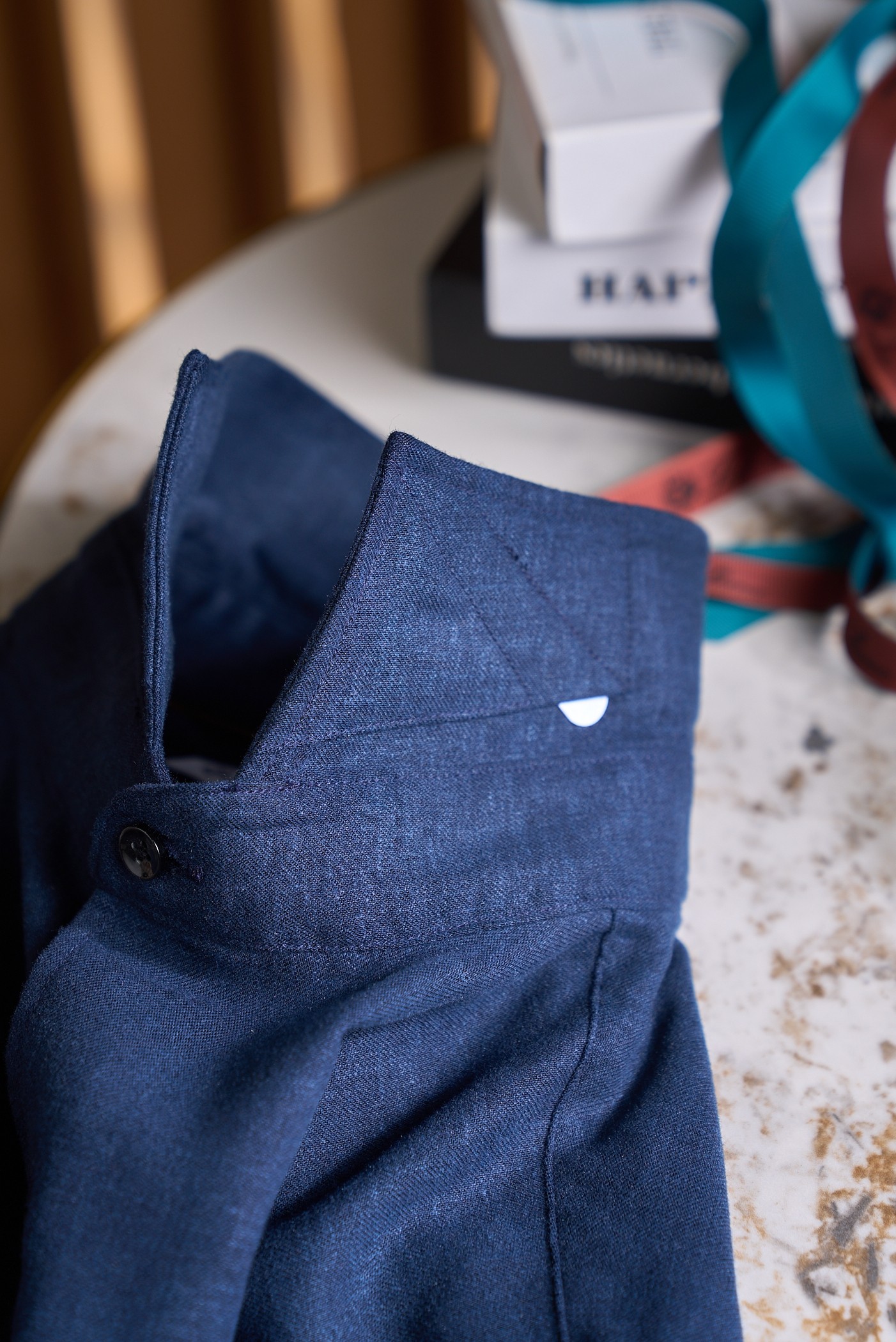 【轻柔的羊毛交织细腻的丝绸，定制成衣染色工艺的温莎领商务衬衫】诺悠翩雅有着悠久的纺织历史和精湛的工艺传统