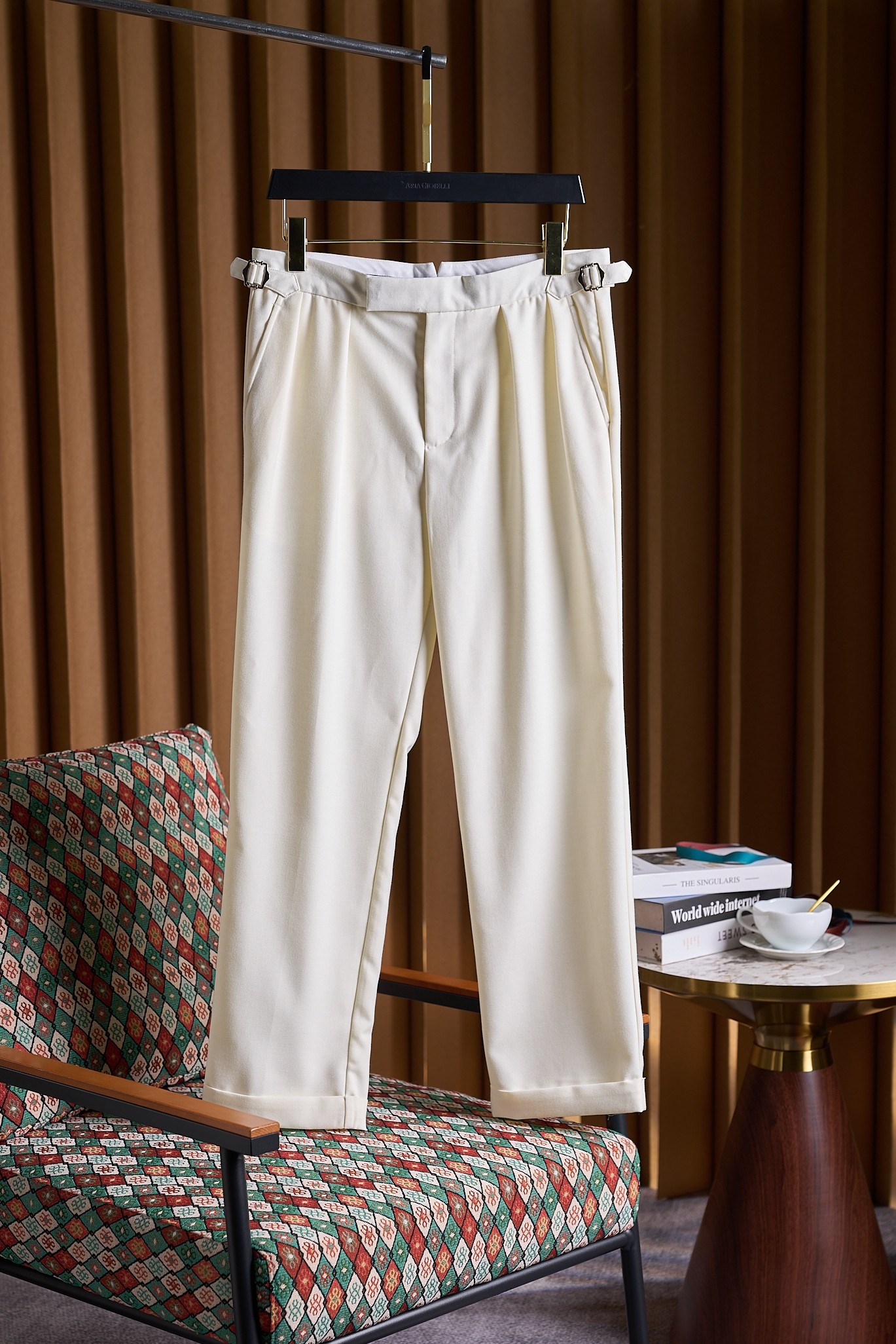 NO:548395,Classic choice, elegant companion - Ralph Lauren nine-point casual pants carefully recommended by Ralph Lauren nine-point casual pants will give you a perfect fusion of American style and excellent quality. This casual pants are made of high-quality imported wool, which feels soft and delicate, as if clouds are gently caressing the skin. At the same time, it has excellent breathability, allowing the skin to breathe freely, and can keep it refreshing and comfortable even in the hot summer. The crispness of the fabric gives the pants a good drape. The lines after the upper body are smooth and natural, showing neatness and ability. The details show Ralph  Lauren's ingenuity is ingenious. The purple webbing on the inner side of the waist is like a mysterious purple ribbon, adding a touch of agility and elegance to the overall simple design. This is a unique logo of the brand and a symbol of quality. The exquisite magnetic cufflink design is not only convenient for putting on and taking off, but also highlights the style in the details. Every opening and closing seems to be in conversation with fashion. In terms of the layout design, it adopts a classic Neapolis style. This design can well modify the leg lines. Whether your legs are straight, slender or slightly curved, it can show an elegant posture under its wrap. The adjustable belt buckle design fully takes into account the needs of different figures. You can adjust freely according to your preferences and comfort to ensure that you are in the best condition at all times.  In terms of matching, these beige casual pants are versatile items. Paired with a simple white shirt, it can create a fresh and natural workplace style, allowing you to shine professional and confident in the office; combined with casual T-shirts and sneakers, it can create a casual and comfortable street style, suitable for weekend trips or gatherings with friends. A tribute to the classics and persistence in self-style. Choose it to choose an elegant, comfortable and timeless fashionable lifestyle. Number 42-56, loro piano, sneakers, shirts, tees, t-shirt, alexander wang19860909经典之选,优雅同行——Ralph Lauren九分休闲裤精心推荐的这款Ralph Lauren九分休闲裤,将带您领略美式风尚与卓越品质的完美融合. 这款休闲裤选用了优质的进口羊毛,触感柔软细腻,仿佛是云朵轻抚肌肤.同时,它具备出色的透气性,能让肌肤自由呼吸,即使在炎炎夏日也能保持清爽舒适.面料的挺括性更是赋予了裤子良好的垂坠感,上身之后线条流畅自然,尽显利落与干练. 细节之处,尽显Ralph Lauren的匠心独运.腰头内侧的紫色织带,宛如一条神秘的紫丝带,为整体简约的设计增添了一抹灵动与精致,这是品牌独有的标识,也是品质的象征.精致的磁性袖扣设计,不仅方便穿脱,更在细节处彰显格调,每一次开合都仿佛是在与时尚对话. 版型设计上,它采用了经典的那不勒斯款式,这种设计能够很好地修饰腿部线条,无论您的腿型是笔直修长还是略带曲线,都能在它的包裹下展现出优雅的姿态.可调节的腰带扣设计,充分考虑了不同身材的需求,您可以根据自己的喜好和舒适度自由调节,确保时刻保持最佳状态. 在搭配方面,这款米白休闲裤堪称百搭单品.搭配简约的白色衬衫,能够营造出清新自然的职场风格,让您在办公室中焕发出专业与自信的光彩；与休闲的T恤和运动鞋组合,又能打造出随性自在的街头风格,适合周末出游或与朋友聚会. 对经典的致敬以及对自我风格的坚持.选择它,就是选择一种优雅、舒适且永不过时的时尚生活方式. 码数42-56,,loro piana,sneakers,shirts,tees，t-shirt,alexander wang,Men's clothing