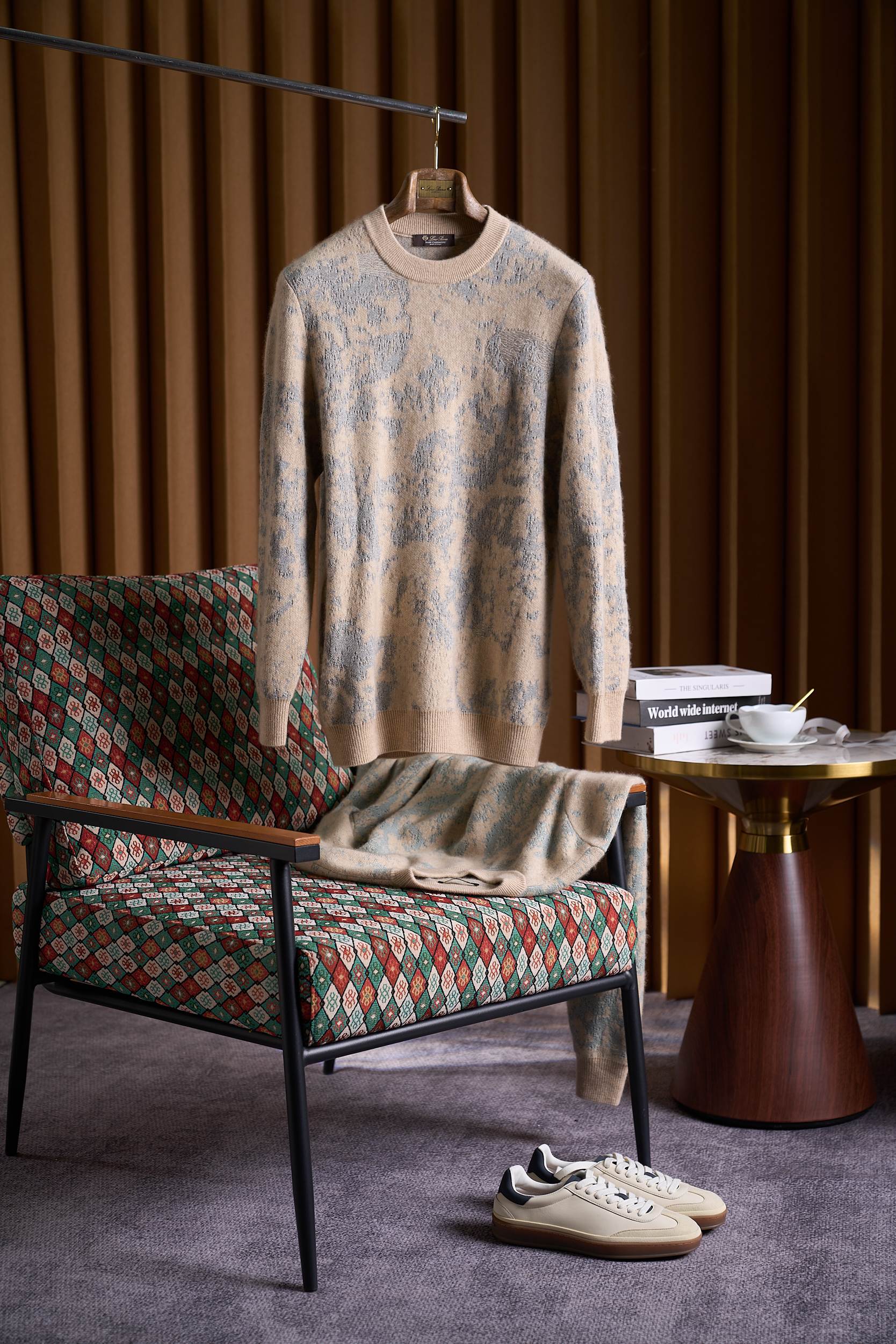 NO:548391,Warm comfort in the cold winter, Loro Piana jacquard cashmere sweater knows what you need. In the cold season, a high-quality cashmere sweater is not only a warm shelter for the body, but also an encounter between warmth and elegance.  The top grade A cashmere material is selected and feels as soft and delicate as a cloud. It is like a second skin, giving you the ultimate comfort and warmth. Each cashmere fiber has been carefully selected and processed to ensure the excellent quality and excellent thermal insulation performance of the sweater, allowing you to feel as comfortable as spring even in the cold season.  The unique jacquard craftsmanship is the finishing touch of this sweater. The interweaving of light beige and light blue outlines an artistic pattern, like a delicate painting, exuding a low-key and luxurious charm. This design not only retains the classic charm, but also incorporates modern fashion elements.   The ribbed cuffs and hem are designed to fit the body shape, which not only effectively prevents the cuffs from deforming, but also locks in warmth and allows you to move freely. The exquisite neckline cut is simple and elegant, perfectly showing the neck line, adding an elegant temperament.  From daily outings to business gatherings, from leisure vacations to romantic dates, this cashmere sweater can be easily controlled, creating a diverse style for you. Paired with a pair of simple jeans, it is casual and casual; paired with a pair of exquisite trousers, it instantly enhances the business temperament; combined with an elegant skirt, it exudes a romantic and charming atmosphere. Size M-3XL,,loro piana,skirts,jeans,sweaters,alexander wang19860909寒冬里的温暖慰藉,Loro Piana提花山羊绒毛衣懂你所需在寒意渐袭的季节,一件高品质的羊绒毛衣不仅是身体的温暖庇护所,也是温暖与优雅从容的邂逅. 精选顶级A级山羊绒材质,触感柔软细腻如云朵般轻柔,仿佛是第二层肌肤,给予你极致的舒适与温暖.每一根羊绒纤维都经过精心挑选与处理,确保了毛衣的卓越品质和出色的保暖性能,让你在寒冷的季节里也能感受到如春般的惬意. 独特的提花工艺是这件毛衣的点睛之笔.浅米色与浅蓝色的交织,勾勒出富有艺术感的图案,宛如一幅细腻的画卷,散发着低调而奢华的魅力.这种设计既保留了经典的韵味,又融入了现代的时尚元素. 罗纹袖口与下摆设计,贴合身形,不仅有效防止袖口变形,还能锁住温暖,让你活动自如.精致的领口剪裁,简约大方,完美展现颈部线条,增添一份优雅气质. 从日常出行到商务聚会,从休闲度假到浪漫约会,这件羊绒毛衣都能轻松驾驭,为你打造多样化的造型风格.搭配一条简约的牛仔裤,尽显休闲随性；配上一条精致的西裤,瞬间提升商务气质；与优雅的裙装组合,则散发出浪漫迷人的气息. 码数M-3XL,,loro piana,skirts,jeans,sweaters,alexander wang,Men's clothing