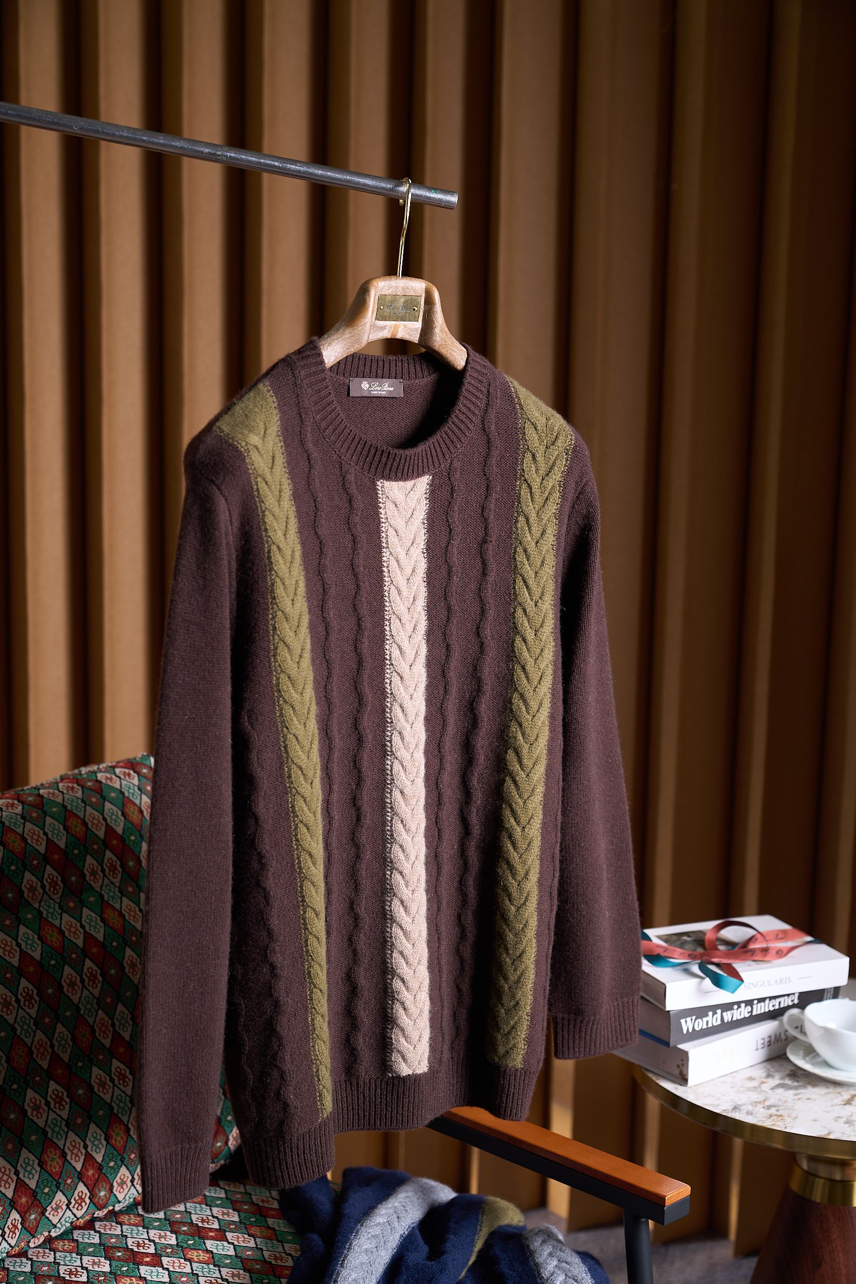 NO:569755,Retro and fashion are intertwined - two-color classic cable cashmere sweater. In the autumn and winter seasons, a high-quality sweater is not only a guarantee of warmth, but also a fashionable embellishment. This cable cashmere sweater we have carefully launched for you perfectly combines classicness and comfort, bringing an unparalleled wearing experience.  This sweater is blended with 35% cashmere and 65% wool, with a soft and delicate texture and a warm and skin-friendly touch. As the 'soft gold' of fibers, cashmere has excellent thermal performance and light texture, allowing you to resist the cold and enjoy a cloud-like comfort experience in the cold season.   The cable pattern on the sweater is a classic design element. It not only adds layering and three-dimensionality to the clothing, but also brings a touch of retro elegance. Whether it is deep navy blue or warm brown, it can show a unique fashion taste and is suitable for various occasions. The ribbed knitted collar and cuffs fit the skin, keep warm and are not easily deformed. Fine workmanship and high-quality fabrics ensure the durability of the sweater and the comfort of long-term wearing.  Size M-3XL,,sweaters,gold,alexander wang19860909复古与时尚交织兼具——双色经典绞花羊绒毛衣秋冬的季节里,一件高品质的毛衣不仅是温暖的保障,更是时尚的点缀.我们为您精心推出的这款绞花羊绒毛衣,将经典与舒适完美融合,带来无与伦比的穿着体验. 这款毛衣采用35山羊绒65羊毛混织,质地柔软细腻,触感温润亲肤.羊绒作为纤维中的“软黄金”,以其卓越的保暖性能和轻盈质感,让您在寒冷的季节里既能抵御严寒,又能享受如云朵般的舒适体验. 毛衣上的绞花图案是经典的设计元素,它不仅增添了衣物的层次感和立体感,更带来一丝复古的优雅气息.无论是深邃的藏蓝色,还是温暖的棕咖色,都能展现出独特的时尚品味,适合各种场合穿着. 罗纹针织的领口和袖口,贴合肌肤,保暖且不易变形.精细的做工和优质的面料,确保了毛衣的耐用性和长久穿着的舒适性. 码数M-3XL,,sweaters,gold,alexander wang,Men's clothing