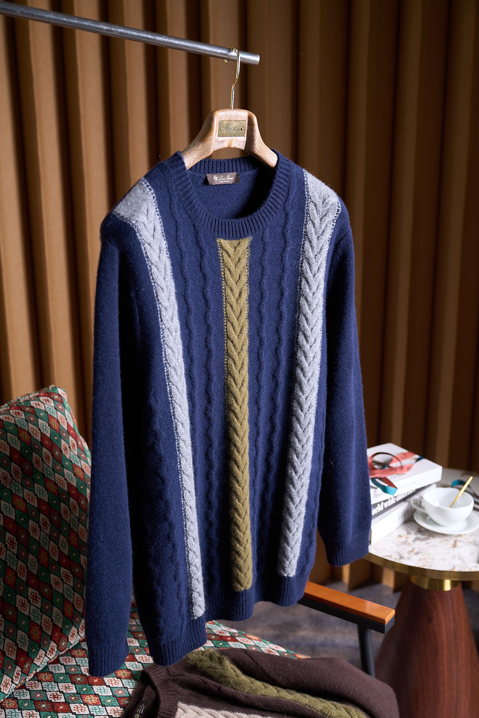 NO:569751,Retro and fashion are intertwined - two-color classic cable cashmere sweater. In the autumn and winter seasons, a high-quality sweater is not only a guarantee of warmth, but also a fashionable embellishment. This cable cashmere sweater we have carefully launched for you perfectly combines classicness and comfort, bringing an unparalleled wearing experience.  This sweater is blended with 35% cashmere and 65% wool, with a soft and delicate texture and a warm and skin-friendly touch. As the 'soft gold' of fibers, cashmere has excellent thermal performance and light texture, allowing you to resist the cold and enjoy a cloud-like comfort experience in the cold season.   The cable pattern on the sweater is a classic design element. It not only adds layering and three-dimensionality to the clothing, but also brings a touch of retro elegance. Whether it is deep navy blue or warm brown, it can show a unique fashion taste and is suitable for various occasions. The ribbed knitted collar and cuffs fit the skin, keep warm and are not easily deformed. Fine workmanship and high-quality fabrics ensure the durability of the sweater and the comfort of long-term wearing.  Size M-3XL,,sweaters,gold,alexander wang19860909复古与时尚交织兼具——双色经典绞花羊绒毛衣秋冬的季节里,一件高品质的毛衣不仅是温暖的保障,更是时尚的点缀.我们为您精心推出的这款绞花羊绒毛衣,将经典与舒适完美融合,带来无与伦比的穿着体验. 这款毛衣采用35山羊绒65羊毛混织,质地柔软细腻,触感温润亲肤.羊绒作为纤维中的“软黄金”,以其卓越的保暖性能和轻盈质感,让您在寒冷的季节里既能抵御严寒,又能享受如云朵般的舒适体验. 毛衣上的绞花图案是经典的设计元素,它不仅增添了衣物的层次感和立体感,更带来一丝复古的优雅气息.无论是深邃的藏蓝色,还是温暖的棕咖色,都能展现出独特的时尚品味,适合各种场合穿着. 罗纹针织的领口和袖口,贴合肌肤,保暖且不易变形.精细的做工和优质的面料,确保了毛衣的耐用性和长久穿着的舒适性. 码数M-3XL,,sweaters,gold,alexander wang,Men's clothing