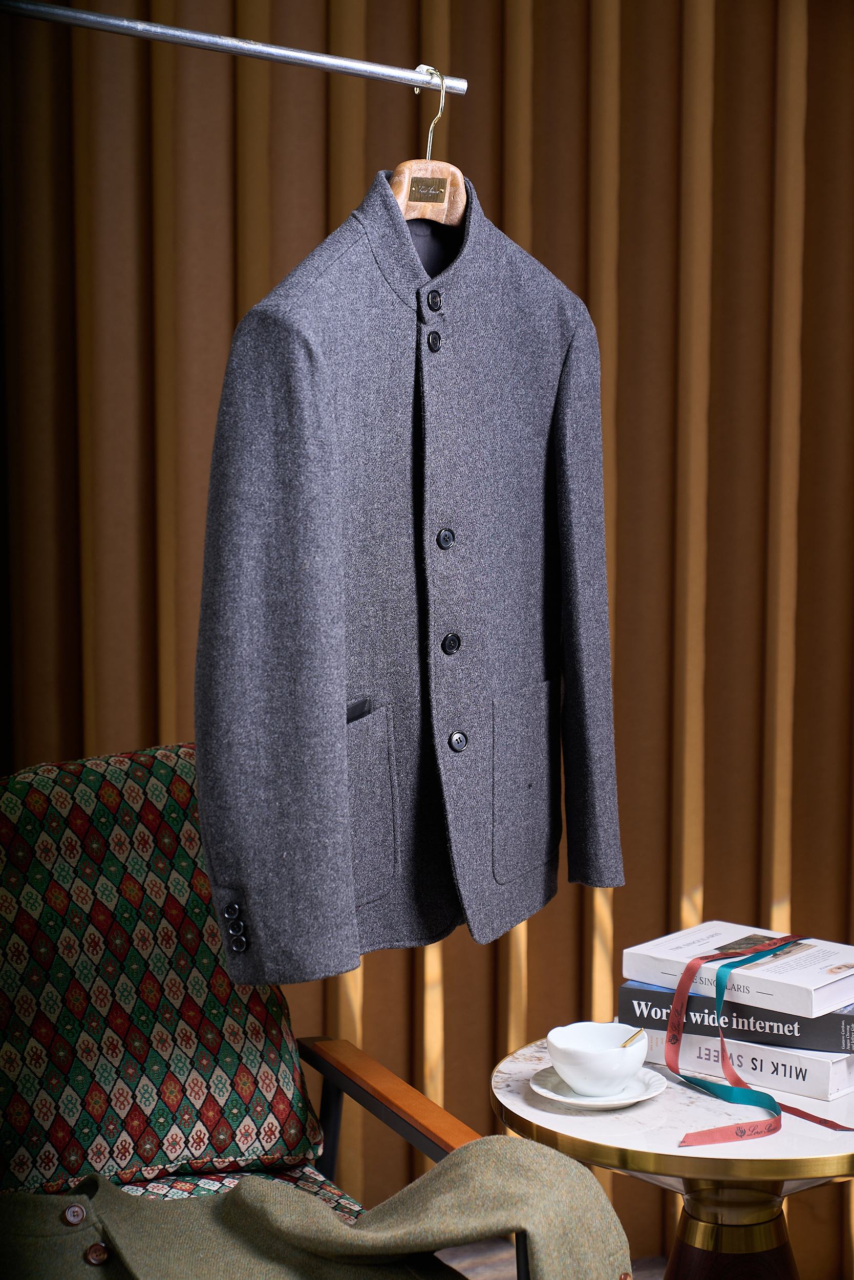 NO:569735,EZ Furniture Customize Designer Style!  Combining Chinese and Western styles, the five-button stand-collar Chinese tunic suit, the collar is turned out and has small lapels, a hunting suit style floral yarn and wool cashmere fabric leather jacket for men. EZ Furniture custom-made designer leather jacket combines oriental style and Western hunting suit aesthetics.  A custom-made piece that breaks the boundaries of style and is tailor-made for men who understand quality. With the classic Chinese tunic suit as its soul, the five-button stand-up collar hides oriental elegance, and the outward-turned collar design injects the cool style of a Western hunting suit. It can be worn in two ways, showing a variety of dressing ideas.   The selected floral yarn and nylon wool and cashmere fabric has a delicate and soft touch, with a high-end texture. It reflects a subtle texture and luster under different lights, taking into account both warmth and visual hierarchy. The splicing design is the finishing touch. The integration of leather elements adds a neat texture to the whole, weakening the restraint of traditional formal wear, so that the jacket can not only meet the exquisite needs of business occasions, but also control the casual atmosphere of daily leisure.  From fabric selection to pattern tailoring, every detail is controlled by the designer. The uniquely designed lambskin accessories are hand-sewn with horn buttons, rejecting the sameness of mass production. Whether you wear it with a shirt to show an elegant aura, or with a sweater underneath to create a relaxed feel, you can stand out from the crowd and easily match the dressing taste of high-end men. Size M-3XL (gray olive green coffee),,jackets   & coats,shirts,sheepskin,alexander wang19860909EZ家私定设计师款！中西结合五粒扣立领中山装,衣领外翻小翻领猎装款花纱花尼羊毛羊绒面料拼皮外套男士EZ家私定设计师款拼皮外套当东方风骨邂逅西式猎装美学. 打破风格边界的私定之作,为懂质感的男士量身打造.以经典中山装为魂,五粒扣立领暗藏东方雅致,衣领外翻设计则注入西式猎装的飒爽格调,一衣两穿间,尽显多元穿搭巧思. 精选花纱花尼羊毛羊绒面料,触感细腻软糯,自带高级肌理感,在不同光线下折射出微妙的纹理光泽,兼顾保暖性与视觉层次.拼接设计更是点睛之笔,皮质元素的融入为整体增添利落质感,弱化了传统正装的拘谨,让外套既能适配商务场合的精致需求,也能驾驭日常休闲的随性氛围. 从面料甄选到版型剪裁,每一处细节均由设计师把控,独特设计小羊皮配件精选手工缝制黄牛角扣,拒绝量产的千篇一律.无论是搭配衬衫展现儒雅气场,还是内搭针织衫营造松弛感,都能让你在人群中脱颖而出,轻松拿捏高阶男士的穿搭品味. 码数M-3XL（灰色 橄榄绿 咖啡色）,,jackets & coats,shirts,sheepskin,alexander wang,Men's clothing