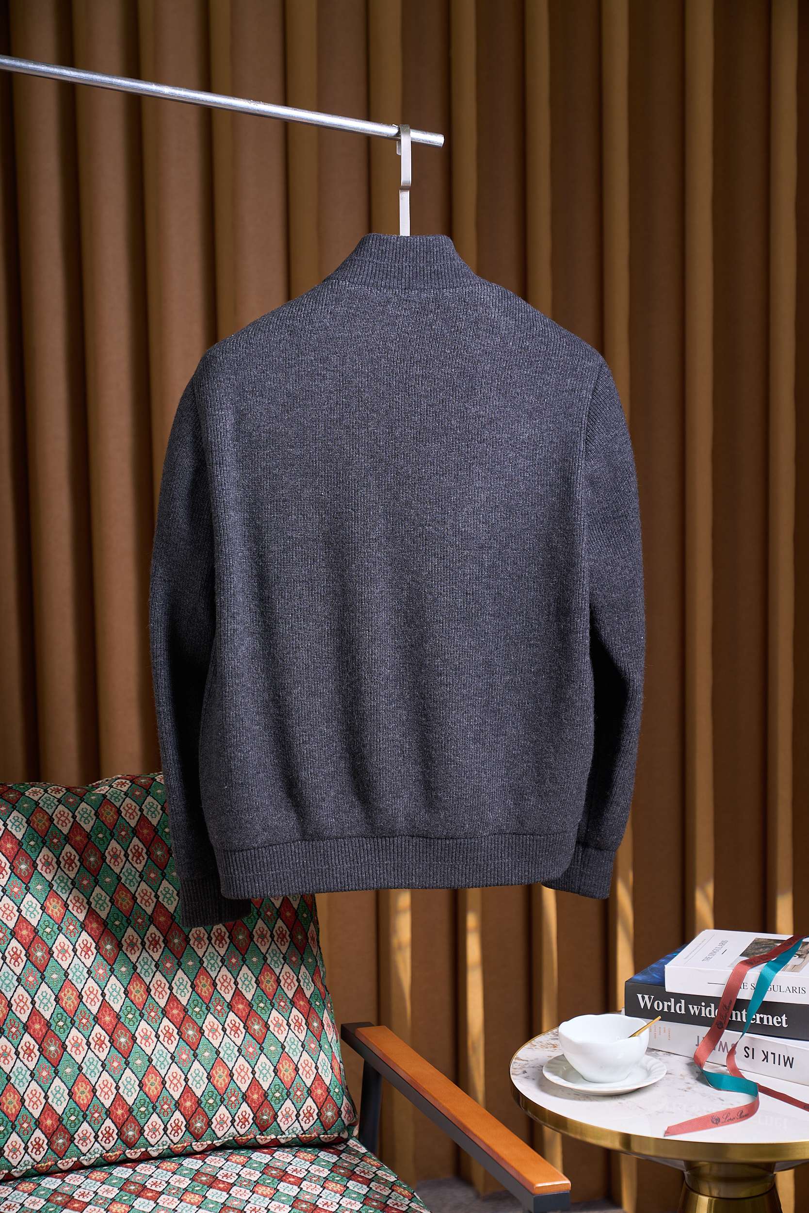 NO:569739,Light luxury style stand collar windproof!  Contains 67 wool clip-on gray yarn, chest roll-up pocket design, jacket-style knitted jacket for men, light luxury stand-up collar knitted jacket, with commuting texture in clip-on gray tone. When the warmth of wool meets the neatness of the jacket, this knitted jacket with its own light luxury style is born, guaranteeing your dignity and comfort for commuting in autumn and winter.  Selected floral gray yarn containing 67% wool, weaving a delicate and soft texture, which not only has the constant temperature insulation power of wool, but also can withstand the cool wind in the morning and evening. The floral gray tone is not picky on the skin color, with a low saturation and high-end feel. It is a few more layers than pure gray, more stable than bright colors, and reveals exquisiteness in a low-key manner.   The shape combines the neatness of a jacket with the soft knitted stand-up collar design that fits the neck, is windproof and refreshing, and can be easily pulled up to resist the coolness of the street. The rolled pocket on the chest is the finishing touch, and the three-dimensional cut is not bloated. It can not only easily store mobile phones and keys, but also uses details to add a light and luxurious tone. There is no unnecessary decoration, but there is thought everywhere.  The fabric is soft and not collapsed, and the upper body has a moderate sense of stiffness. It is not bloated like ordinary knitwear, and is more gentle than a hard-shell jacket. It can be easily worn with a shirt, a cashmere sweater inside for daily commuting, or with jeans for weekend outings. It is a textured item that can be worn for three seasons and has a taste for time. Size M-3XL,,jeans,jackets & coats,jackets & coats,shirts,alexander  wang19860909轻奢格调立领防风！含67羊毛夹花灰纱线胸口卷边口袋设计夹克款针织外套男士轻奢立领针织夹克,夹花灰调里的通勤质感. 当羊毛的温润遇上夹克的利落,便有了这件自带轻奢格调的针织外套,承包你秋冬通勤的体面与舒适. 精选含67羊毛的夹花灰纱线,织就细腻软糯的肌理,既有羊毛自带的恒温保暖力,又能抗住早晚微凉的风.夹花灰调不挑肤色,自带低饱和高级感,比纯灰多了几分层次,比亮色更显沉稳,低调中透着精致. 版型上融合夹克的利落与针织的柔软立领设计贴合颈部,防风又显精神,随手拉起就能抵御街头凉意；胸口卷边口袋是点睛之笔,立体剪裁不臃肿,既能随手放手机、钥匙,又用细节感拉满轻奢调性,没有多余装饰,却处处见心思. 面料软糯不垮塌,上身有适度挺括感,不会像普通针织衫显臃肿,也比硬壳夹克更显温柔.日常通勤搭衬衫、内搭羊绒衫,或是周末出街配牛仔裤,都能轻松穿出松弛不刻意的格调,是一件能穿三季、越穿越有味道的质感单品. 码数M-3XL,,jeans,jackets & coats,jackets & coats,shirts,alexander wang,Men's clothing