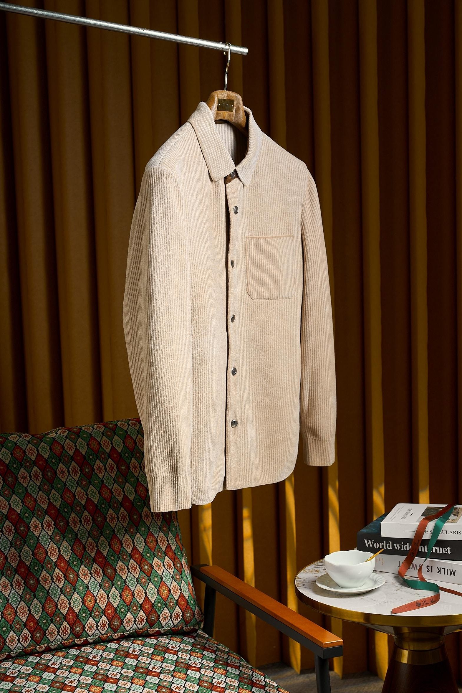 NO:569711,Vintage corduroy returns!  The knitting process uses high-quality wool with ruffled hem and metal four-button small square collar shirt-style jacket for men. It reshapes the classics and revitalizes the texture. When the retro trend sweeps the wardrobe again, this corduroy shirt-style jacket uses sincere craftsmanship to awaken the elegant memory of men's wear.  Selected high-quality corduroy fabric containing 21% wool, which feels soft and waxy yet stiff and stylish. It not only has the moist texture and warmth brought by wool, but also retains the iconic texture of corduroy. It shows a delicate retro luster with the flow of light and shadow, and the upper body has a sense of luxury accumulated over time.   The details include an ingenious and neat small square collar that outlines the neck line, and a retro metal four-button buckle, which shows a neat style; the hidden ruffle design at the hem breaks the dullness of the traditional jacket, injecting some smartness and ingenuity into the retro style, and balances leisure and sophistication easily.  Whether worn with a solid color sweater to create a layered layer, or worn alone with casual pants, it can be easily adapted to various scenes such as daily commuting, weekend outings, etc., allowing you to wear your own texture and tone between retro and modern. Size M-3XL,, jackets & coats, shirts, alexander wang19860909复古灯芯绒再现！针织工艺选用优质含21羊毛荷叶边下摆金属四合扣小方领衬衫式外套男士复古灯芯绒衬衫式外套,重塑经典,质感新生. 当复古风潮再度席卷衣橱,这款灯芯绒衬衫式外套以诚意工艺,唤醒男士穿搭的优雅记忆. 精选含21羊毛的优质灯芯绒面料,触感软糯却挺括有型,既有羊毛带来的温润质感与保暖性,又保留灯芯绒标志性的纹理肌理,随光影流转呈现细腻复古光泽,上身自带岁月沉淀的高级感. 细节处更见巧思利落小方领勾勒颈部线条,搭配复古金属四合扣,扣合间尽显利落格调；下摆暗藏荷叶边设计,打破传统外套的沉闷感,为复古风格注入几分灵动巧思,休闲与精致轻松平衡. 无论是内搭纯色针织衫打造叠穿层次,还是单穿搭配休闲裤,都能轻松适配日常通勤、周末出游等多种场景,让你在复古与现代之间,穿出独属于自己的质感腔调. 码数M-3XL,,jackets & coats,shirts,alexander wang,Men's clothing