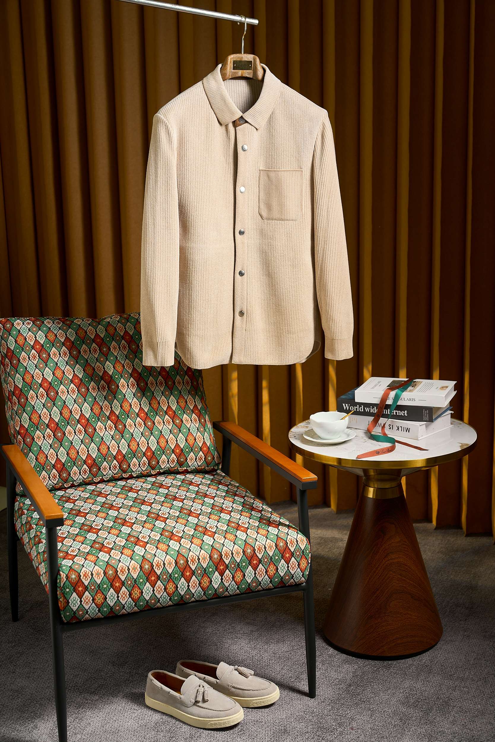 NO:569717,Vintage corduroy returns!  The knitting process uses high-quality wool with ruffled hem and metal four-button small square collar shirt-style jacket for men. It reshapes the classics and revitalizes the texture. When the retro trend sweeps the wardrobe again, this corduroy shirt-style jacket uses sincere craftsmanship to awaken the elegant memory of men's wear.  Selected high-quality corduroy fabric containing 21% wool, which feels soft and waxy yet stiff and stylish. It not only has the moist texture and warmth brought by wool, but also retains the iconic texture of corduroy. It shows a delicate retro luster with the flow of light and shadow, and the upper body has a sense of luxury accumulated over time.   The details include an ingenious and neat small square collar that outlines the neck line, and a retro metal four-button buckle, which shows a neat style; the hidden ruffle design at the hem breaks the dullness of the traditional jacket, injecting some smartness and ingenuity into the retro style, and balances leisure and sophistication easily.  Whether worn with a solid color sweater to create a layered layer, or worn alone with casual pants, it can be easily adapted to various scenes such as daily commuting, weekend outings, etc., allowing you to wear your own texture and tone between retro and modern. Size M-3XL,, jackets & coats, shirts, alexander wang19860909复古灯芯绒再现！针织工艺选用优质含21羊毛荷叶边下摆金属四合扣小方领衬衫式外套男士复古灯芯绒衬衫式外套,重塑经典,质感新生. 当复古风潮再度席卷衣橱,这款灯芯绒衬衫式外套以诚意工艺,唤醒男士穿搭的优雅记忆. 精选含21羊毛的优质灯芯绒面料,触感软糯却挺括有型,既有羊毛带来的温润质感与保暖性,又保留灯芯绒标志性的纹理肌理,随光影流转呈现细腻复古光泽,上身自带岁月沉淀的高级感. 细节处更见巧思利落小方领勾勒颈部线条,搭配复古金属四合扣,扣合间尽显利落格调；下摆暗藏荷叶边设计,打破传统外套的沉闷感,为复古风格注入几分灵动巧思,休闲与精致轻松平衡. 无论是内搭纯色针织衫打造叠穿层次,还是单穿搭配休闲裤,都能轻松适配日常通勤、周末出游等多种场景,让你在复古与现代之间,穿出独属于自己的质感腔调. 码数M-3XL,,jackets & coats,shirts,alexander wang,Men's clothing