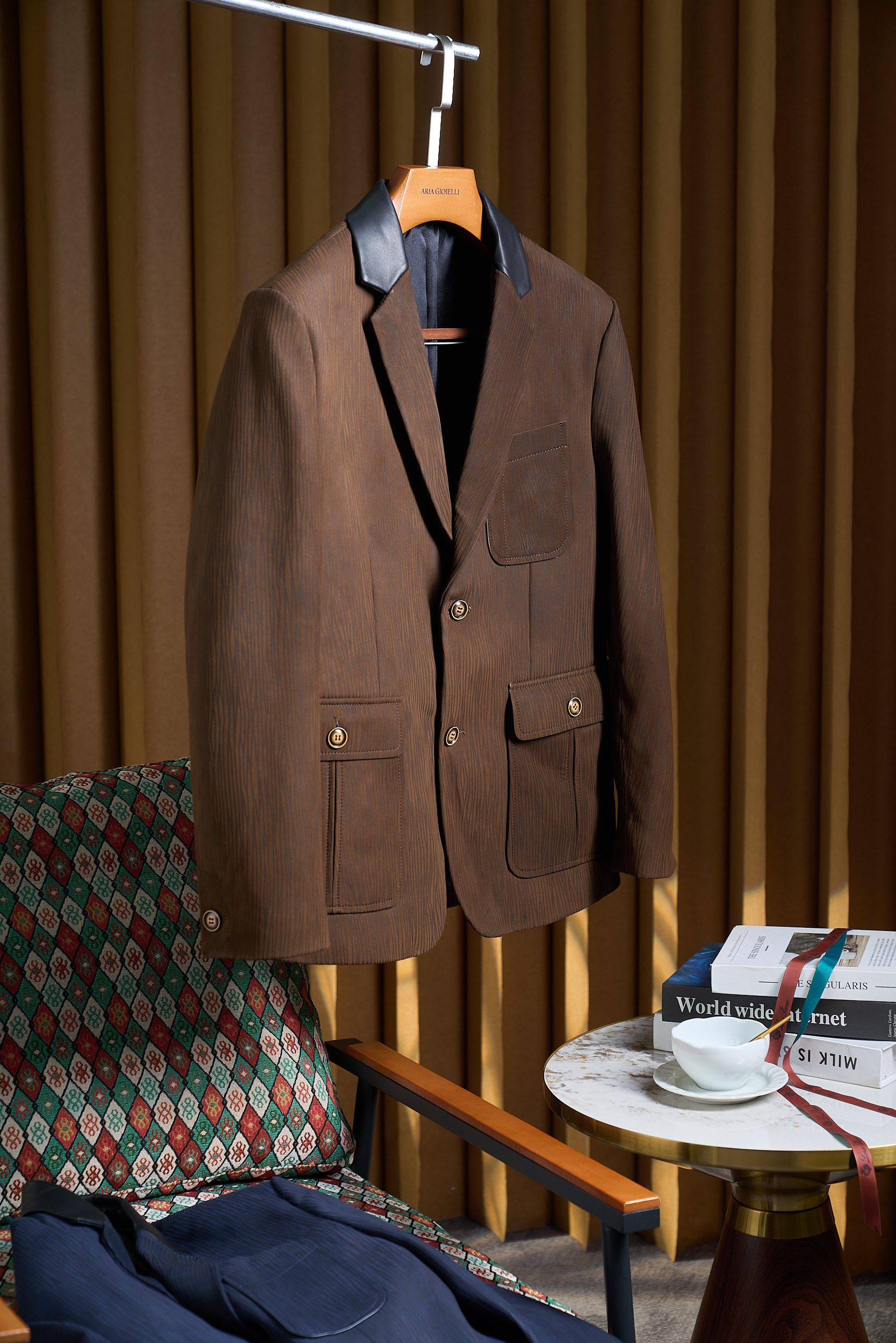 NO:569727,Select imported sheepskin!  Special roller embossing process hunting style three-pocket design notch lapel leather suit suit men's imported sheepskin hunting suit suit, a high-end fusion of texture and function. The imported sheepskin is selected, the leather is fine and flexible, soft to the touch and has a high-grade texture. It has a stiff shape and a skin-friendly feel, and is not easily deformed after long-term wear, showing its quality heritage.  The innovative use of a special roller embossing process forms an exquisite and layered texture on the leather surface, breaking the monotony of traditional leather jackets. The low-key design hides ingenuity, making every inch of leather unique and recognizable. The classic hunting jacket style is used as the base, with a practical three-pocket design, which is both decorative and storage. It is convenient and worry-free to place small items in daily life; the neat lapel design is suitable for many occasions. Size M-3XL (arranged for delivery in 3-5 days), leather jacket, business   suit,sheepskin,alexander wang19860909甄选进口绵羊皮！特殊滚筒压花工艺猎装款式三口袋设计平驳领皮衣西装套男士进口绵羊皮猎装西装套装,质感与机能的高阶融合. 精选进口绵羊皮,皮质细腻柔韧,触感温润且自带高级肌理,兼具挺括版型与亲肤穿着感,久穿不易变形,尽显品质底蕴. 创新采用特殊滚筒压花工艺,在皮革表面形成精致且富有层次的纹理,打破传统皮衣的单调感,低调中暗藏设计巧思,让每一寸皮质都充满独特辨识度. 经典猎装款式为基底,搭配实用三口袋设计,兼具装饰性与收纳功能,日常放置小物件便捷省心；利落平驳领设计适配多场合. 码数M-3XL（3-5天安排发货）,,leather jacket,business suit,sheepskin,alexander wang,Men's clothing