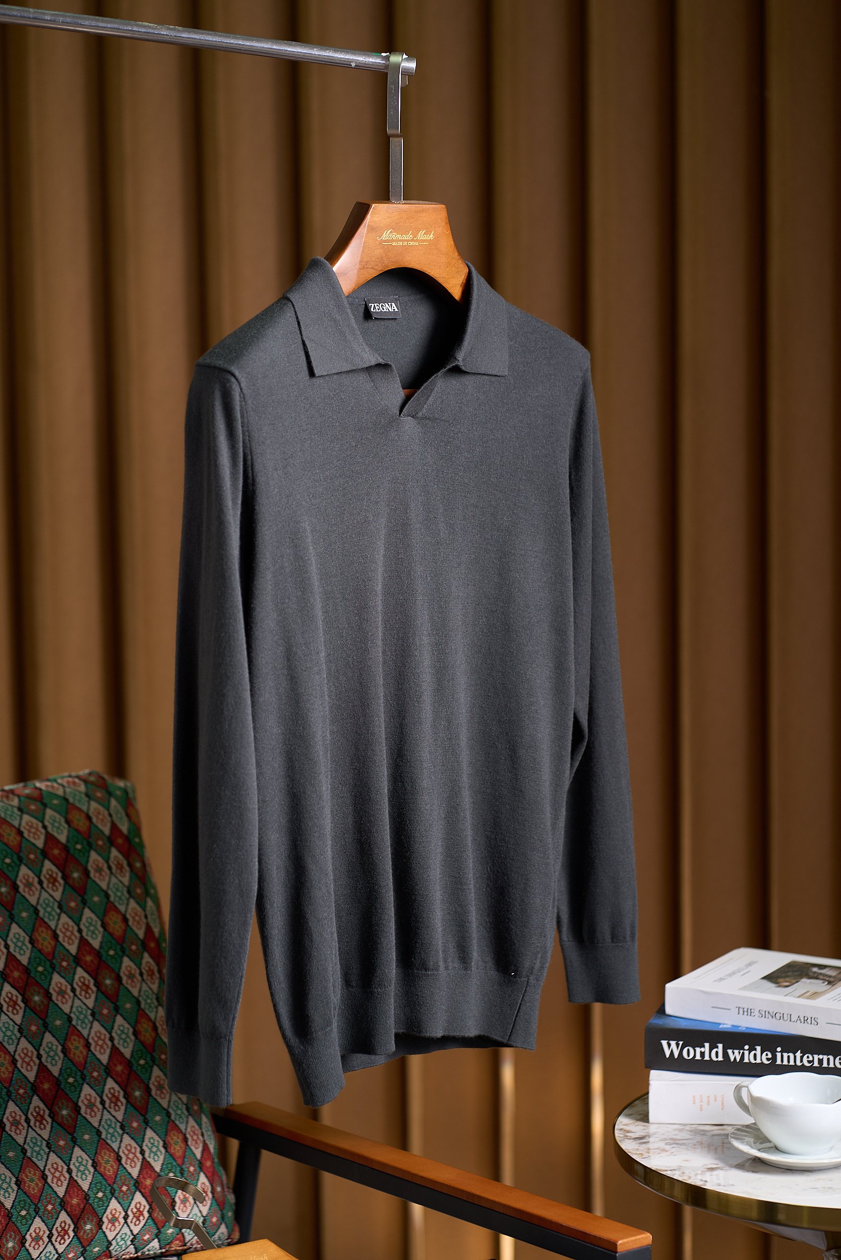 NO:569722,EZ's classic seagull collar design contains wool, mulberry and silk blended yarn, silky and comfortable autumn and winter long-sleeved POLO shirt. EZ's classic men's seagull collar POLO shirt | Autumn and winter texture choice. When the coolness of autumn and winter meets exquisite style, EZ's seagull collar POLO shirt, with classic design and luxurious fabrics, redefines the elegance and warmth of men's daily wear. 1. The iconic seagull collar breaks the mediocre design  Different from the conventional collar type of traditional POLO shirts, this one adopts the brand's iconic seagull collar design, with smooth and natural lines, as agile as a seagull spreading its wings. The collar is slightly expanded, which can not only modify the neck line, add a three-dimensional sense to the facial contour, but also avoid the dullness of the lapels. It is casual and sophisticated, and can be easily worn for business commuting or daily leisure.   2. Wool and mulberry silk blend, silky and warm to the touch. Selected wool + mulberry silk blended yarn combines the advantages of two precious fabrics. The wool component gives the clothing excellent warmth retention and fluffiness, which can lock in temperature without being stuffy when worn in autumn and winter, resisting the coolness while maintaining lightness; the mulberry silk blessing brings a delicate and silky touch, is soft and skin-friendly when worn next to the skin, reduces friction and discomfort, and can also enhance the luster of the fabric, giving the clothing a low-key, high-end texture.  The overall fabric is not easy to pill or deform, and can remain crisp and stylish after long-term wear, taking into account both comfort and durability. 3. Long-sleeved version for autumn and winter, balancing practicality and style   The classic long-sleeved design accurately meets the needs of autumn and winter. It can be worn directly outside when the temperature difference between morning and evening is large, and it can also be used as an inner layer after cooling down. It is neat and stylish when layered with suits or windbreakers. The pattern follows ergonomic tailoring, not tight or loose, and can accommodate a variety of body shapes. It can move freely while also quietly modifying the body lines, showing a man's neat posture.  From fabric to design, from texture to practical wear, this seagull collar POLO shirt from EZ is not only a practical item in the autumn and winter wardrobe, but also an 'invisible weapon' to enhance the dressing taste, allowing men to easily wear effortlessly elegant style in daily life. Size M-3XL (navy blue, apricot, pickle green),, business suit, alexander wang19860909EZ家经典之作海鸥领设计含羊毛桑蚕丝混纺纱线丝滑舒适秋冬长袖POLO衫EZ家经典男士海鸥领POLO衫｜秋冬质感之选. 当秋冬的微凉邂逅精致格调,EZ家这款海鸥领POLO衫,以经典设计与奢适面料,重新定义男士日常穿搭的优雅与温暖. 一、标志性海鸥领,打破平庸设计 区别于传统POLO衫的常规领型,这款采用品牌标志性的海鸥领设计,线条流畅自然,如同海鸥展翅般灵动.领型微微外扩,既能修饰颈部线条,增添脸部轮廓立体感,又避免了翻领的呆板,休闲中透着精致,无论是商务通勤还是日常休闲,都能轻松穿出高级感. 二、羊毛桑蚕丝混纺,触得到的丝滑温暖 精选羊毛+桑蚕丝混纺纱线,集两种珍贵面料的优势于一身 羊毛成分赋予衣物优秀的保暖性与蓬松感,秋冬穿着锁温不闷,抵御凉意的同时保持轻盈； 桑蚕丝加持则带来细腻丝滑的触感,贴肤穿着柔软亲肤,减少摩擦不适感,还能提升面料的光泽感,让衣物自带低调的高级质感. 整体面料不易起球、不易变形,久穿仍能保持挺括有型,兼顾舒适与耐用. 三、秋冬长袖版型,实用与格调兼顾 经典长袖设计,精准适配秋冬季节需求,早晚温差大时可直接外穿,降温后也能作为内搭,叠穿西装、风衣都利落有型.版型遵循人体工学剪裁,不紧绷不松垮,能包容多种身形,活动自如的同时,还能悄悄修饰身材线条,尽显男士利落身姿. 从面料到设计,从质感至实穿,EZ家这款海鸥领POLO衫,既是秋冬衣橱的实用单品,更是提升穿搭品味的“隐形利器”,让男士在日常中轻松穿出不费力的优雅格调. 码数M-3XL（藏青 杏色 咸菜绿）,,business suit,alexander wang,Men's clothing