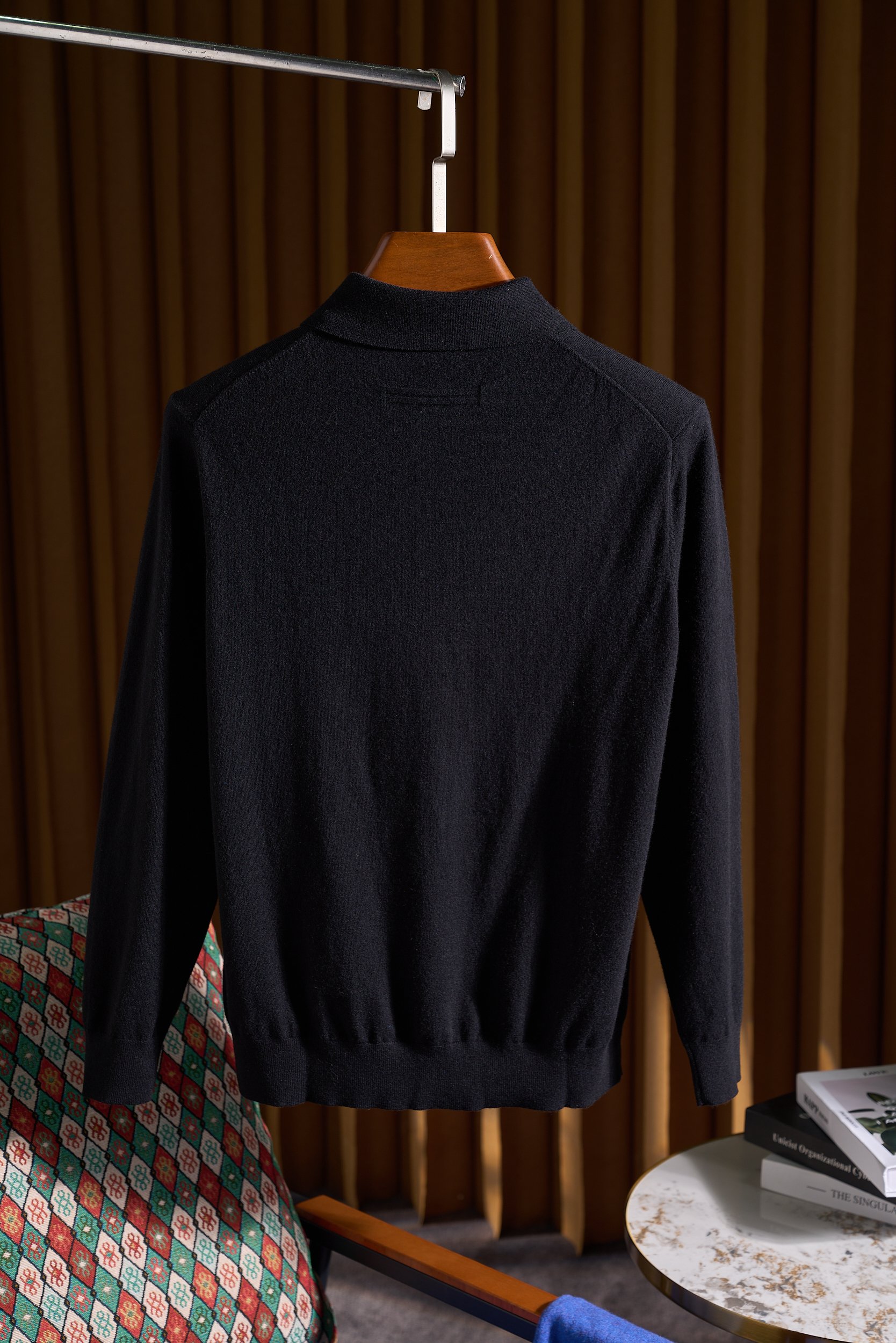 NO:569705,Mixed color threads hide a hint of personality in simplicity. Wool POLO shirts are in the men's fashion landscape. There are always some items that can easily become the 'ace player' in the wardrobe by virtue of high-quality materials. The wool POLO sweater brought to you today is such a treasure item that combines appearance and quality.  High-quality wool is selected as the main material. The natural characteristics of wool fiber give this POLO shirt excellent comfort. It is soft and skin-friendly, and does not feel itchy when worn close to the body, just like being wrapped by soft clouds. At the same time, wool also has good warmth retention and breathability, locking you in warmth in the cold season, and keeping you dry and breathable in slightly hotter weather, keeping you comfortable and comfortable at all times.   The classic lapel design is the finishing touch of this simple and elegant POLO shirt. It modifies the neck line with smooth lines, making the neck look more slender and straight. The crispness of the lapel, without unnecessary folds or decorations, can show the elegance and sophistication of a gentleman in its simplicity. Whether it is paired with formal or casual wear, this classic lapel can be easily integrated into it, adding stability and grandeur to the overall look.  The three-breasted button design adds a sense of sophistication to the simple style of this POLO shirt. The buttons are neatly arranged with moderate spacing, which is not only easy to put on and take off, but also plays a role in visual balance and modification. There are no complicated button types or decorations, but the simple three-breasted buttons can show a sense of quality in the details. It complements the mixed color thread and classic lapel, and together constitutes the simple and elegant overall style of this POLO shirt.   Size M-4XL,,alexander wang19860909混织色线于简约中藏得一丝个性,羊毛POLO衫在男士的时尚版图中,总有一些单品能凭借优质材质,轻松成为衣橱里的“王牌选手”.今天为您带来的这款羊毛POLO衫,便是这样一件集颜值与品质于一身的宝藏单品. 精选高品质羊毛作为主要材质,羊毛纤维的天然特性赋予了这件POLO衫卓越的舒适度.它柔软亲肤,贴身穿也不会有丝毫的刺痒感,就像被轻柔的云朵包裹.同时,羊毛还具有良好的保暖性和透气性,在寒冷的季节为你锁住温暖,在稍热的天气里又能保持干爽透气,让你时刻保持舒适自在. 经典的翻领设计是这款POLO衫简洁大方的点睛之笔.它以流畅的线条修饰颈部线条,让脖颈看起来更加修长挺拔.翻领的挺括感,没有多余的褶皱或装饰,却能在简洁中彰显出绅士的优雅与干练.无论是搭配正装还是休闲装,这个经典的翻领都能轻松融入,为整体造型增添一份稳重与大气. 三排扣的设计为这件POLO衫的简洁风格增添了一丝精致感.扣子排列整齐,间距适中,既方便穿脱,又在视觉上起到了平衡和修饰的作用.没有复杂的扣型或装饰,简单的三排扣却能在细节处展现出品质感.它与混织的色线、经典的翻领相得益彰,共同构成了这件POLO衫简洁大方的整体风格. 码数M-4XL,,alexander wang,Men's clothing