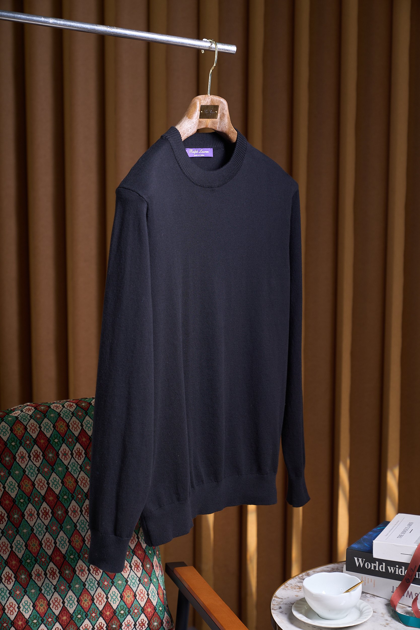 NO:569687,Rib collar, classic silhouette, round neck pullover, long-sleeved sweater. Autumn is here, and it’s time to refresh your wardrobe!  This round-neck long-sleeved sweater, with its classic and practical style, has become a fashion item that cannot be missed this season.  The simple and elegant round neck design, with smooth and natural lines, not only fits the curve of the neck, bringing a comfortable wearing experience, but also can be easily adapted to various occasions. Whether it is daily outings, gatherings with friends, or business meetings, the low-key and elegance of the round neck can allow you to handle it with ease. The long-sleeved design intimately protects you from the slightest chill in autumn and protects warmth in all aspects, allowing you to be calm and calm in changing weather.   The overall silhouette adopts a slim but not tight version, which can cleverly outline the body lines, showing neatness and capability. At the same time, it leaves enough space so that you will not feel restricted and can move freely. The rib design at the hem and cuffs is a highlight, which not only increases the layering and fashion sense of the clothing, but also fits the body better, prevents cold wind from intruding, and improves the warmth retention performance.  Selected high-quality pure cotton, soft and skin-friendly, as comfortable as the second skin. It also has good breathability, so you will not feel stuffy even if you wear it for a long time, keeping you dry and comfortable at all times. Exquisite stitching technology, uniform and fine, ensure that the clothes are durable and not easy to deform, and can withstand the test of time. Size M-4XL,, alexander wang19860909罗纹领经典廓形圆领套头长袖针织衫秋季翩然而至,衣橱焕新正当时！这款圆领长袖针织衫,以其经典又实用的款式,成为这个季节不可错过的时尚单品. 简约大气的圆领设计,线条流畅自然,不仅贴合颈部曲线,带来舒适的穿着感受,还能轻松适配各种场合.无论是日常出街、朋友聚会,还是商务会议,圆领的低调与优雅都能让你自在应对.长袖的设计则贴心地为你抵御秋日的丝丝凉意,全方位守护温暖,让你在多变天气中也能从容不迫. 整体廓形采用了修身而不紧绷的版型,能够巧妙地勾勒出身体线条,展现利落与干练.同时,又留有足够的空间,不会让你感到束缚,活动自如.衣摆和袖口处的罗纹设计是一大亮点,不仅增加了衣物的层次感和时尚感,还能更好地贴合身体,防止冷风灌入,保暖性能更上一层楼. 精选优质纯棉,柔软亲肤,仿佛第二层肌肤般舒适.而且具有良好的透气性,即使长时间穿着也不会感到闷热,让你时刻保持干爽自在. 精致的缝线工艺,均匀细密,确保衣物耐穿且不易变形,经得起时间的考验. 码数M-4XL,,alexander wang,Men's clothing