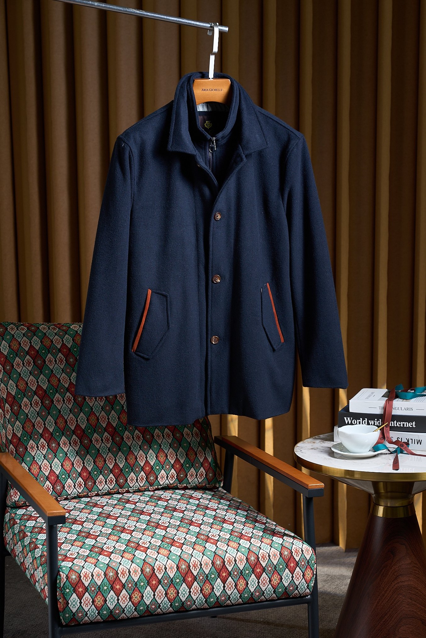 NO:569744,Rejecting the sameness, with a unique and strong sense of style, the fake two-piece three-dimensional double-layered cashmere wool blend jacket breaks the shackles of the conventional. This fake two-piece double-layered collar jacket is such an alternative pioneer that combines style and uniqueness.  The shape design of this jacket is unique. It breaks the monotony and rigidity of traditional jackets and appears in front of us with a very impactful attitude. The design of two fake pieces cleverly creates a rich sense of layering, as if you are wearing two pieces of clothing with different styles at the same time, but they blend harmoniously into one.   The most eye-catching thing is undoubtedly the unique double-layer collar shape. The outer collar is like a resolute guard, using three-dimensional tailoring technology, with strong and tensile lines. The slightly raised collar seems to declare the wearer's uninhibitedness and confidence. The deep collar effect can not only modify the neck line well, but also visually lengthen the proportions of the face, making your facial features more three-dimensional and deeper.  The jacket's shape design is also very sophisticated. The slim cut can perfectly outline your body curves, showing the strength of men, while not being too tight, leaving enough room for you to move and comfortable. It abandons the traditional monotonous colors and adopts a bold and creative contrasting design. The outer collar is in sharp contrast with the main color. The fabric has excellent texture and has both touch and performance.   In addition to having a unique shape and design, an excellent jacket also needs to be supported by high-quality fabrics. This jacket strives for excellence in the selection of fabrics. It uses top-quality wool and cashmere blended fabrics, which perfectly combines natural fibers with high-tech synthetic fibers. The inner fabric is made of soft and comfortable polyester fiber material, which has a delicate and warm touch and can fit the body well to avoid stuffiness and discomfort.  Starting from cutting, professional tailors accurately cut out each piece of fabric based on ergonomic principles to ensure that the jacket has a fit and smooth lines. The sewing process is even more meticulous, using double-thread sewing technology, with fine and even stitches, strong and durable. Whether it is cuffs, hems or collars, they are all processed very delicately. Size 48-56,,jackets & coats,jackets & coats,alexander wang19860909拒绝千篇一律,独特且强烈的造型感,假两件立体双层领羊绒羊毛混纺夹克外套冲破常规的枷锁,这款假两件双层领夹克,便是这样一款集造型感、独特性于一身的另类先锋. 这款夹克的造型设计堪称一绝,它打破了传统夹克的单调与刻板,以一种极具冲击力的姿态出现在我们面前.假两件的设计巧妙地营造出丰富的层次感,仿佛你同时穿上了两件风格迥异的服装,却又和谐地融为一体. 最引人注目的当属那独特的双层领造型.外层领口如同一位坚毅的卫士,采用了立体剪裁工艺,线条硬朗且富有张力,微微向上扬起的领型,仿佛在宣示着穿着者的不羁与自信.纵深的领型效果不仅能够很好地修饰颈部线条,还能在视觉上拉长脸部比例,让你的五官更加立体深邃. 夹克的版型设计也十分考究,修身的剪裁能够完美勾勒出你的身体曲线,展现出男性的健硕同时,又不会过于紧身,给你留出了足够的活动空间,留出了舒适的活动空间. 摒弃了传统的单调色彩,采用了大胆而富有创意的撞色设计.外层领口与主体颜色形成鲜明对比. 面料质感卓越,触感与性能兼得 一款优秀的夹克,除了要有独特的造型和设计,还需要有高品质的面料来支撑.这款夹克在面料的选择上可谓精益求精,采用了顶级的羊毛羊绒混纺面料,将天然纤维与高科技合成纤维完美结合. 内层面料则选用了柔软舒适的聚酯纤维材质,触感细腻温润,能够很好地贴合身体,避免闷热和不适. 从裁剪开始,专业的裁剪师根据人体工程学原理,精确地裁剪出每一块面料,确保夹克的版型合身、线条流畅.缝制工艺更是一丝不苟,采用了双线缝制技术,针脚细密均匀,牢固耐用.无论是袖口、下摆还是领口,都处理得非常精致. 码数48-56,,jackets & coats,jackets & coats,alexander wang,Men's clothing