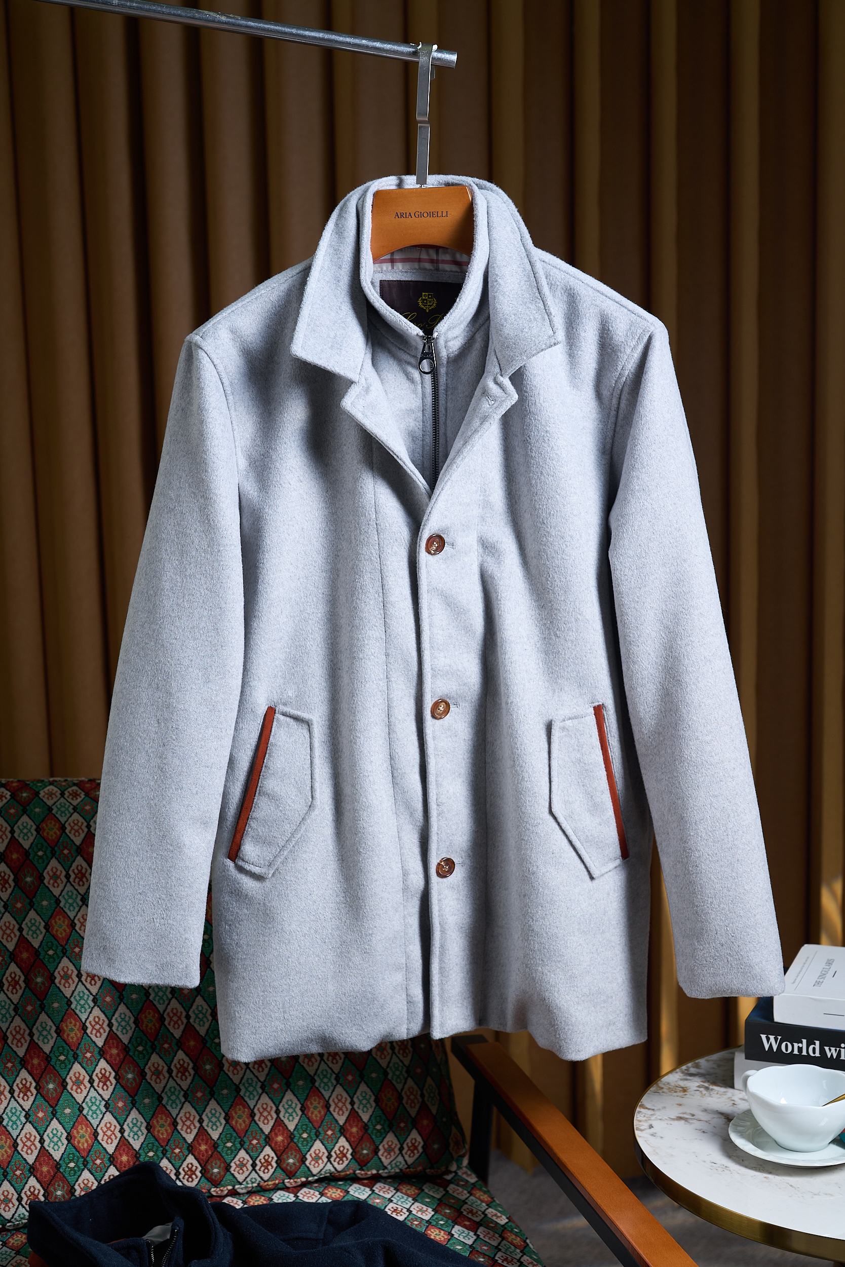 NO:569748,Rejecting the sameness, with a unique and strong sense of style, the fake two-piece three-dimensional double-layered cashmere wool blend jacket breaks the shackles of the conventional. This fake two-piece double-layered collar jacket is such an alternative pioneer that combines style and uniqueness.  The shape design of this jacket is unique. It breaks the monotony and rigidity of traditional jackets and appears in front of us with a very impactful attitude. The design of two fake pieces cleverly creates a rich sense of layering, as if you are wearing two pieces of clothing with different styles at the same time, but they blend harmoniously into one.   The most eye-catching thing is undoubtedly the unique double-layer collar shape. The outer collar is like a resolute guard, using three-dimensional tailoring technology, with strong and tensile lines. The slightly raised collar seems to declare the wearer's uninhibitedness and confidence. The deep collar effect can not only modify the neck line well, but also visually lengthen the proportions of the face, making your facial features more three-dimensional and deeper.  The jacket's pattern design is also very sophisticated. The slim cut can perfectly outline your body curves, showing off the strength of a man without being too tight, leaving enough room for you to move and comfortable. It abandons the traditional monotonous colors and adopts a bold and creative contrasting design. The outer collar is in sharp contrast with the main color. The fabric has excellent texture and has both tactile feel and performance.   In addition to having a unique shape and design, an excellent jacket also needs to be supported by high-quality fabrics. This jacket strives for excellence in the selection of fabrics. It uses top-quality wool and cashmere blended fabrics, which perfectly combines natural fibers with high-tech synthetic fibers. The inner fabric is made of soft and comfortable polyester fiber material, which has a delicate and warm touch and can fit the body well to avoid stuffiness and discomfort.  Starting from cutting, professional tailors accurately cut out each piece of fabric based on ergonomic principles to ensure that the jacket has a fit and smooth lines. The sewing process is even more meticulous, using double-thread sewing technology, with fine and even stitches, strong and durable. Whether it is cuffs, hems or collars, they are all processed very delicately. Size 48-56,,jackets & coats,jackets & coats,alexander wang19860909拒绝千篇一律,独特且强烈的造型感,假两件立体双层领羊绒羊毛混纺夹克外套冲破常规的枷锁,这款假两件双层领夹克,便是这样一款集造型感、独特性于一身的另类先锋. 这款夹克的造型设计堪称一绝,它打破了传统夹克的单调与刻板,以一种极具冲击力的姿态出现在我们面前.假两件的设计巧妙地营造出丰富的层次感,仿佛你同时穿上了两件风格迥异的服装,却又和谐地融为一体. 最引人注目的当属那独特的双层领造型.外层领口如同一位坚毅的卫士,采用了立体剪裁工艺,线条硬朗且富有张力,微微向上扬起的领型,仿佛在宣示着穿着者的不羁与自信.纵深的领型效果不仅能够很好地修饰颈部线条,还能在视觉上拉长脸部比例,让你的五官更加立体深邃. 夹克的版型设计也十分考究,修身的剪裁能够完美勾勒出你的身体曲线,展现出男性的健硕同时,又不会过于紧身,给你留出了足够的活动空间,留出了舒适的活动空间. 摒弃了传统的单调色彩,采用了大胆而富有创意的撞色设计.外层领口与主体颜色形成鲜明对比. 面料质感卓越,触感与性能兼得 一款优秀的夹克,除了要有独特的造型和设计,还需要有高品质的面料来支撑.这款夹克在面料的选择上可谓精益求精,采用了顶级的羊毛羊绒混纺面料,将天然纤维与高科技合成纤维完美结合. 内层面料则选用了柔软舒适的聚酯纤维材质,触感细腻温润,能够很好地贴合身体,避免闷热和不适. 从裁剪开始,专业的裁剪师根据人体工程学原理,精确地裁剪出每一块面料,确保夹克的版型合身、线条流畅.缝制工艺更是一丝不苟,采用了双线缝制技术,针脚细密均匀,牢固耐用.无论是袖口、下摆还是领口,都处理得非常精致. 码数48-56,,jackets & coats,jackets & coats,alexander wang,Men's clothing