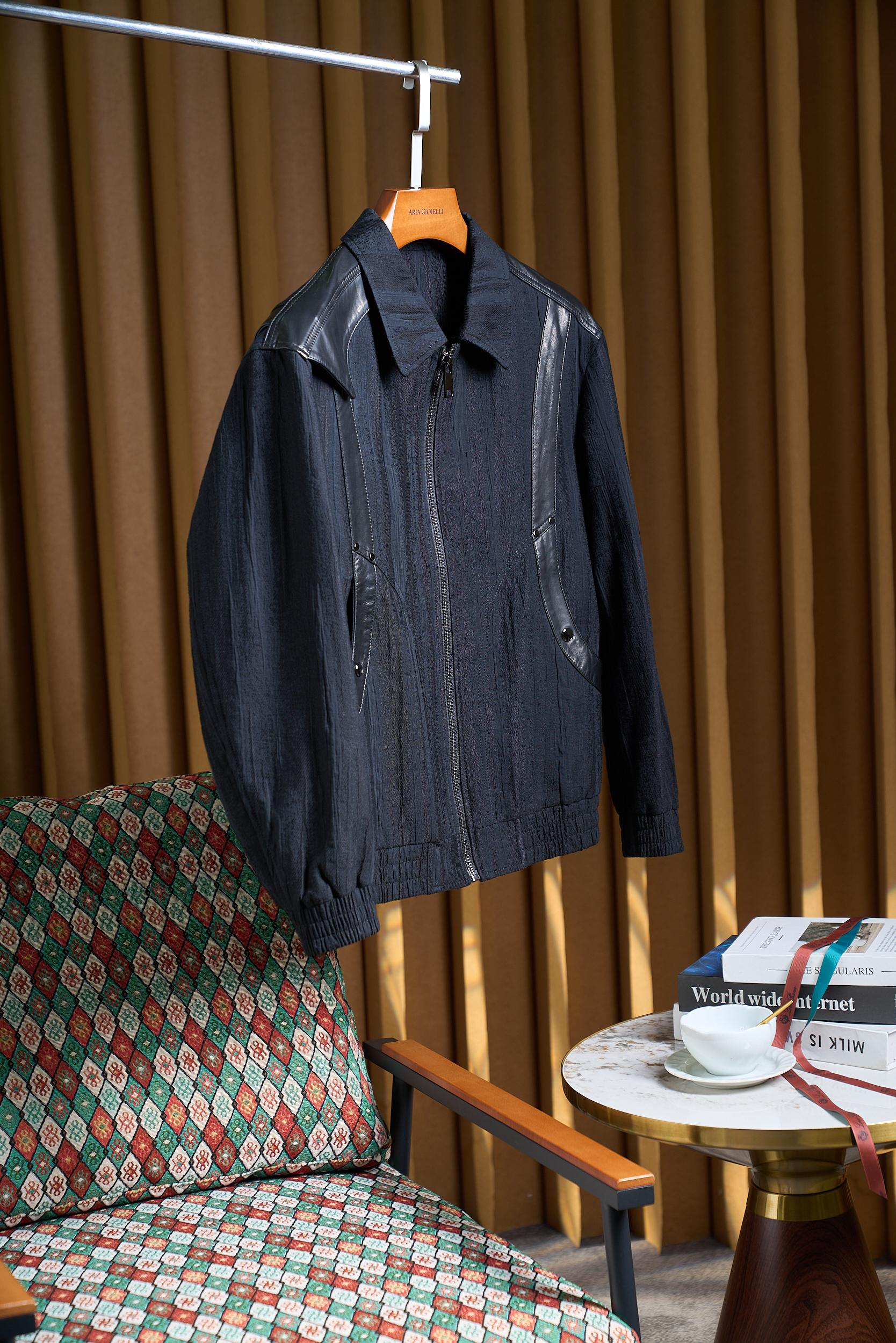 NO:569740,Yuppie motorcycle style cotton and linen jacquard fabric spliced ​​suede zipper jacket]Yuppie motorcycle jacket | Cotton and linen jacquard dialogue with the wild gentleman of goatskin. When the wild genes of retro motorcycles meet the exquisite style of the yuppie gentleman, this spliced ​​jacket is born that breaks the style boundaries - using the collision of fabrics to redefine the 'contradictory aesthetics' of men's wear.   The main body of the garment is made of cotton and linen jacquard fabric, which has its own delicate texture and texture, reflecting a low-key texture and luster under the light. It not only retains the breathability and freedom of cotton and linen, but also injects retro charm with jacquard technology, saying goodbye to the monotony of solid-color jackets;  The key parts of the shoulders and cuffs are spliced with suede. The delicate and flexible leather feel complements the crisp silhouette. Every touch is an intuitive perception of quality, and it also injects just the right toughness into the overall look.   The neat tailoring of the classic motorcycle jacket is the neat stand-up collar design, which outlines the neck line when the zipper is pulled up, and is more casual when put down; the metal zipper is customized, and its smooth texture and cool luster when pulled become the finishing touch in the details; the diagonal pockets on both sides of the body combine practicality and style, and the natural posture when inserting the hands perfectly echoes the yuppie temperament.  Whether worn with a striped shirt and Chelsea boots to create an urban yuppie commuting style; or paired with a solid color T-shirt and Martin boots to unlock the coolness of a street motorcycle; or even layered with a knitted vest and Derby shoes to create a retro mix and match style - this jacket can be easily held. It is not a carrier of a single style, but a 'wearing tool' for men to express their personality, allowing you to find a unique balance between business and leisure, sophistication and wildness.   Size M-3XL,,boots,jackets & coats,jackets & coats,shirts,tees,t-shirt,sheepskin,alexander wang19860909雅痞机车款棉麻提花面料拼接小山羊皮拉链款夹克外套】雅痞机车夹克 | 棉麻提花与山羊皮的野性绅士对话. 当复古机车的狂放基因,邂逅雅痞绅士的精致格调,便诞生了这件打破风格边界的拼接夹克——用面料的碰撞,重新定义男士穿搭的“矛盾美学”. 衣身主体选用棉麻提花面料,自带细腻的肌理纹路,在光线下折射出低调的质感光泽,既保留了棉麻的透气自在,又以提花工艺注入复古韵味,告别纯色夹克的单调；而肩部与袖口关键部位,拼接的是小山羊皮,细腻柔韧的皮质触感与挺括廓形相得益彰,每一次触碰都是对品质的直观感知,也为整体造型注入恰到好处的硬朗气场. 经典机车夹克的利落剪裁是灵魂利落的立领设计,拉上拉链时能勾勒出颈部线条,放下则多了份随性；金属拉链选用定制款,拉动时的顺滑质感与冷冽光泽,成为细节处的点睛之笔；衣身两侧的斜插口袋,兼顾实用性与造型感,插手时的自然姿态,恰好呼应雅痞气质. 无论是内搭条纹衬衫与切尔西靴,打造都市雅痞通勤风；还是配纯色T恤与马丁靴,解锁街头机车酷感；甚至叠穿针织马甲与德比鞋,演绎复古混搭格调——这件夹克都能轻松hold住.它不是单一风格的载体,而是男士表达个性的“穿搭利器”,让你在商务与休闲、精致与野性之间,找到专属的平衡感. 码数M-3XL,,boots,jackets & coats,jackets & coats,shirts,tees，t-shirt,sheepskin,alexander wang,Men's clothing