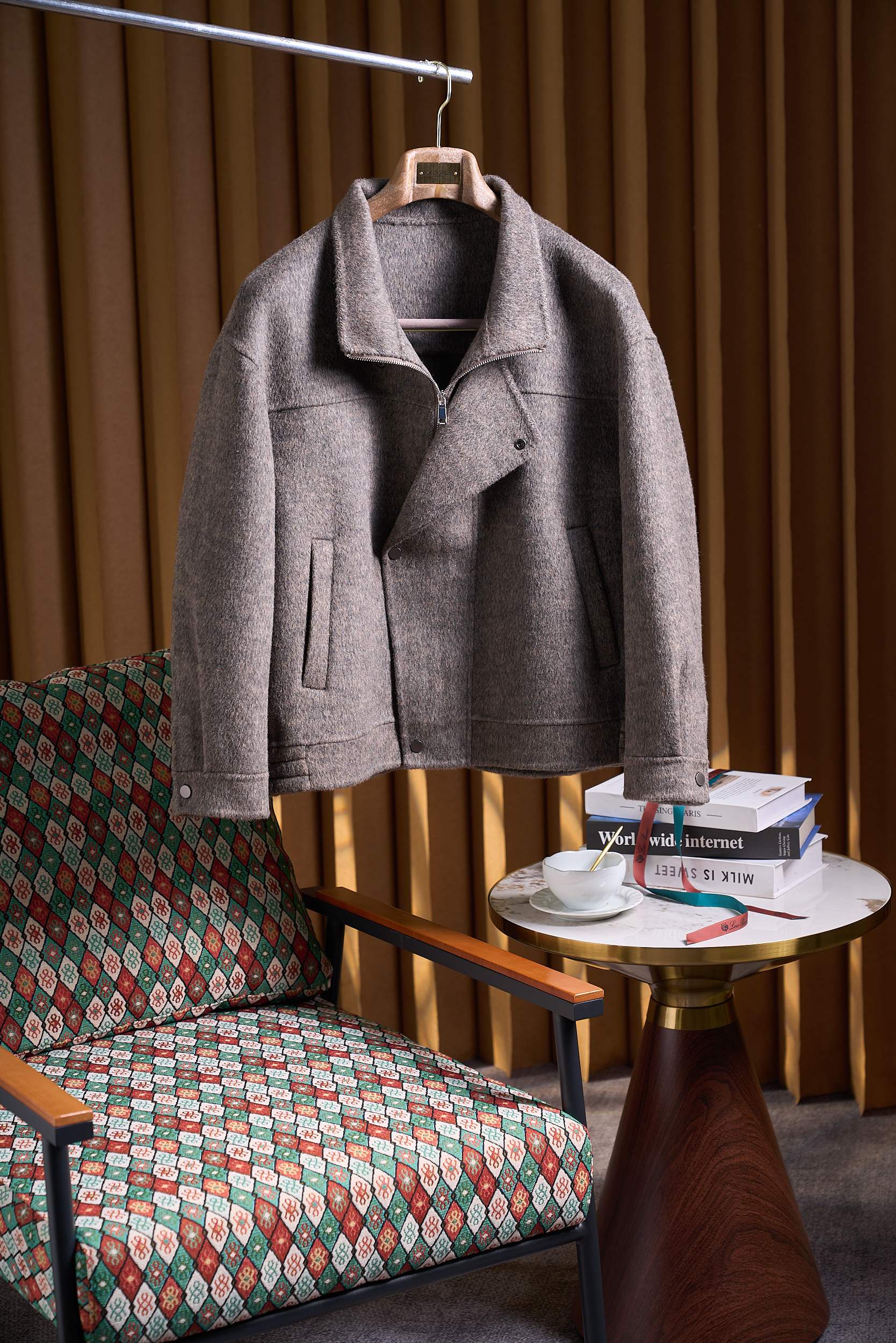 NO:569736,Fashionable T-stage designer's floral gauze double-faced nylon short zippered woolen windbreaker jacket deconstructs the trend | Floral gauze double-faced nylon short zippered windbreaker jacket redefines men's street elegance.  When the delicate texture of advanced customization meets the casual genes of street fashion, this floral gauze double-sided nylon short zipper windbreaker has become a fashion statement that breaks the boundaries. Selected high-count floral gauze double-sided nylon fabric, one side has a low-key intertwined texture pattern, and comes with a hazy retro filter; the other side is a neat solid color base, hiding a high-end matte luster. One piece unlocks two styles of dressing, meeting the scene switch from early autumn commuting to weekend fun.   The short cut accurately controls the length and is neatly stuck above the waistline, easily optimizing body proportions, and small men can also wear it to look tall and tall. Different from the button design of traditional windbreakers, military-grade metal zippers are used to run through the front, with a crisp texture between zips. With a flexible design that can be turned up and down, the windproof practicality and street coolness are both combined.  Details include the ingenious hidden adjustable button tabs on the cuffs, and the slightly closed silhouette to avoid bloat; the hidden side pockets combine functionality and simple aesthetics without destroying the overall line; the naturally drooping curvature of the hem brings an elegant and dynamic feeling when walking, saying goodbye to the dull and stereotyped woolen fabrics. Size M-3XL (brown, khaki),, jackets & coats, alexander wang19860909时尚潮范儿T台设计师款花纱双面尼短款拉链款毛呢风衣外套解构潮流｜花纱双面尼短款拉链风衣,重新定义男士街头优雅. 当高级定制的细腻质感撞上街头潮流的率性基因,这款花纱双面尼短款拉链风衣便成为打破边界的时尚宣言.精选高支花纱双面尼面料,一面是低调交织的肌理纹路,自带朦胧复古滤镜；另一面是利落纯色基底,暗藏高级哑光光泽,一件解锁两种穿搭形态,满足从早秋通勤到周末潮玩的场景切换. 短款剪裁精准控制衣长,利落卡在腰线以上,轻松优化身材比例,小个子男士也能穿出挺拔气场.不同于传统风衣的纽扣设计,采用军工级金属拉链贯穿前襟,拉合间自带清脆质感,搭配领口可立可翻的灵活设计,防风实用性与街头酷感双重在线. 细节处更见匠心袖口暗藏可调节扣袢,微收版型避免臃肿；侧边隐形口袋兼顾功能性与简约美学,不破坏整体线条感；下摆自然垂坠的弧度,行走时自带飘逸动感,告别毛呢面料的沉闷刻板. 码数M-3XL（咖啡色,卡其色）,,jackets & coats,alexander wang,Men's clothing