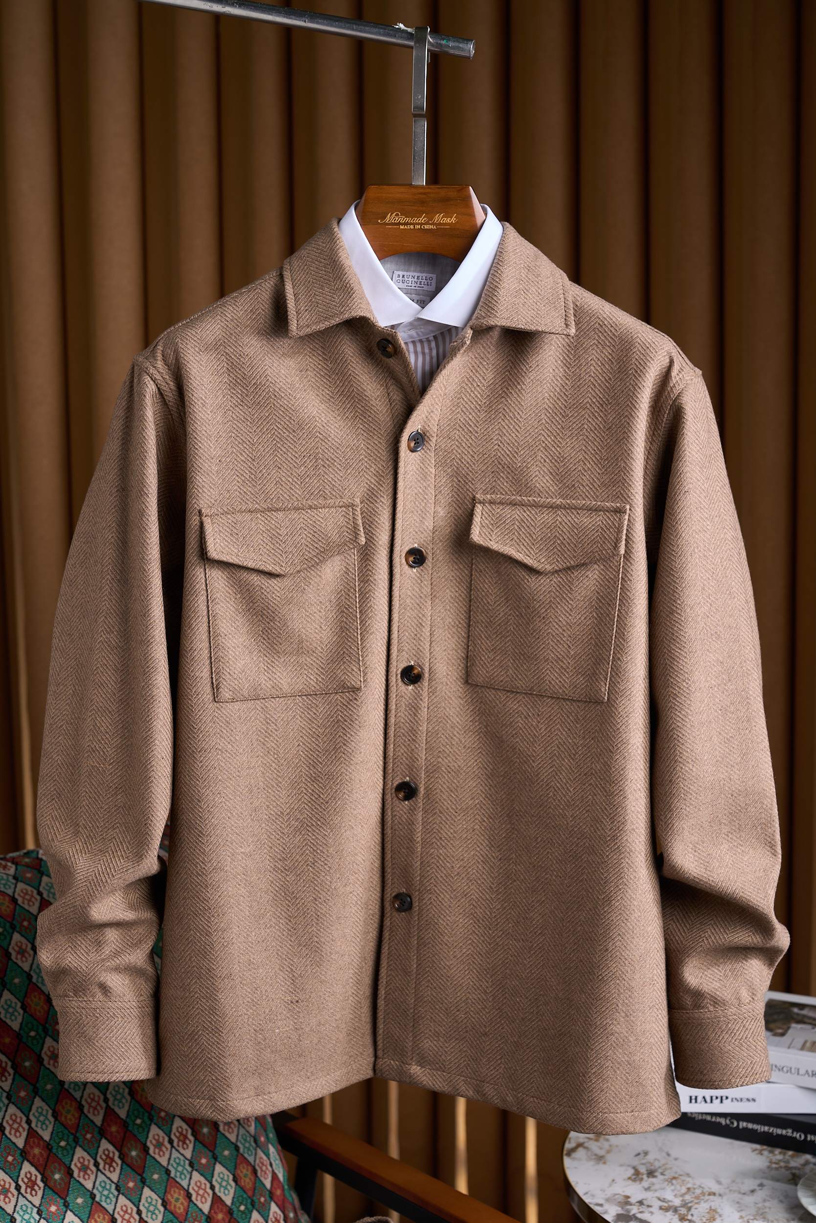 NO:569759,The coarse herringbone wool shirt jacket embodies the new trend of lazy fashion. In the fast-paced modern life, it can easily shuttle between work and leisure, without losing style and showing comfort. It is made of the finest coarse wool material, and every fiber has been carefully selected and processed. It feels soft and rich in texture, as if you can touch the warmth and delicacy of nature. The herringbone texture is delicate and unique, using advanced weaving technology, interweaving a layered visual effect, which is unforgettable at a glance.   The design of the silhouette jacket is the finishing touch of this suit. The loose yet slim cut cleverly modifies the body shape. Whether you are slim or plump, you can wear it with your own calmness and confidence. The hem is slightly gathered, which not only retains the casual casualness, but also adds a bit of neatness and sophistication. The cuffs and collar are exquisitely hemmed, and the details are full of ingenuity. Don't wait, it's time to add a different color to your wardrobe!  Size M-3XL,,jackets & coats,shirts,alexander wang19860909粗花人字纹羊毛衬衫式外套演绎慵懒时尚新风尚在快节奏的现代生活中,能轻松穿梭于工作与休闲之间,既不失格调,又尽显舒适. 精选上乘粗花羊毛材质,每一根纤维都经过精心挑选与处理,触感柔软而富有质感,仿佛能触摸到自然的温暖与细腻.人字纹理细腻独特,采用高级织造工艺,交织出层次分明的视觉效果,让人一眼难忘. 廓形外套上衣设计,是这款套装的点睛之笔.宽松而不失版型的剪裁,巧妙地修饰身形,无论是纤瘦还是丰盈,都能穿出属于自己的那份从容与自信.衣摆微微收拢,既保留了休闲的随性,又增添了几分利落与干练.袖口与领口采用精致包边处理,细节之处尽显匠心独运. 别等了,是时候给自己的衣橱添上一抹不一样的色彩！ 码数M-3XL,,jackets & coats,shirts,alexander wang,Men's clothing