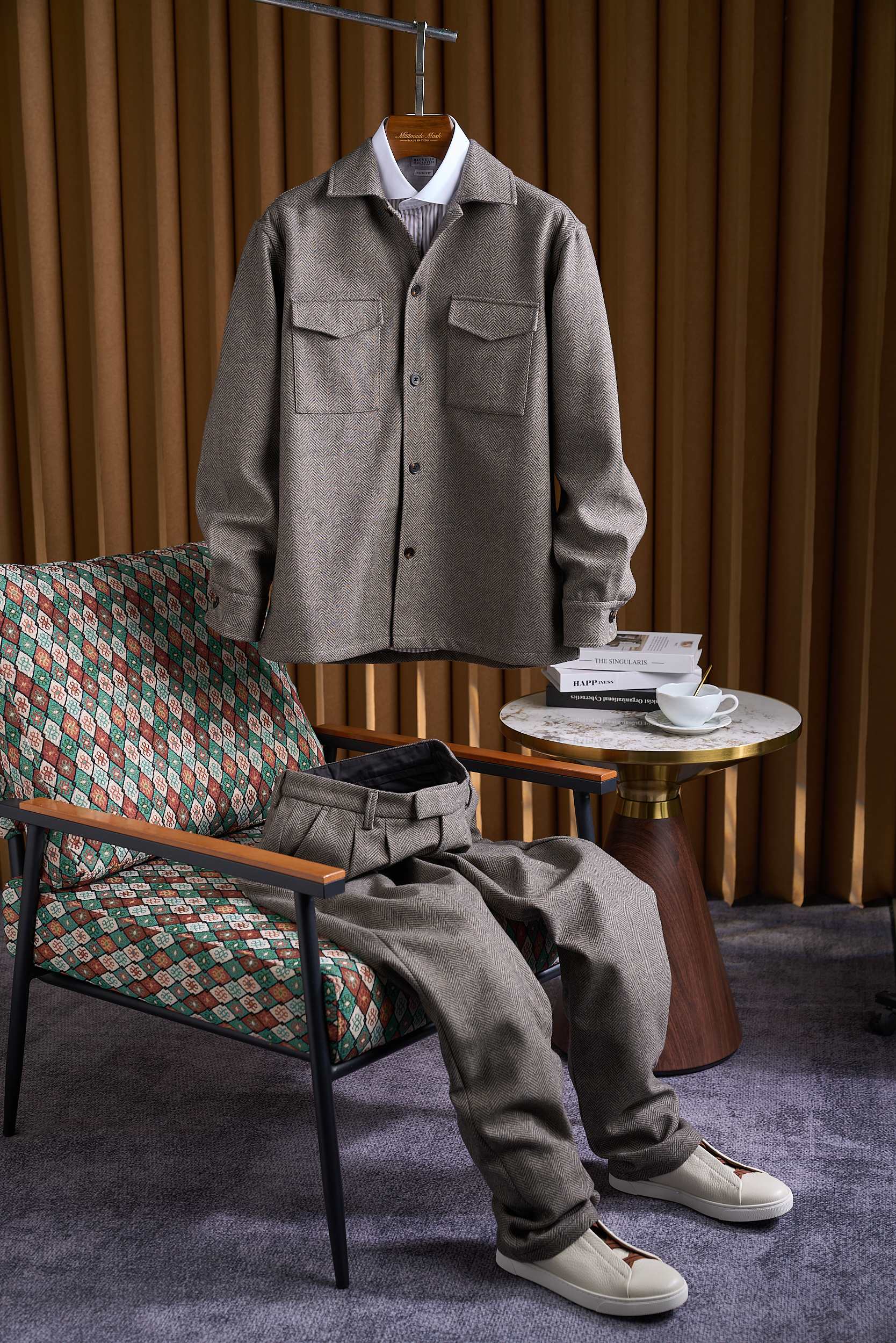 NO:569766,The coarse herringbone wool shirt jacket embodies the new trend of lazy fashion. In the fast-paced modern life, it can easily shuttle between work and leisure, without losing style and showing comfort. It is made of the finest coarse wool material, and every fiber has been carefully selected and processed. It feels soft and rich in texture, as if you can touch the warmth and delicacy of nature. The herringbone texture is delicate and unique, using advanced weaving technology, interweaving a layered visual effect, which is unforgettable at a glance.   The design of the silhouette jacket is the finishing touch of this suit. The loose yet slim cut cleverly modifies the body shape. Whether you are slim or plump, you can wear it with your own calmness and confidence. The hem is slightly gathered, which not only retains the casual casualness, but also adds a bit of neatness and sophistication. The cuffs and collar are exquisitely hemmed, and the details are full of ingenuity. Don't wait, it's time to add a different color to your wardrobe!  Size M-3XL,,jackets & coats,shirts,alexander wang19860909粗花人字纹羊毛衬衫式外套演绎慵懒时尚新风尚在快节奏的现代生活中,能轻松穿梭于工作与休闲之间,既不失格调,又尽显舒适. 精选上乘粗花羊毛材质,每一根纤维都经过精心挑选与处理,触感柔软而富有质感,仿佛能触摸到自然的温暖与细腻.人字纹理细腻独特,采用高级织造工艺,交织出层次分明的视觉效果,让人一眼难忘. 廓形外套上衣设计,是这款套装的点睛之笔.宽松而不失版型的剪裁,巧妙地修饰身形,无论是纤瘦还是丰盈,都能穿出属于自己的那份从容与自信.衣摆微微收拢,既保留了休闲的随性,又增添了几分利落与干练.袖口与领口采用精致包边处理,细节之处尽显匠心独运. 别等了,是时候给自己的衣橱添上一抹不一样的色彩！ 码数M-3XL,,jackets & coats,shirts,alexander wang,Men's clothing