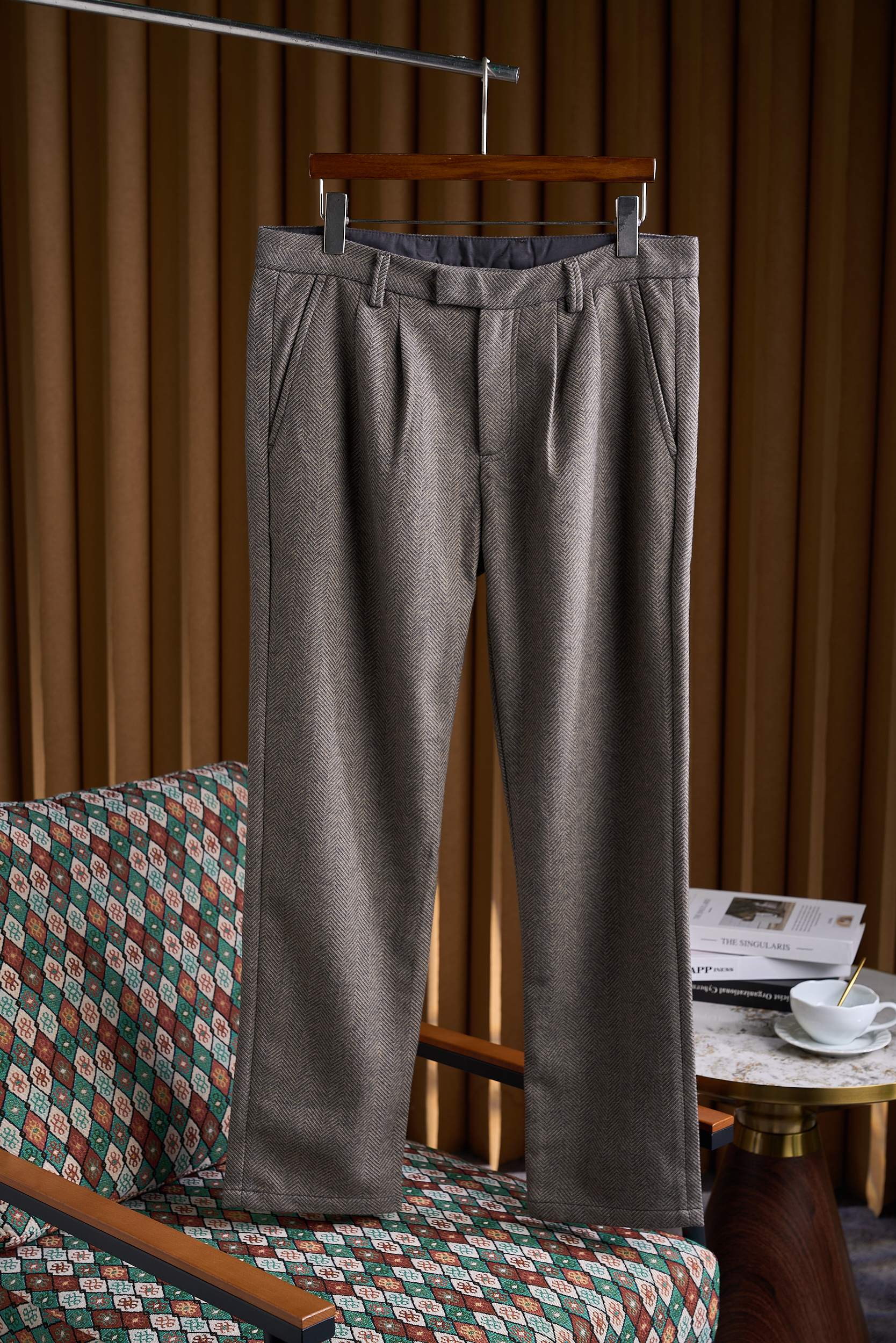 NO:569771,Coarse wool herringbone casual pants - meet the beauty of style in a comfortable way. Do you want to show your unique taste in your leisure time?  These chunky wool herringbone track pants are perfect for you!  Selected high-quality coarse wool fabric, full of texture, not only has excellent thermal performance, but also provides a soft and comfortable wearing experience. The unique herringbone texture, delicate and layered, adds a sense of retro and sophistication to the pants, allowing you to easily stand out from the crowd. The tailoring fits the curves of the human body, yet is loose and comfortable, and there is no sense of restraint when moving. Whether it is paired with a simple solid color shirt or a casual knitted sweater, it can create different styles. It can be business or casual, and can meet your needs for various occasions.  Size M-3XL,,sweaters,shirts,alexander wang19860909粗花羊毛人字纹休闲裤——于自在穿搭中,邂逅格调之美 在休闲时光,也想展现独特品味？这款粗花羊毛人字纹休闲裤就是你的理想之选！ 精选优质粗花羊毛面料,质感十足,不仅保暖性能出色,更带来柔软舒适的穿着体验.独特的人字纹理,细腻且富有层次感,为裤子增添了一份复古与精致,让你在人群中轻松脱颖而出. 剪裁贴合人体曲线,又不失宽松自在,活动起来毫无束缚感.无论是搭配简约的纯色衬衫,还是随性的针织毛衣,都能营造出不同的风格.可商务可休闲,满足你多种场合的穿搭. 码数M-3XL,,sweaters,shirts,alexander wang,Men's clothing