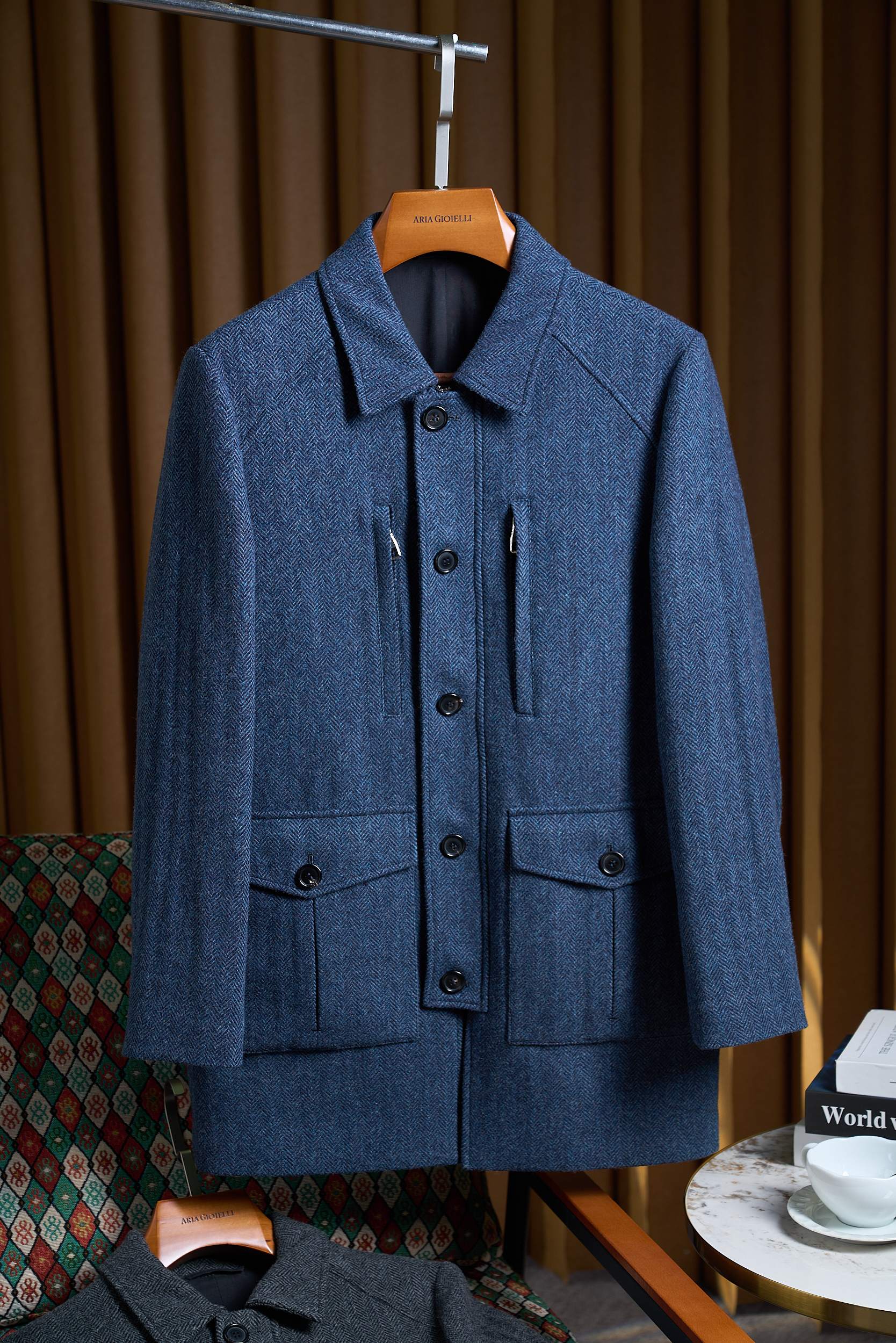 NO:571267,[Classic mid-length zipper jacket - integrating exquisite details and excellent texture] This mid-length zipper jacket, with its neat tailoring and elegant detail design, has become a must-have fashion item for daily wear and commuting. From fabrics to accessories, every detail demonstrates the ultimate pursuit of quality. The fabrics are carefully selected and the texture is high-end.  Selected 95% wool 5% cashmere blended woolen fabric, soft to the touch and rich in texture. The classic herringbone texture is delicate and layered, which not only gives the jacket a unique visual effect, but also adds a retro and elegant atmosphere. The fabric has good warmth retention and breathability, which can provide you with a comfortable wearing experience in autumn and winter. 1.   The zipper adopts a custom-made metal zipper, which is smooth and durable. The zipper head is exquisitely designed, opens and closes smoothly, and is not easy to get stuck, making it convenient for your daily use. The zipper teeth bite tightly, which can effectively prevent the intrusion of wind and snow and enhance the warmth retention performance. 2. The buttons are made of natural horn material and have a warm texture. The surface of the button is finely polished and the color is full, which complements the overall style of the jacket. Each button is sewn firmly to ensure durability. 3.  The inner lining is made of high-quality smooth pure cotton fabric, which is comfortable and non-irritating to wear close to the body. The sewing process of the inner lining is fine and the lines are neat, which not only improves the wearing comfort, but also shows the high-quality workmanship. 4. Pocket design The jacket is equipped with practical pockets, and the edges of the pockets are reinforced and sewn, which is strong and durable. The interior space of the pockets is spacious, convenient for placing personal belongings, and meets your daily needs.   Size 48-56,,jackets & coats,alexander wang19860909【经典中长款拉链外套——将精致细节与卓越质感融为一体】这款中长款拉链外套,以其利落的剪裁和考究的细节设计,成为日常穿搭与通勤必备的时尚单品.从面料到辅料,每一处细节都彰显着对品质的极致追求. 面料精选,纹理质感尽显高级 精选95羊毛5山羊绒混纺毛呢面料,触感柔软且富有质感.经典人字纹纹理细腻而富有层次,不仅赋予了外套独特的视觉效果,更增添了一份复古与优雅的气息.面料具有良好的保暖性和透气性,能为您在秋冬季节提供舒适的穿着体验. 1. 拉链采用定制金属拉链,顺滑耐用.拉链头设计精致,开合流畅,不易卡顿,为您的日常使用提供便捷.拉链齿咬合紧密,能有效防止风雪侵入,增强保暖性能. 2. 纽扣精选天然牛角材质纽扣,质感温润.纽扣表面经过精细打磨,色泽饱满,与外套整体风格相得益彰.每一颗纽扣都牢固缝制,确保经久耐用. 3. 内衬内衬选用优质顺滑纯棉面料,贴身穿着舒适无刺激.内衬的缝制工艺精细,线条工整,不仅提升了穿着的舒适度,更展现了高品质的做工. 4. 口袋设计外套设有实用的口袋,口袋边缘采用加固缝制,结实耐用.口袋内部空间宽敞,方便放置随身物品,满足您的日常需求. 码数48-56,,jackets & coats,alexander wang,Men's clothing