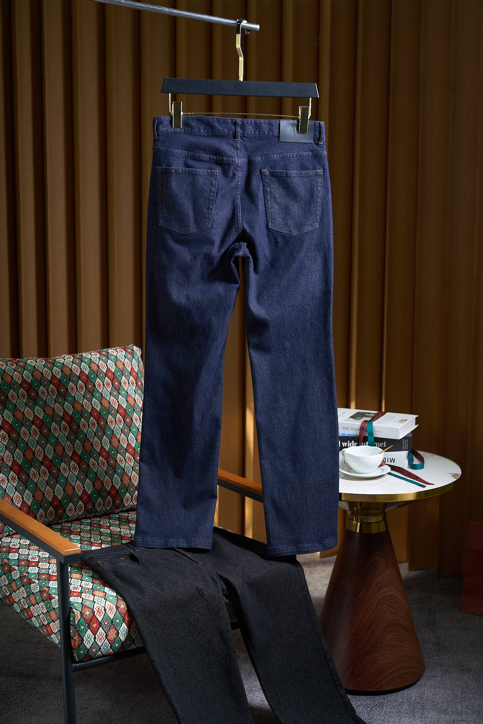 NO:571269,【F family new product released!  Micro-wide style, micro-stretch denim fabric, original custom hardware, heavy-duty washed jeans] F Men's new product launches micro-wide style, heavy-wash denim jeans. When classic denim meets modern tailoring, F Family's 2025 new men's jeans are launched, with precise silhouette, exquisite craftsmanship and comfortable texture, redefining the daily style of urban men. The slightly wide silhouette hides the golden ratio of the legs and hides the flesh.   We are well aware of the body shape needs of Asian men, and adopt a slightly wide cut that is 'neither wide nor narrow'. It is more stretchable and comfortable than small-leg pants, and is neater and more decent than wide-leg pants. The trouser legs drape smoothly from the waist to the trouser legs and are slightly gathered, forming a natural curvature and easy to accommodate.  Pear-shaped body, muscle legs and other leg types, when paired with a short top, the waistline can be instantly raised, and even a small person can wear it to look slender. The mid-high waist design and extended crotch cut will not block your crotch when you sit for a long time, and can be used in all scenarios such as walking, commuting, and sports.  Micro-elastic fabric for muscular and comfortable balance   Weaved with a golden ratio of selected high-count worsted cotton and elastic fiber, it feels thick and sinewy but not stiff. The micro-elastic properties give the fabric excellent ductility and resilience. It does not feel tight when squatting or stepping, and fits the body shape like a second skin. With wear and washing, the fabric will gradually adapt to the specific body shape, and the knees will naturally whiten and the texture will become warmer, becoming a unique 'exclusive combat pants'. The luxurious texture can be seen in the heavy work details.  The washing process has gone through more than ten manual washing processes and has been repeatedly polished to present low-light, high-grade tones. The pants have three-dimensional whiskering and natural gradient colors with clear layers. Every texture carries the texture of time. It is low-key and restrained from a distance, but full of details when viewed up close.   The custom hardware is equipped with original custom metal buttons and buckle tabs, which have been polished and anti-oxidation treated. The luster is restrained and the texture is thick. It has a crisp sound when opening and closing, which has become a low-key and noble quality mark. The precision sewing uses anti-scratch and wear-resistant high-strength polyester thread, and the stitches are fine and even. Combined with the double-needle embedded clip process, it is solid and not easy to bulge and wrinkle, ensuring that the style is crisp and durable.  Code number 30-38 (42-56),,fendi,jeans,gold,alexander wang19860909【F家新品发布！微阔版型微弹牛仔面料原版定制五金重工水洗牛仔裤】F家男士新品发布微阔型格,重工水洗牛仔神裤. 当丹宁经典邂逅现代剪裁,F家2025男士新品牛仔裤重磅登场,以精准廓形、考究工艺与舒适质感,重新定义都市男性的日常型格. 微阔廓形藏肉显腿的黄金比例 深谙亚洲男性身形需求,采用「不宽不窄」的微阔剪裁,比小脚裤舒展自在,较宽腿裤利落得体.裤管自腰际流畅垂坠,至裤脚微微收束,形成自然弧度,轻松包容梨形身材、肌肉腿等各类腿型,搭配短款上衣瞬间拉高腰线,小个子也能穿出修长比例.中高腰设计与加长裆部剪裁,久坐不卡裆,行走、通勤、运动全场景无束缚. 微弹面料筋骨与舒适的平衡术 精选高支精纺棉与弹性纤维黄金配比织造,触感厚实有筋骨却不僵硬,微弹属性赋予面料出色延展性与回弹力,深蹲、跨步毫无紧绷感,如第二层肌肤般贴合身形.随着穿着与洗涤,面料会逐渐适配专属身形,膝盖自然磨白、纹理愈发温润,成为独一无二的「专属战裤」. 重工细节看得见的奢华质感 水洗工艺历经十余道手工水洗工序反复打磨,呈现低明度高级色调,裤身立体猫须褶皱、自然渐变色泽层次分明,每一处纹理都承载着时光质感,远观低调内敛,近看细节满满. 定制五金配备原版定制金属纽扣与扣袢,经抛光与防氧化处理,光泽内敛且质感厚重,开合间自带清脆声响,成为低调显贵的品质标识. 精工缝制采用防刮耐磨的高强聚酯线,针脚细密均匀,结合双针埋夹工艺,扎实牢固且不易鼓包褶皱,确保版型挺括耐穿. 码数30-38（42-56）,,fendi,jeans,gold,alexander wang,Men's clothing