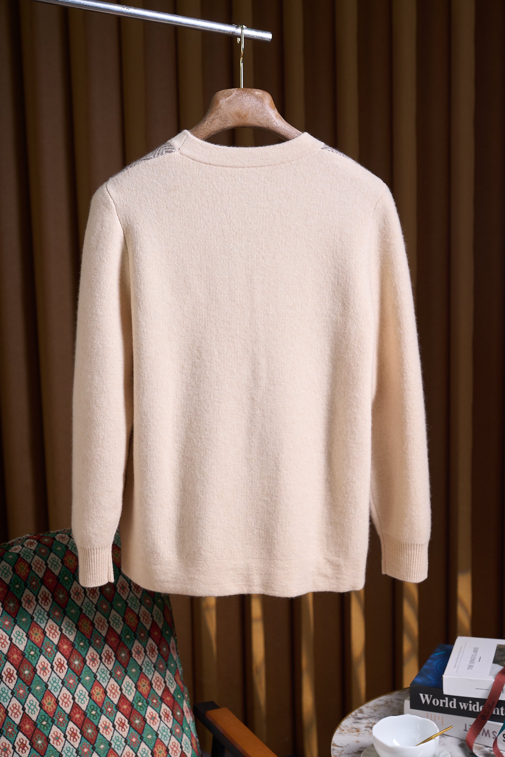 NO:571274,[The shells are lightly opened, weaving poems about time in the old days, herringbone pattern retro pattern cardigan cashmere wool sweater] Classic herringbone pattern cardigan and sweater—interpretation of retro style.  The herringbone pattern carefully woven on the surface is a highlight of this cardigan. The classic herringbone pattern, well-proportioned, adds a rich visual layer to the sweater, and inadvertently reveals a kind of elegance and casualness. It can be paired with a simple white shirt to show a business casual style, or combined with a casual T-shirt to create a sense of daily laziness.  The buttons on the placket are made of natural shells, and each one has been carefully selected and polished. The surface of the shell buttons has a soft luster, and the texture is natural and unique. Compared with ordinary buttons, the shell buttons have a more textured and high-end feel.   The sewing process is exquisite, the stitching is fine and even, the lines are smooth and natural, and the rib design on the cuffs and hem not only fits the body curves and plays a good role in keeping warm, but also increases the elasticity and durability of the sweater. The design of the pocket is both practical and beautiful, and the reinforced sewing on the edge makes the pocket stronger and convenient for you to place some small items.  Made of 65% wool and 35% cashmere blended material, it is soft and skin-friendly and has excellent warmth retention properties. It is comfortable and comfortable to wear without any thorny feeling. The overall shape of the sweater is loose and moderate, neither too tight nor baggy, and can well modify the body shape. Size M-3XL,,sweaters,shirts,tees,t-shirt,alexander wang19860909【贝壳轻启,织就旧时光里的时光诗笺,人字纹复古纹路开衫羊绒羊毛毛衣】经典人字纹开衫毛衣—演绎复古风情. 表面精心织就的人字纹图案,是这款开衫的一大亮点.经典的人字纹路,错落有致,为毛衣增添了丰富的视觉层次,更在不经意间流露出一种优雅与随性.可以搭配简约的白衬衫展现商务休闲风,或者与休闲T恤组合打造日常慵懒感. 门襟处选用天然贝壳制成的纽扣,每一颗都经过精心挑选和打磨.贝壳扣表面泛着柔和的光泽,纹理自然独特,与普通纽扣相比,贝壳扣更具质感和高级感. 缝制工艺精湛,针脚细密均匀,线条流畅自然,袖口和下摆的罗纹设计,不仅贴合身体曲线,起到良好的保暖作用,还增加了毛衣的弹性和耐用性.口袋的设计更是实用与美观兼具,边缘的加固缝制,让口袋更加结实,方便您放置一些小物件. 选用65羊毛35羊绒混纺材质,柔软亲肤,保暖性能极佳.穿着起来舒适自在,不会有丝毫的扎刺感.毛衣的整体版型宽松适度,既不会过于紧绷,也不会显得松垮,能够很好地修饰身形. 码数M-3XL,,sweaters,shirts,tees，t-shirt,alexander wang,Men's clothing