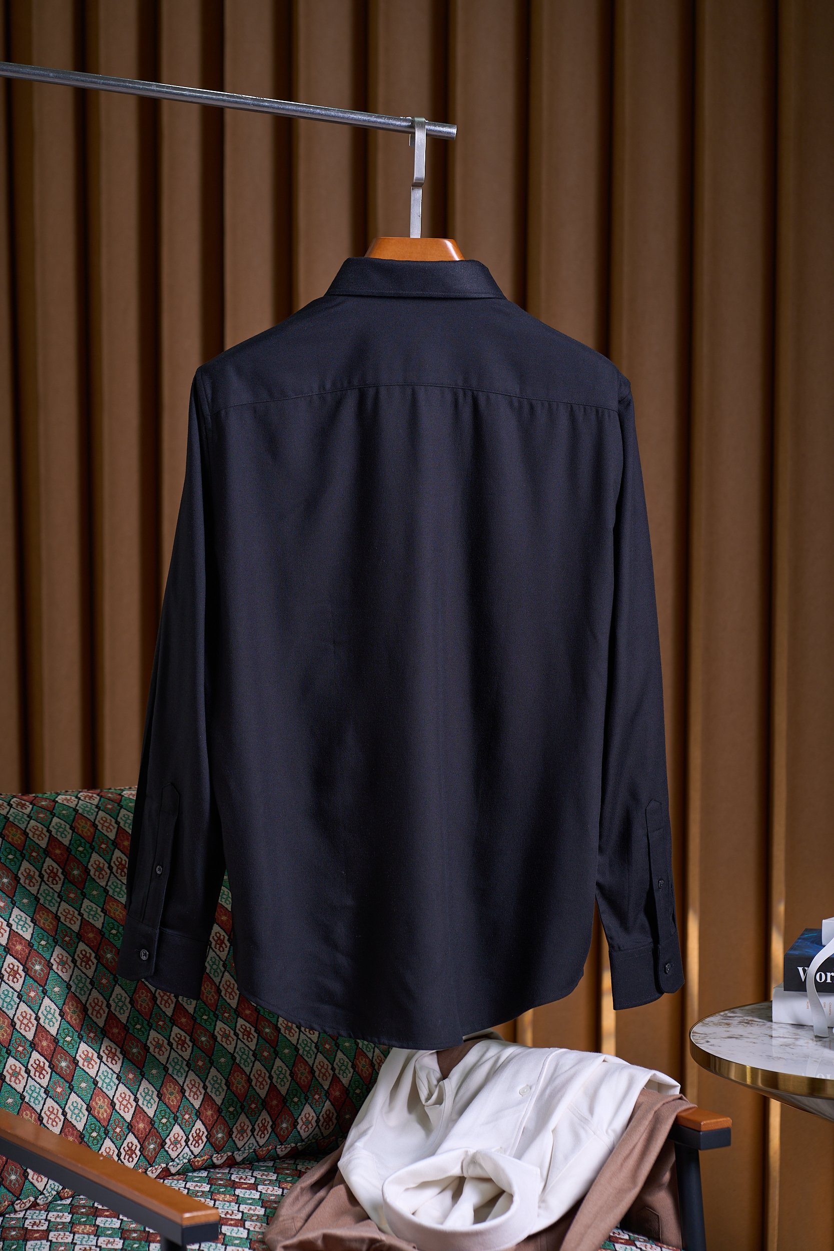 NO:571272,[Soft and fine brushed twill fabric, commuter Windsor collar design, long-sleeved shirt with unique B-shaped lambskin embellished by the Burri family] Selected soft and fine brushed twill fabric, which feels as warm as a cloud. It not only resists the coolness of autumn, but also keeps the skin comfortable when sitting for a long time at work, saying goodbye to the rigid constraints of traditional shirts.  The neckline adopts a classic Windsor collar design with clean and crisp lines. When paired with a tie, it gives off a sense of business elite. Unbuttoning two buttons instantly switches to a casual yuppie style, easily adapting to the scene transition from the conference room to the motorcycle club. The most eye-catching feature is the unique B-shaped lambskin embellishment of the Brie family, which appears low-key on the cuffs and placket. The delicate leather luster and brushed fabric form a texture collision, quietly revealing exclusive taste, making every time you raise your hand a highlight moment of detail control.   The long-sleeved style combines practicality and style. It can be worn alone to show style, or can be worn with a knitted sweater inside or a leather jacket outside. It can be layered to create a layered men's aesthetic. Whether it is the coolness of riding a motorcycle or the calmness of daily commuting, it can be accurately selected, allowing you to switch freely between different identities and become an undefined elegant gentleman. Size M-3XL, jackets & coats, shirts, sheepskin, ties, alexander wang19860909【柔软细腻磨毛斜纹面料通勤温莎领设计布里家族独特B字小羊皮点缀长袖衬衫】 精选柔软细腻磨毛斜纹面料,触感如云朵般温润,既抵御秋日微凉,又能在久坐办公时保持肌肤舒适,告别传统衬衫的僵硬束缚. 领口采用经典温莎领设计,线条利落挺括,搭配领带时尽显商务精英感,解开两粒扣又瞬间切换成随性雅痞风,轻松适配会议室到机车俱乐部的场景转换.最点睛的是布里家族独特B字小羊皮点缀,在袖口、门襟处低调浮现,细腻的皮质光泽与磨毛面料形成质感碰撞,不动声色间流露专属品味,让每一次抬手都成为细节控的高光时刻. 长袖款式兼顾实用性与造型感,可单穿彰显格调,也能内搭针织衫、外搭皮夹克,叠穿出层次丰富的男士穿搭美学.无论是驾驭机车时的飒爽,还是日常通勤的沉稳,它都能精准拿捏,让你在不同身份中自如切换,做不被定义的优雅绅士. 码数M-3XL,,jackets & coats,shirts,sheepskin,ties,alexander wang,Men's clothing