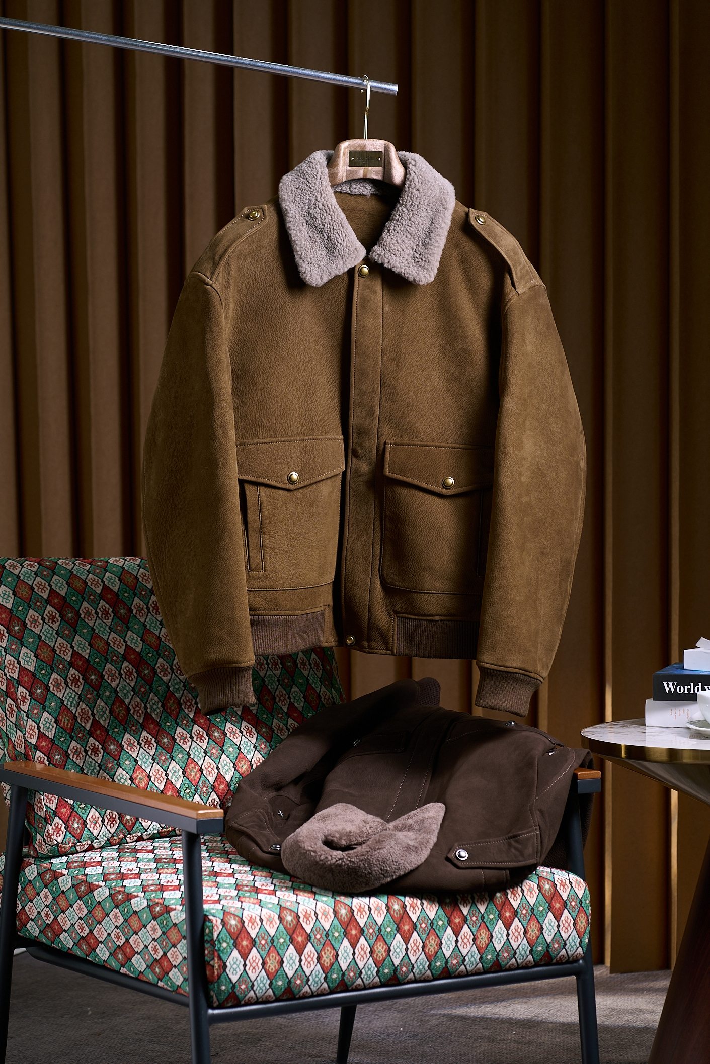 NO:598823,【Luxury meets warmth!  Imported goatskin inner liner filled with 90 white duck down warm fur all-in-one sweater collar Donkey's original hardware accessories jacket leather jacket] Luxurious and warm symbiosis collection-level men's goatskin deer suede textured leather down jacket.  When Italian luxury genes meet polar thermal technology, this collection-level jacket combines imported goatskin, 90 white duck down and a sweater collar to redefine the texture boundaries of high-end winter clothing. The body is made of high-quality goatskin from Europe. The delicate texture hides natural luster. As you wear it, it will deposit a warm and moist patina that is unique to you. Every inch of the leather shows the precious background of the selected raw materials.  The interior is innovatively equipped with a down liner and 90-percent high-purity white duck down filling. The double temperature-locking structure creates a three-dimensional thermal barrier, which can maintain constant warmth on the body surface in sub-zero temperatures, while avoiding the heavy feeling of traditional leather jackets to achieve a light and cold wearing experience. The detachable sweater collar design has both practicality and style. The soft touch of wool material and the stiffness of leather form a delicate balance, making it neat and capable for business commuting, and unlocking a lazy style in leisure occasions.  The ultimate ingenuity is hidden in the details. The whole set uses original Lvjia hardware accessories, customized zippers are smooth and durable, and metal buckles are engraved with exquisite patterns. Every accessory exudes the luster of luxury-level craftsmanship. Precision stitching outlines the smooth shape of the clothes, cleverly modifying the shoulder and waist lines, taking into account the sense of strength and elegance. Whether it is paired with a turtleneck sweater to create a business elite style, or a solid color T-shirt is worn underneath to create a casual luxury style, it can easily control multiple scenarios.  From raw material selection to craftsmanship, from thermal performance to styling design, this jacket perfectly combines luxurious texture and pragmatism. It is not only a hard-core equipment to resist the severe cold in winter, but also a collection-level clothing item that highlights men's taste and identity, making every wear the ultimate expression of exquisite life. Size M-3XL (arrives in 7-10 days),, louis vuitton, louis vuitton, jackets & coats, jackets &  coats,sweaters,tees,t-shirt,leather jacket,down jacket,sheepskin,alexander wang19860909【奢华遇上温暖！进口山羊皮内胆充绒90白鸭绒保暖皮毛一体毛衣领驴家原版五金辅料夹克皮衣外套】奢暖共生 典藏级男士山羊皮鹿绒皮纹理皮羽绒夹克. 当意式奢华基因邂逅极地保暖科技,这款融合进口山羊皮、90白鸭绒与毛衣领的典藏级夹克,重新定义冬季高端着装的质感边界.甄选源自欧洲的优质山羊皮打造衣身,细腻肌理暗藏自然光泽,随着穿着时光沉淀出独属于你的温润包浆,每一寸皮质都彰显甄选级原料的矜贵底色. 内里创新搭载羽绒内胆与90高纯度白鸭绒填充,双重锁温结构构建立体保暖屏障,零下严寒中依旧保持体表恒定暖意,同时规避传统皮衣的厚重感,实现轻盈御寒的穿着体验.可拆卸毛衣领设计兼具实用性与造型感,羊毛材质的柔软触感与皮质的挺括形成精妙平衡,商务通勤时利落干练,休闲场合又能解锁慵懒格调. 细节之处藏着极致匠心全套采用驴家原版五金辅料,定制拉链顺滑耐用,金属扣镌刻精致纹路,每一处配件都散发着奢侈品级别的工艺光泽.精密车缝线勾勒流畅衣型,巧妙修饰肩线与腰腹线条,兼顾力量感与优雅度,无论是搭配高领针织衫打造商务精英范,还是内搭纯色T恤演绎休闲奢华风,都能轻松驾驭多元场景. 从原料甄选到工艺打磨,从保暖性能到造型设计,这款夹克将奢华质感与实用主义完美融合,既是冬季抵御严寒的硬核装备,更是彰显男士品味与身份的典藏级服饰单品,让每一次穿着都成为对精致生活的极致表达.码数M-3XL（7-10天到货）,,louis vuitton,louis vuitton,jackets & coats,jackets & coats,sweaters,tees，t-shirt,leather jacket,down jacket,sheepskin,alexander wang,Men's clothing