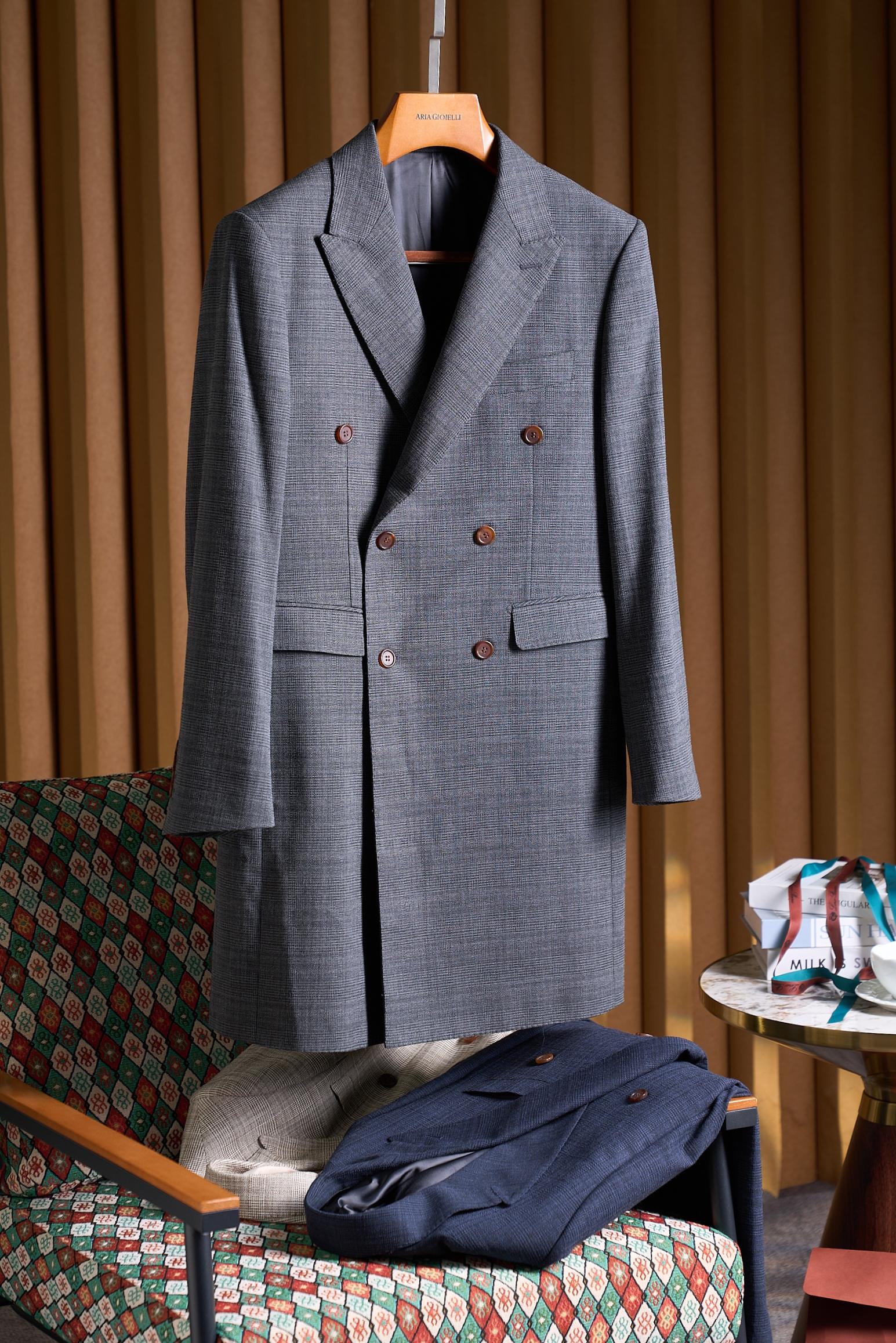 NO:598826,[The new favorite of top bosses!  The large lapel collar adopts Prince of Wales check double-breasted design to create a smart image. Long windbreaker style blazer] [New chapter in the world of power] Men's long windbreaker blazer is Prince of Wales check and meets the aura philosophy of top bosses.  The Prince of Wales plaid is the base, and the classic gray and coffee intertwined textures bring a retro elegance, but they avoid exaggeration with their delicate texture, revealing a subtle sense of taste in a low-key manner. Whether it is a business negotiation or a private occasion, it can instantly establish the visual impression of 'controlling the overall situation.' The body adopts a large lapel collar.  + The double-breasted gold combination with a wide peaked lapel extends the shoulder and neck lines, adding a sense of sophistication, weakening the shortcomings of the figure and strengthening the tension of the aura; the double-breasted design locks the shape with symmetrical aesthetics, and the hem hangs slightly when walking. It has the stiffness and rigor of a suit, but also has the freedom and neatness of a windbreaker, breaking the rigidity of traditional formal wear.  Long windbreaker-style cut - the length just covers the middle of the thigh, which can resist the wind in the cool season without being too long. There is no need to pile up redundant elements. Real top-level clothing always uses design to speak for identity. This windbreaker suit jacket is the aura weapon that 'will not go out of style after ten years of wear' in the high-end men's wardrobe. Size M-3XL light apricot gray blue,,jackets & coats,business suit,gold,alexander wang19860909【顶级大佬权威新宠！大戗驳领选用威尔士亲王格纹双排扣设计打造干练形象长款风衣式西装外套】【权界新章】男士长款风衣西装外套当威尔士亲王格纹,遇见顶级大佬的气场哲学. 威尔士亲王格纹为底,经典灰咖交织的纹路自带复古贵气,却又凭借细腻肌理避开浮夸,低调中透露出不彰自显的品味辨识度,无论是商务谈判还是私人场合,都能瞬间建立“掌控全局”的视觉印象.衣身采用大戗驳领+双排扣黄金组合宽幅戗驳领延伸肩颈线条,将干练感拉满,弱化身形短板、强化气场张力；双排扣设计则以对称美学锁住版型,行走间衣摆微垂,既有西装的挺括严谨,又兼具风衣的洒脱利落,打破传统正装的刻板感. 长款风衣式剪裁——长度恰好覆盖至大腿中部,既能在微凉季节抵御风感,又不会因过长显得拖沓. 无需堆砌多余元素,真正的顶级着装,从来都是用设计替身份说话.这款风衣西装外套,正是高阶男士衣橱里,那件“穿十年仍不过时”的气场利器. 码数M-3XL 浅杏 灰色 蓝色,,jackets & coats,business suit,gold,alexander wang,Men's clothing