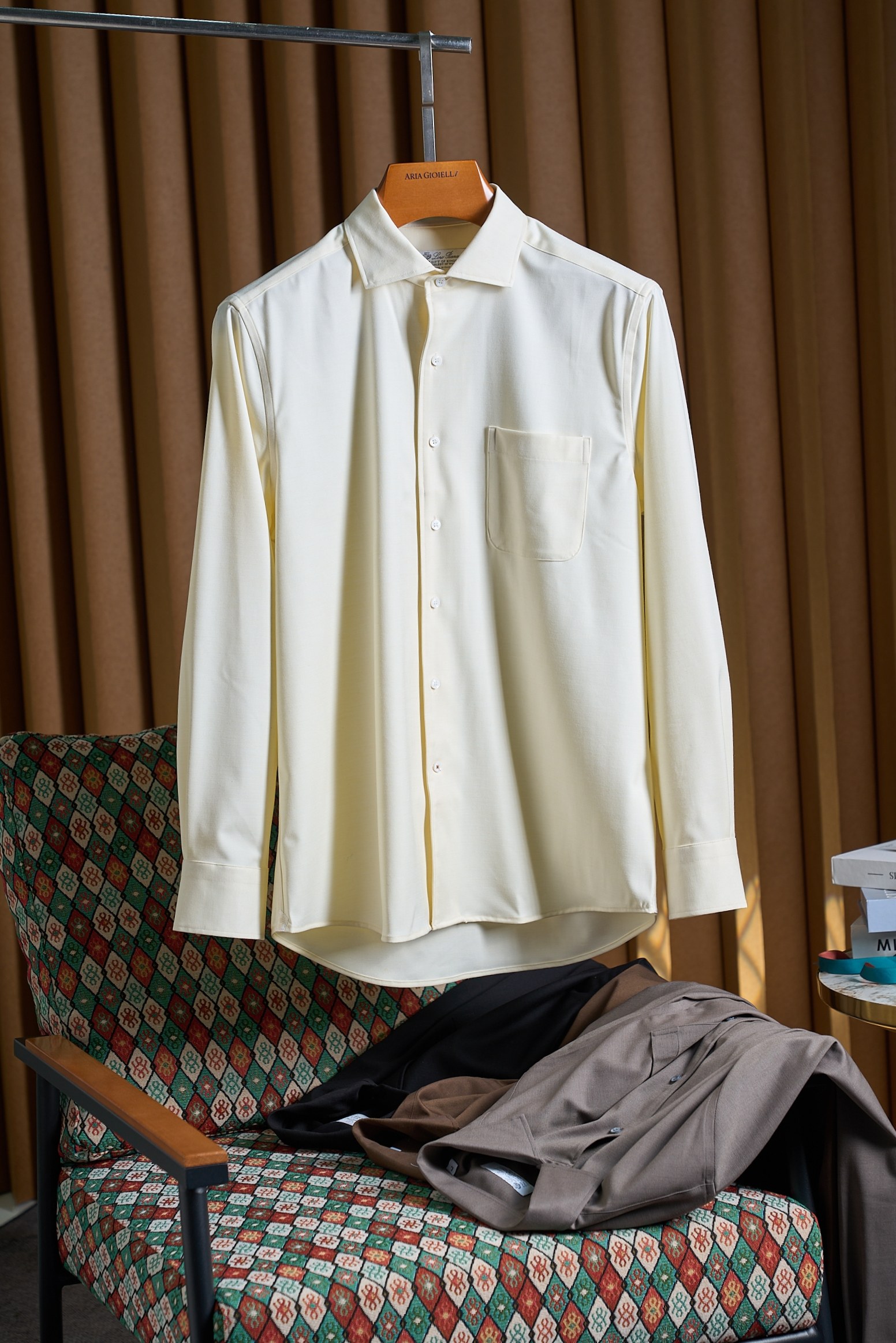 NO:648987,'King's Gift' series, multi-color Windsor collar wool blended business men's long-sleeved shirt, top platinum level product, OEM produced by Swiss original factory, high-end product line TECHMERINO trump card series!  The high-end first-line ready-to-wear 'Naples' craftsmanship classic series, the overall design is presented in a minimalist way, without too many elements to modify it. It only uses the low-key brand LOGO on the hem to highlight and fit. This is exactly the ultimate luxury and high-end sense pursued by top luxury brands, which is conquered through fabrics, tailoring and craftsmanship details.  The 48% wool fabric raised in Australia by customers is supplied to EZ, mixed with 35% pure cotton, custom-woven and dyed. It has first-class texture, excellent breathability, excellent thickness, good warmth retention and cold-proof effect. The tailoring is very smooth, with exclusive sophisticated cutting technology, very light and restrained and stable color matching. Color: off-white - black - dark coffee - caramel color, size 39-43 (a small amount of 38),, alexander wangshirts, alexander wangshirts19860909国王的礼物”系列,多色温莎领羊毛混纺商务男士长袖衬衫顶尖白金级臻品,瑞士原厂代工出品,高端产品线TECHMERINO王牌系列！ 高级一线成衣“那不勒斯“工艺经典系列,通体的设计以极简方式呈现,没有过多的元素来修饰,仅用下摆低调的品牌LOGO来彰显和傍身,而这恰恰是顶奢牌所追求的极致奢华与高级感,通过面料和剪裁以及工艺细节来征服. 客供EZ澳洲圈养的48羊毛面料,融合35比例的纯棉,定织定染而成,质感一流,透气性亦极好,优良的厚度,保暖性及御寒效果佳. 剪裁非常流畅,拥有独家精良的裁剪技术,非常轻熟内敛稳重的配色. 颜色米白-黑色-深咖- 焦糖色 尺码39-43（少量38）,,shirts,alexander wang,Men's clothing