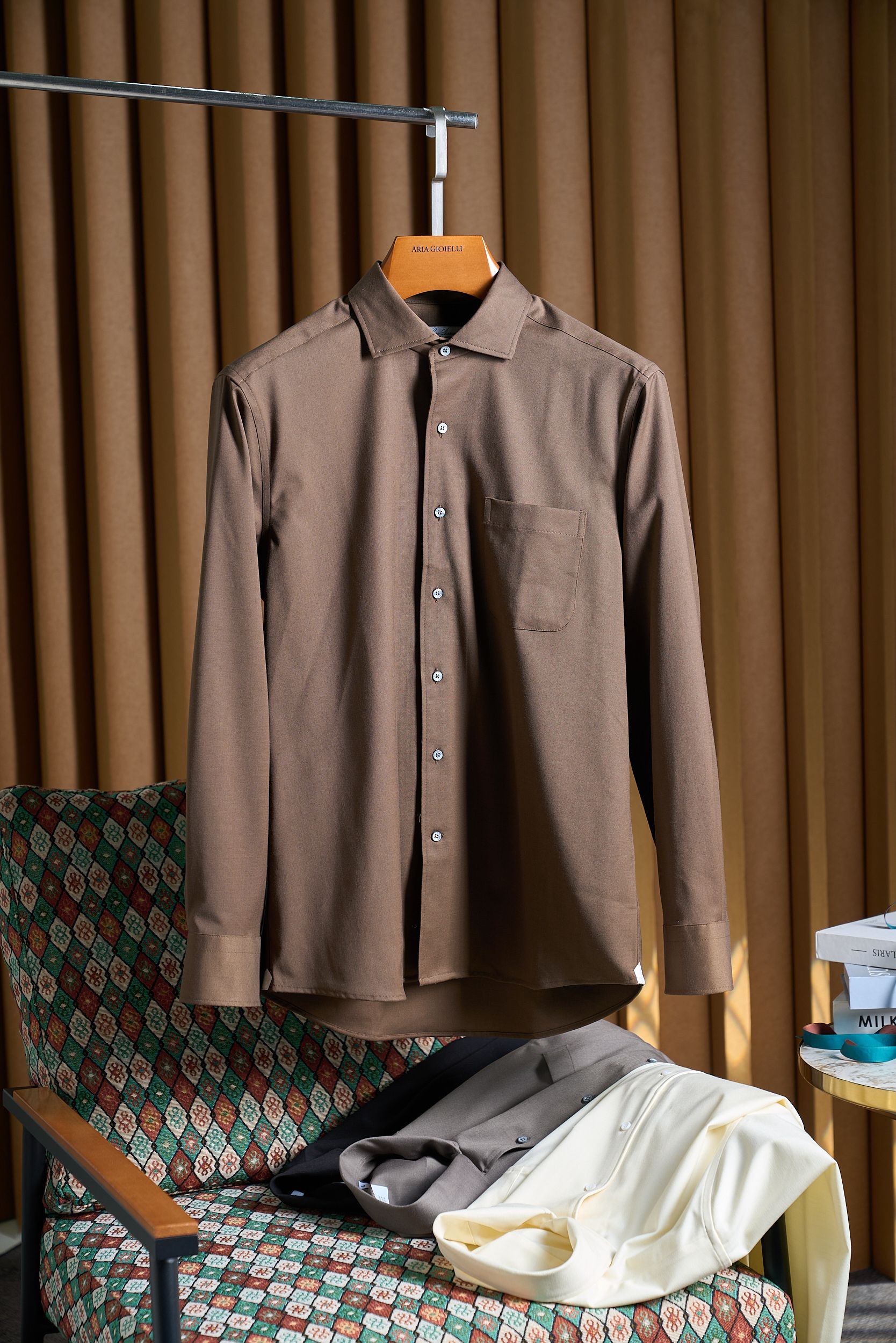 NO:648980,'King's Gift' series, multi-color Windsor collar wool blended business men's long-sleeved lining, top platinum level product, OEM produced by Swiss original factory, high-end product line TECHMERINO trump card series!  The high-end first-line ready-to-wear 'Naples' craftsmanship classic series, the overall design is presented in a minimalist way, without too many elements to modify it. It only uses the low-key brand LOGO on the hem to highlight and fit. This is exactly the ultimate luxury and high-end sense pursued by top luxury brands, which is conquered through fabrics, tailoring and craftsmanship details.  The 48% wool fabric raised in Australia by customers is supplied to EZ, mixed with 35% pure cotton, custom-woven and dyed. It has first-class texture, excellent breathability, excellent thickness, good warmth retention and cold-proof effect. The tailoring is very smooth, with exclusive sophisticated cutting technology, and a very light and restrained color scheme. Color: off-white-black-dark coffee-caramel color Size 39-43 (a small amount of 38), alexander wang19860909国王的礼物”系列,多色温莎领羊毛混纺商务男士长袖衬顶尖白金级臻品,瑞士原厂代工出品,高端产品线TECHMERINO王牌系列！ 高级一线成衣“那不勒斯“工艺经典系列,通体的设计以极简方式呈现,没有过多的元素来修饰,仅用下摆低调的品牌LOGO来彰显和傍身,而这恰恰是顶奢牌所追求的极致奢华与高级感,通过面料和剪裁以及工艺细节来征服. 客供EZ澳洲圈养的48羊毛面料,融合35比例的纯棉,定织定染而成,质感一流,透气性亦极好,优良的厚度,保暖性及御寒效果佳. 剪裁非常流畅,拥有独家精良的裁剪技术,非常轻熟内敛稳重的配色. 颜色米白-黑色-深咖- 焦糖色 尺码39-43（少量38）,,alexander wang,Men's clothing