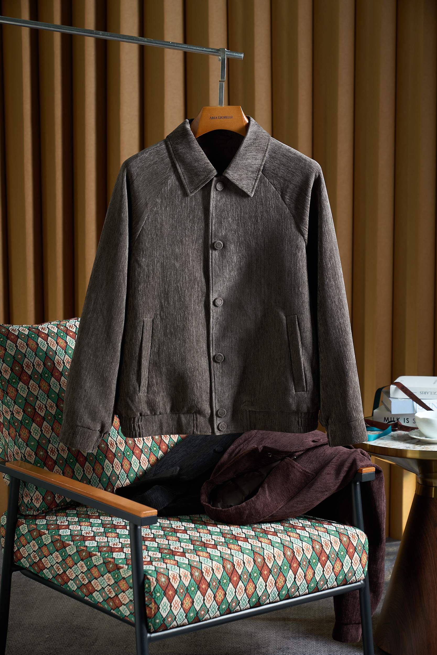 NO:648993,Distressed washed fabrics are filled with 38 grams of 95 white goose down saddle shoulders. Slightly wide-fit buttoned down jackets. Distressed washed fabrics. 95 white goose down jackets. Down jackets are smart and stylish, light and warm.  Clean lines outline a gentleman's silhouette, and the aged texture retains the charm of time - this men's jacket-style light down jacket redefines the aesthetics of autumn and winter commuting with an exquisite balance of functionality and design. It is made of aged washed fabrics, soft to the touch with a slightly rough texture, and comes with a retro filter but not dull. It is paired with 38 grams of evenly filled 95 white goose down, which is light but full of warmth, breaking the heavy constraints and allowing a neat posture to last throughout autumn and winter.  The saddle shoulder design is the finishing touch, cleverly modifying the proportions of the shoulder line, making it compatible with various body shapes while giving the outfit a natural sense of relaxation; the slightly wide version is not tight or draggy, retaining the neat aura of the jacket, but also leaving enough space for movement, making it unrestricted for commuting and short outdoor trips. The hidden covered buckle design is simple and elegant, eliminating redundant decorations and strengthening the overall smart tone. The smooth tailoring from the collar to the hem makes every turn look free and easy.  The filling of 95 white goose down has excellent fluffiness, and the thermal insulation efficiency is far higher than that of ordinary down. The evenly distributed filling amount of 38 grams achieves a 'lightweight and non-pressing, thin model that also locks in temperature' wearing experience. It can cope with the temperature difference of 10-20℃ without any pressure. The old washing process makes the fabric appear natural  The wear-and-tear texture makes it more timeless, and with neutral tones, it can be easily matched with shirts, sweaters and other inner wear. Whether it is a formal occasion for business commuting or a casual weekend trip, it can stand out with its capable style and become a versatile and practical item in men's wardrobe.  Light, warm, crisp and textured, this jacket-style down jacket allows you to resist the cold in autumn and winter while maintaining a calm and stylish gentleman style. Size M-3XL (black, burgundy, gray brown),,jackets & coats,shirts,down jacket,alexander wang19860909做旧水洗面料填充均38克95白鹅绒马鞍肩微阔版型包扣羽绒服做旧水洗面料95白鹅绒夹克羽绒服干练型格,轻暖随行. 利落线条勾勒绅士轮廓,做旧质感沉淀时光韵味——这款男士夹克式轻薄羽绒服,以功能性与设计感的精妙平衡,重新定义秋冬通勤穿搭美学.精选做旧水洗面料,触感柔软带微糙肌理,自带复古滤镜却不显沉闷,搭配38克均匀填充的95白鹅绒,轻若无物却暖意十足,打破厚重束缚,让利落姿态贯穿整个秋冬. 马鞍肩设计是点睛之笔,巧妙修饰肩线比例,兼容各种身形的同时,赋予穿搭自然松弛感；微阔版型不紧绷不拖沓,既保留夹克的利落气场,又预留充足活动空间,通勤赶路、户外短途皆无束缚.隐藏式包扣设计简约大气,摒弃多余装饰,强化整体干练调性,从领口到下摆的流畅剪裁,让每一次转身都尽显洒脱. 95白鹅绒填充蓬松度优异,保暖效率远超普通羽绒,38克均匀分布的填充量,实现“轻量不压身,薄款亦锁温”的穿着体验,应对10-20℃温差毫无压力.做旧水洗工艺让面料呈现自然磨损质感,越穿越有味道,搭配中性色调,轻松适配衬衫、针织衫等内搭,无论是商务通勤的正式场合,还是周末出行的休闲场景,都能凭借干练格调脱颖而出,成为男士衣橱里的百搭实用款. 轻暖、利落、有质感,这款夹克式羽绒服,让你在秋冬季节既能抵御寒意,又能保持从容有型的绅士风范. 码数M-3XL（黑色 酒红色 灰棕色）,,jackets & coats,shirts,down jacket,alexander wang,Men's clothing