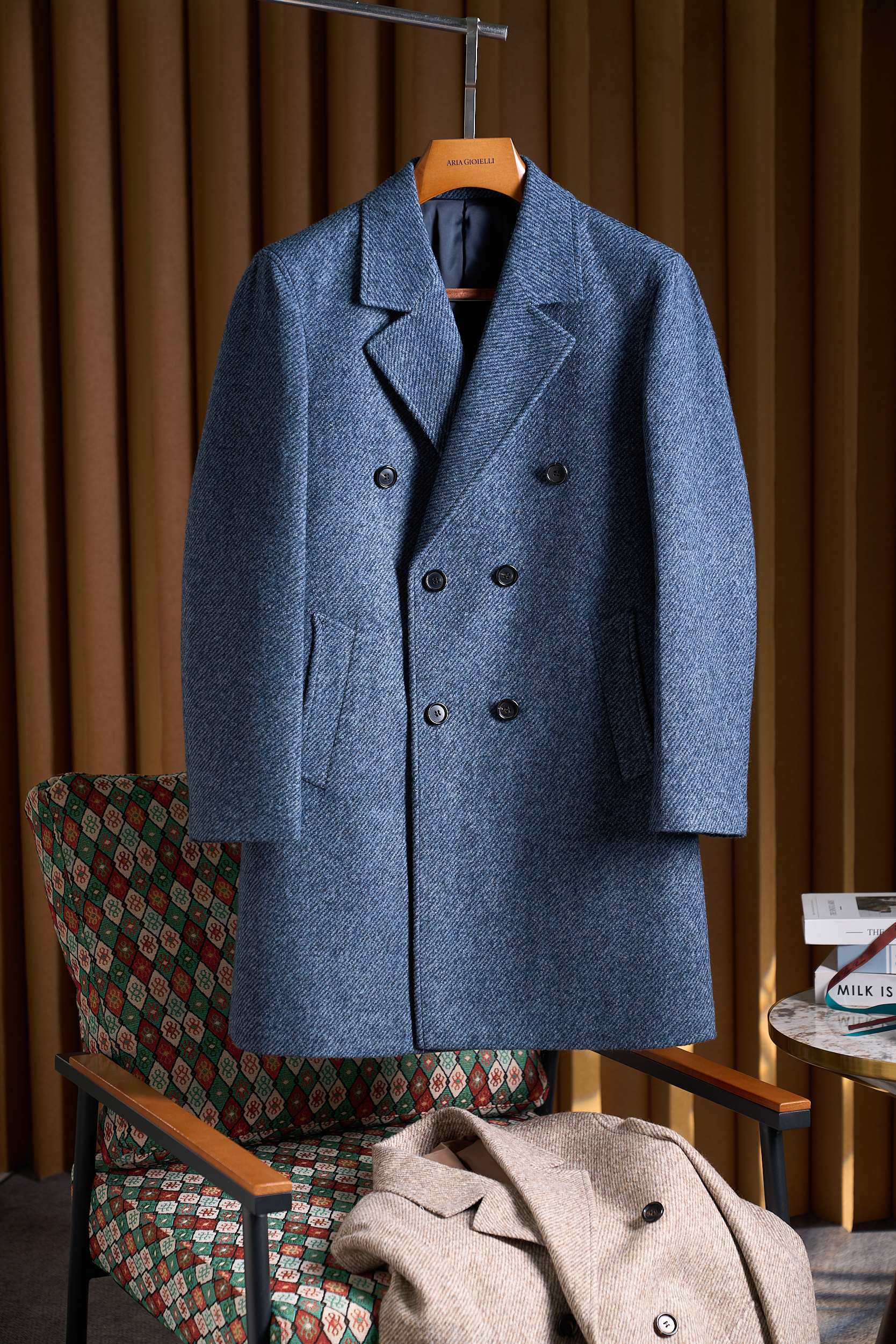 NO:648940,Imported twill yarn woolen fabric, double-breasted design, large flat lapels, mid-length windbreaker and cashmere coat, with a stylish style and unique style, imported twill yarn cashmere coat, unlocks high-end texture for men.  True style is never limited to the surface, but is hidden in the texture of the fabric and the details of the design. This imported twill woolen cashmere coat is based on luxurious materials and has a classic silhouette as its backbone, allowing every man who pursues quality to show his calm aura and extraordinary taste in every gesture.  Imported twill floral yarn woolen fabrics are selected, blended with precious cashmere ingredients, and feel delicate and soft yet firm. The twill texture has its own natural texture, and the floral yarn craftsmanship gives the fabric a rich gradient luster, which is different from the monotony of solid colors and is low-key.  Hidden ingenuity, it presents a soft and high-end visual texture under the light; the addition of cashmere not only improves the thermal insulation performance, but also makes the fabric full of drape, without dragging wrinkles when walking, and has a 'walking hanger' aura, taking into account both style and temperature.  The classic double-breasted design is the soul of men's windbreakers, a perfect fusion of retro style and modern aesthetics. The neat double-breasted design not only enhances the structure of the clothing, but also modifies the proportions of the body shape, making the shoulder line straighter and the waist more neat. Even a slightly fat figure can wear a smart line; when buttoned, it is calm and elegant, and when worn open, it is casual and free, adapting to the needs of multiple scenes, and easily switching between business and leisure modes.  As an iconic element of high-end men's clothing, the large flat lapel has an open aura. The widened collar design extends the neck line, making the facial contour more three-dimensional. With delicate stitching technology, every detail shows exquisite workmanship. The natural curvature of the lapel fits the shoulders and neck, making it unrestricted when worn. It also enhances the formality and sophistication of the overall shape. Whether it is for work commuting or formal occasions, it can instantly enhance your aura and show your gentlemanly style.  The mid-length version is a golden length that combines practicality and fashion. It covers the waist and hips just right, which can resist the cold wind without being too long. The neat straight cut outlines a smooth body shape, and the natural drape of the fabric texture makes the walking posture more calm and elegant. Whether it is paired with suit pants to create a business elite look, or paired with casual pants to unlock daily style, it can be easily controlled and becomes a classic item in the wardrobe that will never fade.  From fabric to design, from details to version, this imported twill floral cashmere coat has quality and style throughout. It is not only a piece of clothing to withstand the cold, but also a silent expression of men's taste. Wearing it, without too much modification, can bring you a calm aura and style, becoming an unforgettable focus in the crowd. A high-end texture choice, giving both grace and warmth, showing the unique charm of men. Size M-3XL Beige Gray Blue,, business  suit,gold,alexander wang19860909进口斜纹花纱毛呢面料双排扣设计大平驳领中长款风衣羊绒大衣型格定调,风度自成,进口斜纹花纱羊绒大衣,解锁男士高阶质感. 真正的型格从不止于表面,而是藏在面料的肌理与设计的细节里.这款进口斜纹花纱毛呢羊绒大衣,以奢级材质为底,以经典廓形为骨,让每一位追求质感的男士,都能在举手投足间尽显沉稳气场与不凡品味. 甄选进口斜纹花纱毛呢面料,融入珍贵羊绒成分,触感细腻软糯却不失挺括筋骨.斜纹肌理自带自然纹路,花纱工艺赋予面料层次丰富的渐变光泽,不同于纯色的单调,低调中暗藏巧思,在光线下呈现柔和又高级的视觉质感；羊绒的加入不仅提升了保暖性能,更让面料垂坠感十足,行走间无拖沓褶皱,自带“行走的衣架子”气场,兼顾风度与温度. 经典双排扣设计是男士风衣的灵魂所在,复古格调与现代审美完美融合.利落的双排扣排布,不仅增强了衣物的结构性,更能修饰身形比例,让肩线更挺拔、腰身更利落,即使是微胖体型也能穿出干练线条；扣合时沉稳大气,敞开穿则随性洒脱,适配多场景穿搭需求,轻松切换商务与休闲模式. 大平驳领作为高阶男装的标志性元素,自带开阔气场.加宽的领型设计延伸颈部线条,让面部轮廓更显立体,搭配细腻的缝线工艺,每一处细节都彰显精湛做工；驳领处的自然弧度贴合肩颈,穿着无束缚感,同时强化了整体造型的正式感与精致度,无论是职场通勤还是正式场合,都能瞬间提升气场,尽显绅士风范. 中长款版型是兼顾实用性与时尚感的黄金长度,恰到好处地覆盖腰臀部位,既能抵御寒风侵袭,又不会因过长显得拖沓.利落的直线剪裁勾勒出流畅身形,搭配自然垂坠的面料质感,让行走姿态更显从容优雅；无论是搭配西装裤打造商务精英范,还是搭配休闲裤解锁日常格调,都能轻松驾驭,成为衣橱中永不褪色的经典单品. 从面料到设计,从细节到版型,这款进口斜纹花纱羊绒大衣将品质与格调贯穿始终.它不只是一件抵御严寒的衣物,更是男士品味的无声表达——穿上它,无需过多修饰,便能自带沉稳气场与有型范儿,成为人群中一眼难忘的焦点.高阶质感之选,让风度与温度兼得,尽显男士独特魅力. 码数M-3XL 米色 灰蓝色,,business suit,gold,alexander wang,Men's clothing