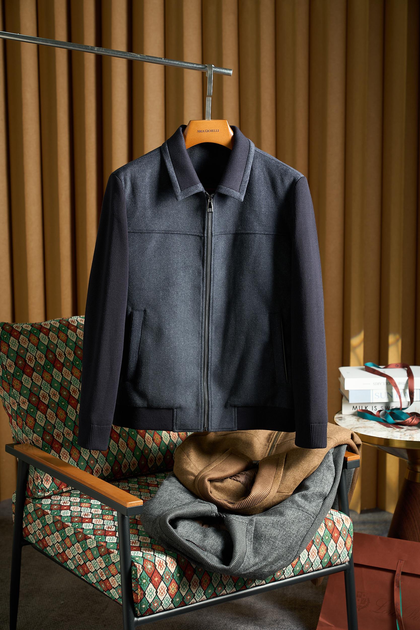 NO:648923,Foreign trade single payment!  LP's knitted sleeves are spliced ​​with wool-containing herringbone fabric, and the warm and light white duck down lining knitted jacket down jacket is a single-pointed product!  LP's high-end knitted jackets and down jackets are warm but not bulky in autumn and winter. Who understands the charm of foreign singles?  This wave of knitted jackets and down jackets from LP directly combines high-end texture and practical wearability!  It is specially designed for men who pursue low-key luxury. It perfectly combines the softness of knitting with the warmth of down. The upper body has an 'effortless sense of sophistication' and can be easily held in daily commuting and light business trips. The fabric is high-end visible to the naked eye!  The sleeves are made of LP's signature knitted fabric, which is enriched with wool. It feels delicate and skin-friendly, and has a gentle luster, making it comfortable to wear against the skin. The body is made of custom-made herringbone fabric, which has a clear and three-dimensional texture, is anti-wrinkle, wear-resistant and not easy to deform. It also has a low-key texture and a sense of luxury hidden in every detail.  The inner liner is filled with a sufficient amount of white duck down, with online bulkiness and maximum warmth. Wearing it in the cold winter, it is like being wrapped in a layer of 'mobile heater', but it does not have the bloated feeling of traditional down jackets. The knitted sleeve splicing design is the finishing touch, breaking the heavy stereotype of down jackets, adding a sense of flexibility to the outfit, allowing you to move without restraint, taking into account both warmth and a neat figure.  The classic jacket shape is not body-conscious, slim and not tight. It can not only modify the shoulder line and waistline, but also accommodate various body shape defects. The minimalist design style is suitable for a variety of scenes. It is elegant and business-like when paired with a shirt, casual and everyday with a sweater, and even layered with coats without any sense of violation. It is a proper practical style of 'one garment for multiple wear'.  The quality of outerwear is strictly controlled, and the details are precisely routed neatly and firmly to prevent lint from running off; the knitted elasticity of the collar and cuffs is just right, fits well, and can lock in warmth; the invisible zipper + concealed button design is simple and elegant without destroying the overall beauty, and every aspect demonstrates the ingenuity of the LP family. Refuse to be bloated and mediocre in autumn and winter?  This knitted spliced ​​wool white duck down jacket is just what you need in your wardrobe!  The number of foreign single items is limited. Men who know their stuff can easily grasp the quality of high-end autumn and winter wear. Size M-3XL (gray khaki blue), loro piana, jackets & coats, jackets & coats, sweaters, shirts, down jacket, alexander wang19860909外贸单bao款！LP家针织袖拼接含羊毛鱼骨纹面料遇上保暖轻盈的白鸭绒内胆针织夹克羽绒服外单尖货！LP家高阶针织夹克羽绒服,暖而不臃肿的秋冬王牌. 谁懂外单bao款的魅力？LP家这波针织夹克羽绒服,直接把高阶质感与实穿属性拉满！专为追求低调奢华的男士量身打造,将针织的软糯与羽绒的保暖完美融合,上身自带“毫不费力的精致感”,日常通勤、轻商务出行都能轻松hold住. 面料是肉眼可见的高级！袖子采用LP家标志性针织面料,含羊毛成分加持,触感细腻亲肤,自带温柔光泽感,贴肤穿无压力；衣身则选用定制鱼骨纹面料,纹理清晰立体,抗皱耐磨不易变形,还透着低调的肌理质感,高级感藏在每一处细节里. 内胆填充足量白鸭绒,蓬松度在线,保暖性直接拉满——寒冬里穿它,像裹着一层“移动暖炉”,却完全没有传统羽绒服的臃肿感.针织袖拼接设计更是点睛之笔,打破了羽绒外套的厚重刻板,增加了穿搭的灵动感,活动起来无束缚,兼顾保暖与利落身形. 经典夹克版型不挑身材,修身不紧绷,既能修饰肩线和腰腹线条,又能包容各种身形缺点.极简设计风格适配多种场景,搭配衬衫是儒雅商务风,配毛衣是休闲日常感,甚至叠穿大衣都毫无违和感,妥妥的“一衣多穿”实用派. 外单品质严控细节精密走线工整牢固,不易跑绒钻绒；领口、袖口的针织弹性恰到好处,贴合不勒,还能锁住暖意；隐形拉链+暗扣设计,简洁大方不破坏整体美感,每一处都彰显LP家的匠心工艺. 秋冬拒绝臃肿与平庸？这件针织拼接羊毛白鸭绒夹克羽绒服,就是你的衣柜刚需！外单bao款数量有限,懂货的男士闭眼冲,轻松拿捏秋冬高阶穿搭质感 码数M-3XL（灰色 卡其 蓝色）,,loro piana,jackets & coats,jackets & coats,sweaters,shirts,down jacket,alexander wang,Men's clothing