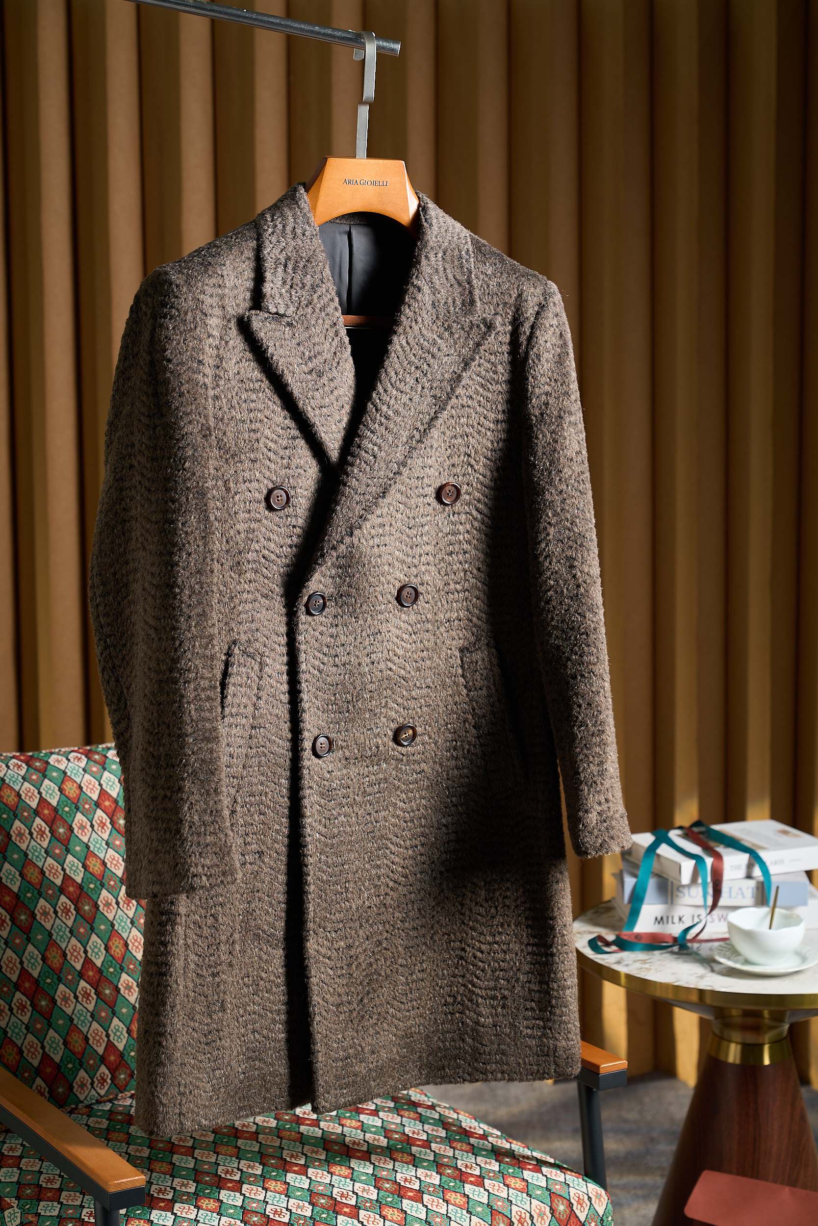 NO:648949,The fashionable large lapel design with mohair ripple texture and paired with double-row horn buttons is a mid-length wool blend coat with a luxurious touch, reinventing winter style. The trend-setting fashionable large lapel design with mohair ripple texture, paired with exquisite double-row horn buttons, this mid-length wool blend coat is an indispensable fashion statement in your winter wardrobe.  Every inch of fabric contains the meticulous craftsmanship of craftsmen. The mohair component is specially incorporated to give the clothes a unique soft touch and luxurious luster, just like the golden wheat waves gently swaying under the warm winter sun, warm and charming. The water ripple texture is natural and smooth, showing a rich sense of layering as the light changes, making every turn a visual feast.  The big gun lapel design is classic yet fashionable. It cleverly modifies the neck line and highlights the elegance of the wearer. The double-row horn buttons are made of high-quality materials and finely polished. Each one exudes a warm luster. It not only adds to the retro charm of the coat, but also makes it easier to put on and take off. It is both practical and beautiful.  The mid-length cut covers the buttocks and thighs just right, keeping you warm without losing style. The wool blended fabric not only retains the warmth and comfort of wool, but also improves the wrinkle resistance and durability of the clothing through the blending process, making your winter look more crisp and stylish. Size M-3XL,,jackets & coats,alexander wang19860909含马海毛水波纹纹理时尚大枪驳领设计搭配双排牛角扣中长款羊毛混纺大衣外套奢华触感,重塑冬日风尚.引领潮流的含马海毛水波纹纹理时尚大枪驳领设计,搭配精致双排牛角扣,这款中长款羊毛混纺大衣外套,是您冬日衣橱里不可或缺的时尚宣言. 每一寸面料,都蕴含着匠人的精心雕琢.特别融入马海毛成分,赋予衣物以独特的柔软触感与奢华光泽,仿佛冬日暖阳下轻轻摇曳的金色麦浪,温暖而迷人.水波纹纹理自然流畅,随着光线的变化展现出丰富的层次感,让每一次转身都成为视觉盛宴. 大枪驳领设计,经典而不失时尚感,巧妙地修饰颈部线条,彰显佩戴者的优雅气质.双排牛角扣,精选优质材料,经过精细打磨,每一颗都散发着温润的光泽,不仅增添了大衣的复古韵味,更便于穿脱,实用与美观并存. 中长款剪裁,恰到好处地覆盖臀部与大腿,既保暖又不失风度.羊毛混纺面料,既保留了羊毛的保暖性与舒适度,又通过混纺工艺提升了衣物的抗皱性与耐穿性,让您的冬日造型更加挺括有型. 码数M-3XL,,jackets & coats,alexander wang,Men's clothing