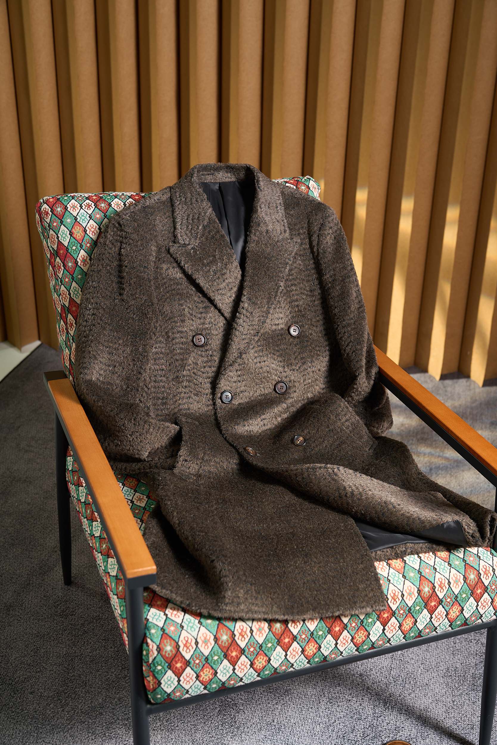 NO:648958,The fashionable large lapel design with mohair ripple texture and paired with double-row horn buttons is a mid-length wool blend coat with a luxurious touch, reinventing winter style. The trend-setting fashionable large lapel design with mohair ripple texture, paired with exquisite double-row horn buttons, this mid-length wool blend coat is an indispensable fashion statement in your winter wardrobe.  Every inch of fabric contains the meticulous craftsmanship of craftsmen. The mohair component is specially incorporated to give the clothes a unique soft touch and luxurious luster, just like the golden wheat waves gently swaying under the warm winter sun, warm and charming. The water ripple texture is natural and smooth, showing a rich sense of layering as the light changes, making every turn a visual feast.  The big gun lapel design is classic yet fashionable. It cleverly modifies the neck line and highlights the elegance of the wearer. The double-row horn buttons are made of high-quality materials and finely polished. Each one exudes a warm luster. It not only adds to the retro charm of the coat, but also makes it easier to put on and take off. It is both practical and beautiful.  The mid-length cut covers the buttocks and thighs just right, keeping you warm without losing style. The wool blended fabric not only retains the warmth and comfort of wool, but also improves the wrinkle resistance and durability of the clothing through the blending process, making your winter look more crisp and stylish. Size M-3XL,,jackets & coats,alexander wang19860909含马海毛水波纹纹理时尚大枪驳领设计搭配双排牛角扣中长款羊毛混纺大衣外套奢华触感,重塑冬日风尚.引领潮流的含马海毛水波纹纹理时尚大枪驳领设计,搭配精致双排牛角扣,这款中长款羊毛混纺大衣外套,是您冬日衣橱里不可或缺的时尚宣言. 每一寸面料,都蕴含着匠人的精心雕琢.特别融入马海毛成分,赋予衣物以独特的柔软触感与奢华光泽,仿佛冬日暖阳下轻轻摇曳的金色麦浪,温暖而迷人.水波纹纹理自然流畅,随着光线的变化展现出丰富的层次感,让每一次转身都成为视觉盛宴. 大枪驳领设计,经典而不失时尚感,巧妙地修饰颈部线条,彰显佩戴者的优雅气质.双排牛角扣,精选优质材料,经过精细打磨,每一颗都散发着温润的光泽,不仅增添了大衣的复古韵味,更便于穿脱,实用与美观并存. 中长款剪裁,恰到好处地覆盖臀部与大腿,既保暖又不失风度.羊毛混纺面料,既保留了羊毛的保暖性与舒适度,又通过混纺工艺提升了衣物的抗皱性与耐穿性,让您的冬日造型更加挺括有型. 码数M-3XL,,jackets & coats,alexander wang,Men's clothing