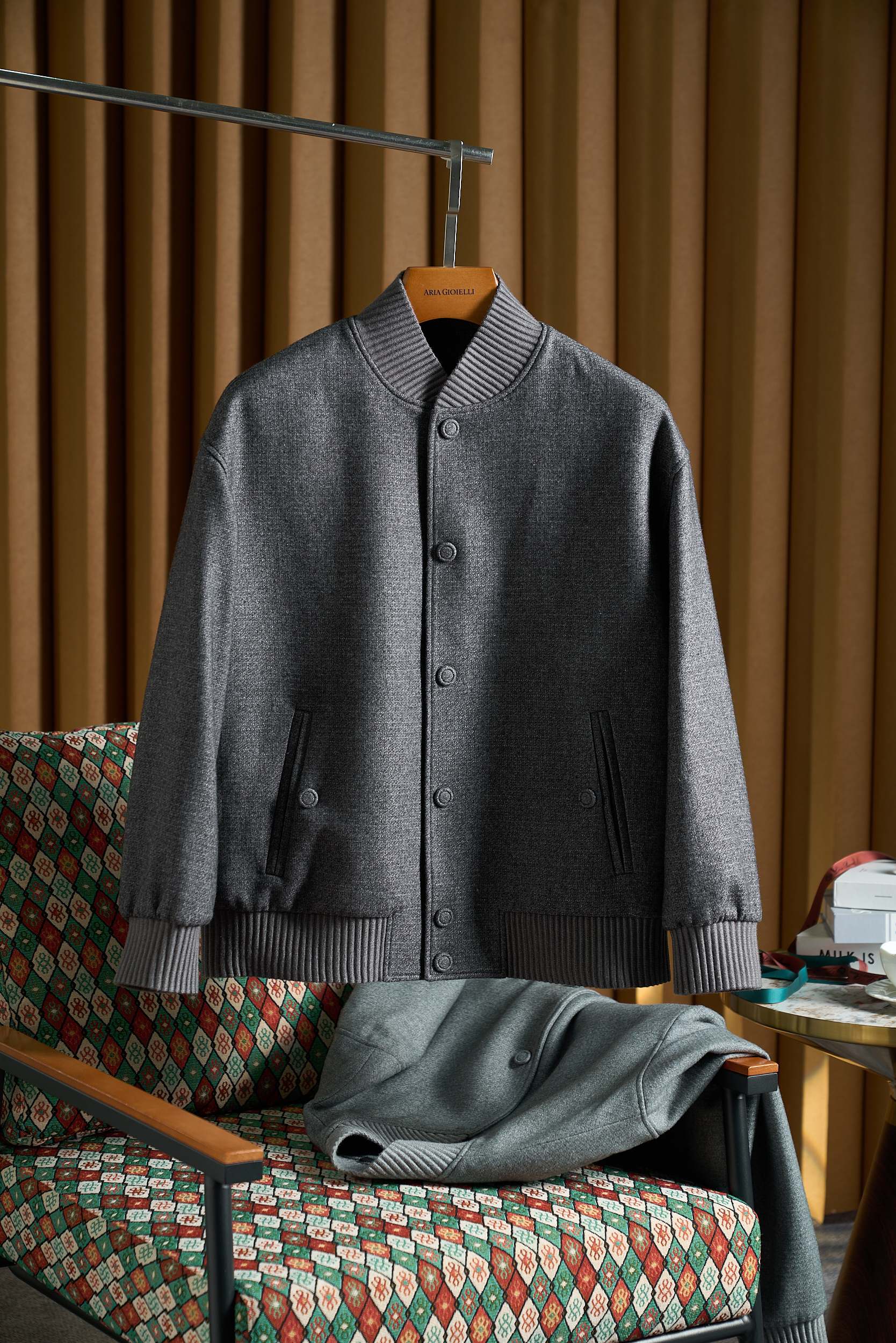 NO:712164,Down Jacket [Stand-collar jacket fell in love with white goose down!  D’s collection button design contains wool-dyed fabric lining filled with 95% white goose down jacket] HY1260780 When the stand-up collar jacket meets white goose down, D’s collection-level jacket down jacket is launched in an innovative way  To break the dilemma of choosing a 'bloated or thin' winter jacket, D Home perfectly combines the neat style of the classic stand-collar jacket with the luxurious and warm core of white goose down. This collector's style down jacket is made of wool-dyed fabric as the body base, with an inner liner filled with 95 white goose down, and is decorated with a signature covered button design, allowing men to maintain their upright aura and enjoy extreme warmth in the cold winter. 95 white goose down lining  Luxurious and warm. High-purity 95 white goose down is carefully selected. The down is fuller and fluffier than ordinary down. It has been processed through multiple cleaning and impurity removal processes. It has no odor and is more skin-friendly. Scientific zone filling technology ensures that the down is evenly distributed, does not agglomerate, and does not run away. It can not only effectively lock in temperature and resist severe cold, but also keep the body light and weight-free, allowing you to move freely when wearing it. Say goodbye to the bulk and drag of traditional down jackets, taking into account both warmth retention and neat style.  Containing wool-dyed fabrics, the texture is within reach  The body of the garment is made of wool-containing yarn-dyed fabric, made through precision weaving technology. It has a delicate texture and soft luster, and feels crisp yet soft. The addition of wool not only improves the warmth of the fabric, but also enhances wrinkle resistance and durability. It is not easy to pill and deform when worn daily, and it can still maintain a crisp texture after long-term wear. The classic yarn-dyed design makes the color of the garment more advanced, without complicated decoration, and has a low-key luxury aura, suitable for various wearing scenarios. Collection buckle + stand-up collar design  Details are full of ingenuity  Continuing the exquisite genes of the D family collection series, the custom covered button design is used to replace the traditional buttons. The rounded texture perfectly echoes the fabric, which not only enhances the overall sophistication, but also hides the brand recognition, and shows high-end taste in a low-key manner. The neat stand-up collar fits the neck curve, which can not only prevent wind and warmth, but also modify the neck contour and elongate the body proportions. It is paired with a simple and neat jacket cut, and can be easily adapted to business commuting, daily leisure and other scenes. It is elegant when paired with a shirt, and more relaxed when paired with a sweater.  This D jacket down jacket redefines men's winter jackets with 'the shape of a jacket + the warmth of down', perfectly integrating materials, craftsmanship and design. It allows you to maintain an elegant style while enjoying full warmth in the cold winter, making it a collection-grade warm item in your wardrobe that spans occasions. Size M-3XL (dark gray gray green),, dior, jackets & coats, jackets & coats, sweaters, shirts, down jacket,19860909羽绒服【立领夹克爱上了白鹅绒！D家典藏包扣设计含羊毛色织面料内胆充95白鹅绒夹克羽绒服】HY1260780当立领夹克邂逅白鹅绒 D家典藏级夹克羽绒服革新登场 打破冬日外套“臃肿或单薄”的选择困境,D家将经典立领夹克的利落型格与白鹅绒的奢暖内核完美融合.这款典藏款夹克羽绒服,以含羊毛色织面料为衣身基底,内胆填充95白鹅绒,更缀以标志性包扣设计,让男士在凛冽寒冬既能保持挺拔气场,又能拥享极致温暖. 95白鹅绒内胆 奢暖力拉满 严选高纯度95白鹅绒,绒朵饱满蓬松度远超普通羽绒,经多道清洁除杂工艺处理,无异味更亲肤.科学分区填充技术确保绒朵均匀分布,不结块、不跑绒,既能强效锁温抵御严寒,又能保持衣身轻盈无负重感,穿着时活动自如,告别传统羽绒服的臃肿拖沓,兼顾保暖性与利落型态. 含羊毛色织面料 质感触手可及 衣身采用含羊毛色织面料,经由精密织造工艺打造,自带细腻纹理与柔和光泽,触感挺括却不失柔软.羊毛成分的加入不仅提升面料保暖性,更增强抗皱性与耐用度,日常穿着不易起球变形,久穿仍能保持挺括质感.经典色织设计让衣身色彩更显高级,无需繁复装饰,便自带低调奢华气场,适配多元穿搭场景. 典藏包扣+立领设计 细节藏满匠心 延续D家典藏系列的精致基因,采用定制包扣设计替代传统纽扣,圆润质感与面料完美呼应,既提升整体精致度,又暗藏品牌辨识度,低调中尽显高阶品味.利落立领版型贴合颈部曲线,既能防风保暖,又能修饰颈部轮廓,拉长身形比例,搭配简约利落的夹克剪裁,轻松适配商务通勤、日常休闲等场景,内搭衬衫显儒雅,搭配毛衣更显松弛. 这款D家夹克羽绒服,以“夹克的型+羽绒的暖”重新定义男士冬日外套,将材质、工艺与设计完美融合.让你在寒冬中既能保持优雅格调,又能拥享满分温暖,成为衣橱中跨越场合的典藏级保暖单品. 码数M-3XL（深灰 灰绿）,,dior,jackets & coats,jackets & coats,sweaters,shirts,down jacket,,Men's clothing