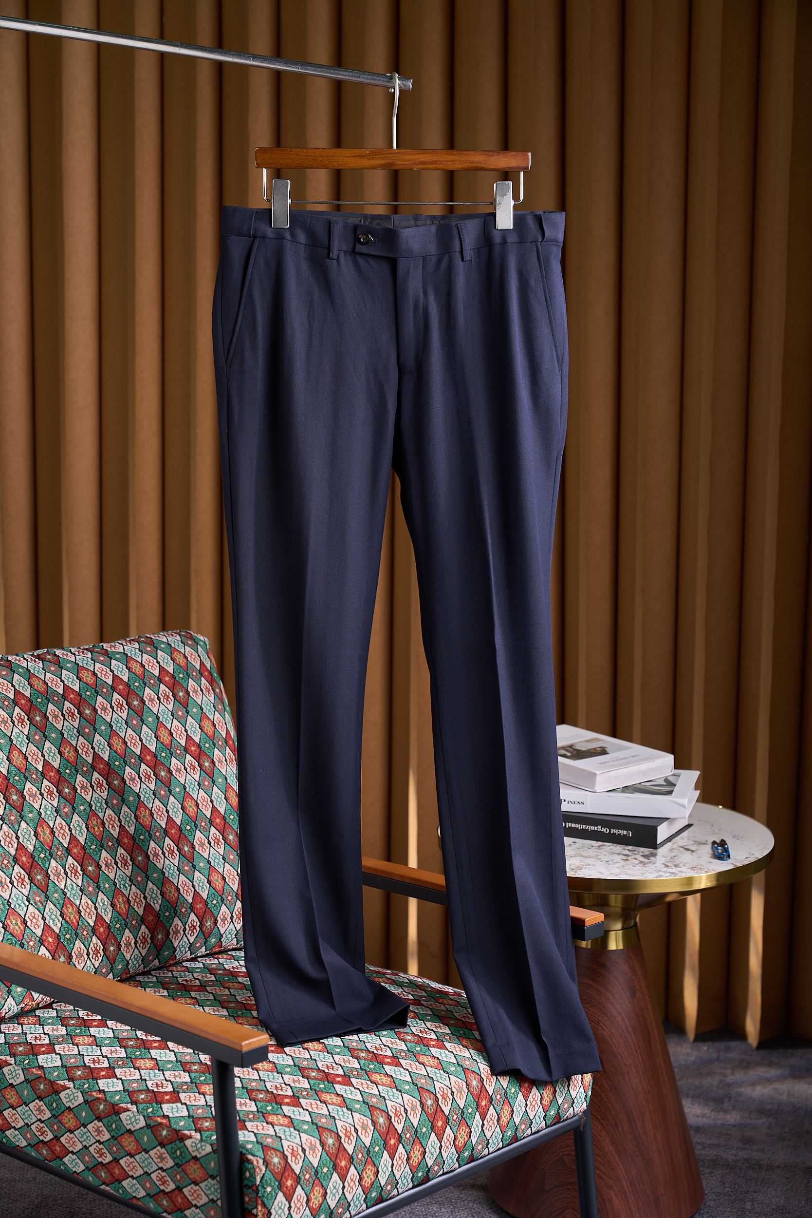 NO:648965,EZ Home Blue Label Customized Series is here!  Good products are worth waiting for. Comfortable slightly elastic wool blended herringbone fabric. One-button flat lapel design suit. Shocking launch of Blue Label custom series!  The new favorite of your glamorous journey wardrobe. The EZ Blue Label custom series is designed for you who pursue quality and unique design. We carefully select every inch of fabric and carefully carve every detail, just to create your exclusive suit. This comfortable micro-elastic wool blend herringbone fabric one-button notch lapel design suit is another masterpiece we have carefully prepared for you.  Made of high-quality 68% wool blend, 10% Lyocell 7 spandex blended with 15% polyester fiber, the suit maintains a stiff silhouette while having some micro-elasticity to better fit the body shape, bringing unprecedented comfort. The herringbone pattern design on the fabric perfectly combines fashion and classics, making your suit stand out among the crowd. ' One-button notch lapel, simple yet stylish ''  The one-button design is simple and elegant, and the notched lapel collar shows a low-key and elegant business temperament. This design is not only suitable for various business occasions, but also can be easily used in daily casual wear, allowing you to maintain confidence and calmness in any occasion. As a complete suit, the top and trousers match perfectly, so there is no need to worry about choosing. Whether you are attending a meeting, business negotiation or dinner party, this suit can allow you to deal with it easily and show professionalism and charm.  We know that truly good products require time to accumulate and polish. Every aspect of this EZ blue label custom-made suit has been strictly controlled from fabric selection to tailoring and production, just to present you with the most perfect quality. It is worth waiting for, because it will accompany you through every important moment with quality and beauty.  Come and experience the charm of EZ's blue label customized series now! Let this comfortable one-button flat lapel design suit made of slightly elastic wool blended herringbone fabric become the new favorite in your wardrobe, adding a touch of color to your business and leisure life. Size M-3XL,, business suit, alexander wang19860909EZ家蓝标定制系列来了哦！好货值得等待舒适微弹羊毛混纺鱼骨纹面料一粒扣平驳领设计套西装震撼发布蓝标定制系列！魅力之旅衣橱新宠. EZ家蓝标定制系列,专为追求品质与独特设计的您而生.我们用心挑选每一寸面料,精心雕琢每一个细节,只为打造属于您的专属西装.这款舒适微弹羊毛混纺鱼骨纹面料一粒扣平驳领设计套西装,是我们为您精心准备的又一力作. 采用优质68羊毛混纺,10莱赛尔7氨纶融入15聚酯纤维,使西装在保持挺括版型的同时,有些许的微弹能更加贴合身形,带来前所未有的舒适体验.面料上的鱼骨纹设计,更是将时尚与经典完美结合,让您的西装在众多人群中脱颖而出. ' 一粒扣平驳领,简约而不失格调 ‘’ 一粒扣设计简约大方,平驳领则展现出低调而优雅的商务气质.这种设计不仅适合各种商务场合,还能轻松驾驭日常休闲装扮,让您在任何场合都能保持自信与从容. 作为一套完整的西装,上衣与裤子完美搭配,无需费心挑选.无论是参加会议、商务谈判还是晚宴聚会,这套西装都能让您轻松应对,展现出专业与魅力. 我们深知,真正的好货需要时间的沉淀与打磨.这款EZ家蓝标定制系列西装,从面料选择到剪裁制作,每一个环节都经过严格把控,只为呈现给您最完美的品质.它值得您等待,因为它将用品质与美感陪伴您走过每一个重要时刻. 现在就来体验EZ家蓝标定制系列的魅力吧！让这款舒适微弹羊毛混纺鱼骨纹面料一粒扣平驳领设计套西装成为您衣橱中的新宠,为您的商务与休闲生活增添一抹亮色. 码数M-3XL,,business suit,alexander wang,Men's clothing