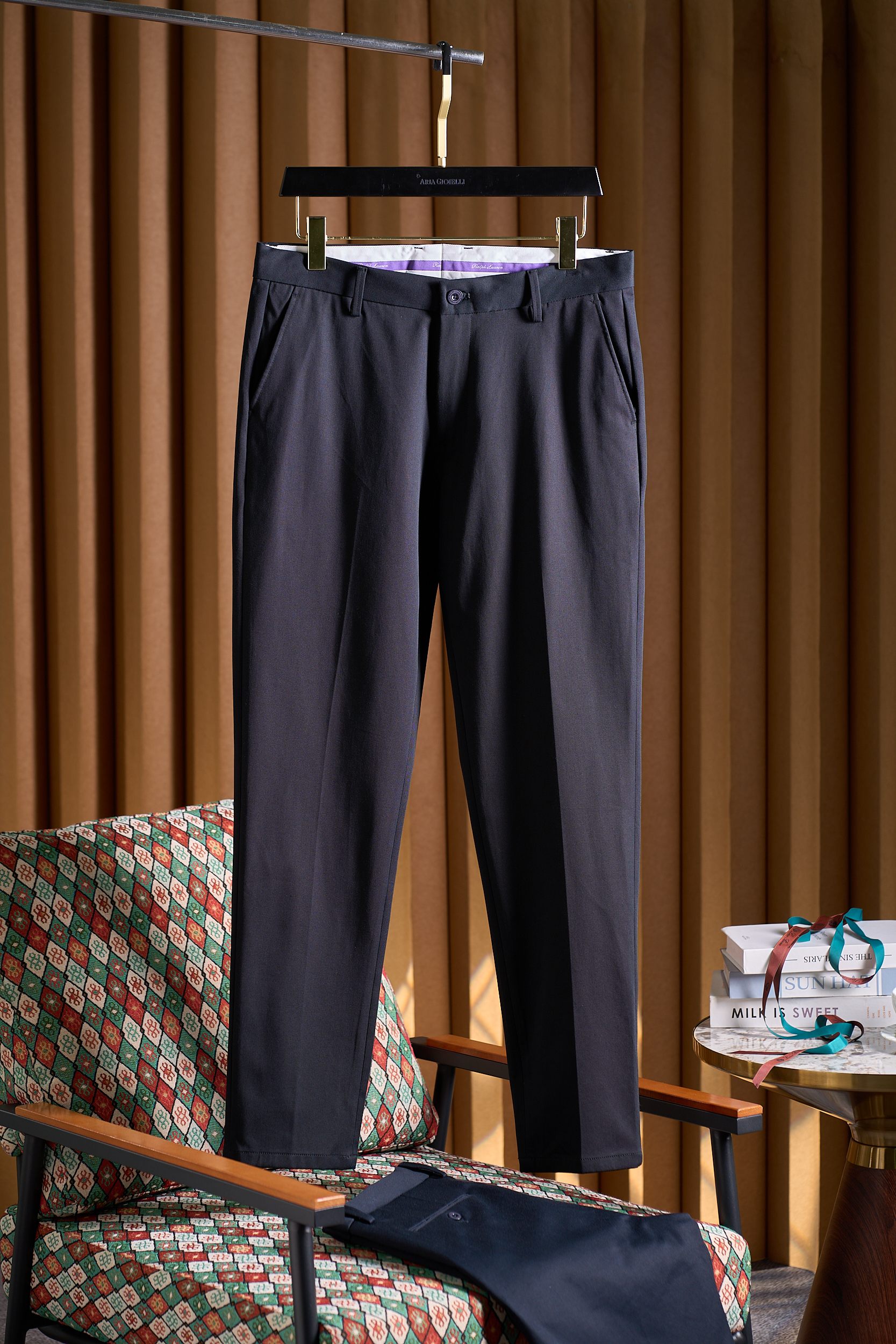 NO:648973,Black, navy purple label series pure cotton fabric with unique waist design casual trousers and trousers Purple label series two-color casual trousers｜Texture innovation of pure cotton texture and unique waistband.  When daily wear pursues 'low-key and high-end', these casual trousers from the Purple Label series just hit the core demand - selected high-count pure cotton fabrics, blending the looseness of casual trousers with the neat shape of trousers. It also comes with black and black and blue dual options, so that calm colors can also play subtle differences. The unique waist design adds a sense of ritual to wearing. Whether it is commuting or daily life, it can balance dignity and comfort.  The fabric is the core foundation of texture. It is made of high-density combed pure cotton, with a soft touch and natural texture. The upper body is breathable and does not sweat, and does not feel constrained after sitting for a long time. It is pre-shrunk and finished, so it is not easy to deform or pill after washing, and it can still maintain a crisp silhouette after long-term wear. Unlike the looseness of ordinary cotton pants, it has a slight drape, which can quietly modify the shape of the legs, making the lines more straight and neat, and the balance between casual and formal is just right.  Dual colors and elegant choices unlock different dressing scenarios. Classic black is pure and calm, with its own versatile attributes. Pair it with a shirt for commuting, and with a T-shirt for daily casualness. It is an unmistakable choice to suit various occasions; black and blue hide ingenuity, in nature  It has a delicate dark blue luster under the light, which is a little more layered than pure black. It is low-key and tasteful, and is suitable for the pursuit of 'unobtrusive but recognizable' dressing needs - no need to worry about it, both colors are 'universal matches' in the wardrobe.  The finishing touch is the unique waist design. It breaks the rigid waist structure of traditional trousers and adopts the design of widened elastic binding and invisible adjustment buckles, which not only ensures the fit of the wear, but also avoids the discomfort of waist tightening, and can easily accommodate fat on the waist and abdomen. The delicate binding and purple embroidered logo on the inside of the waist highlight the texture of the series in every detail. There is no unnecessary decoration, but it inadvertently enhances the overall sophistication.  The tailoring follows the principle of 'relaxed but not procrastinating', and the straight and slightly wide version is very friendly to all body types. From fabrics to details, from version to color, these Purple Label series casual trousers achieve the ultimate goal of 'textured for daily wear'. Whether you are looking for commuting dignity or prefer daily relaxation, the calmness of black or the delicacy of black and blue can meet your outfit expectations, making every wear a double enjoyment of comfort and taste.  Number of yards 42-56 (30-38 no 37), shirts, tees, t-shirt, alexander wang19860909黑色、藏青色紫标系列纯棉面料独特腰头设计休闲长裤西裤紫标系列双色休闲西裤｜纯棉肌理与独特腰头的质感革新. 当日常穿搭追求“低调高级”,这条紫标系列休闲西裤恰好击中核心需求——精选高支纯棉面料,糅合休闲裤的松弛感与西裤的利落型,更带来黑色、黑蓝色双选,让沉稳色系也能玩出细腻差异,独特腰头设计更添穿着仪式感,无论是通勤还是日常,都能兼顾体面与舒适. 面料是质感的核心底气.采用高密精梳纯棉织造,触感柔软带着自然肌理感,上身透气不闷汗,久坐也无束缚感；经过预缩整理,洗后不易变形、不易起球,久穿仍能保持挺括轮廓.不同于普通棉质裤的松散,它自带轻微垂坠感,能悄悄修饰腿型,让线条更显笔直利落,休闲与正式的平衡感恰到好处. 双色素雅选择,解锁不同穿搭场景.经典黑色纯粹沉稳,自带百搭属性,搭配衬衫是通勤体面,配T恤是日常随性,不出错的选择适配各种场合；黑蓝色则暗藏巧思,在自然光下泛着细腻的暗蓝光泽,比纯黑多了一丝层次感,低调中透着品味,适合追求“不张扬却有辨识度”的穿搭需求——无需费心纠结,两种颜色都是衣橱里的“万能搭子”. 点睛之笔在于独特腰头设计.打破传统西裤的呆板腰头结构,采用加宽弹力包边+隐形调节扣设计,既保证了穿着的贴合度,又避免了勒腰不适感,腰腹有赘肉也能轻松包容；腰头内侧的细腻包边与紫标刺绣logo,细节处彰显系列质感,没有多余装饰,却在不经意间提升整体精致度. 剪裁上遵循“松弛不拖沓”的原则,直筒微阔的版型对各种身材都十分友好. 从面料到细节,从版型到配色,这条紫标系列休闲西裤,把“日常穿得有质感”这件事做到极致.无论是追求通勤体面,还是偏爱日常松弛,黑色的沉稳或黑蓝色的细腻,都能满足你的穿搭期待,让每一次穿着都成为舒适与品味的双重享受. 码数42-56（30-38无37）,,shirts,tees，t-shirt,alexander wang,Men's clothing