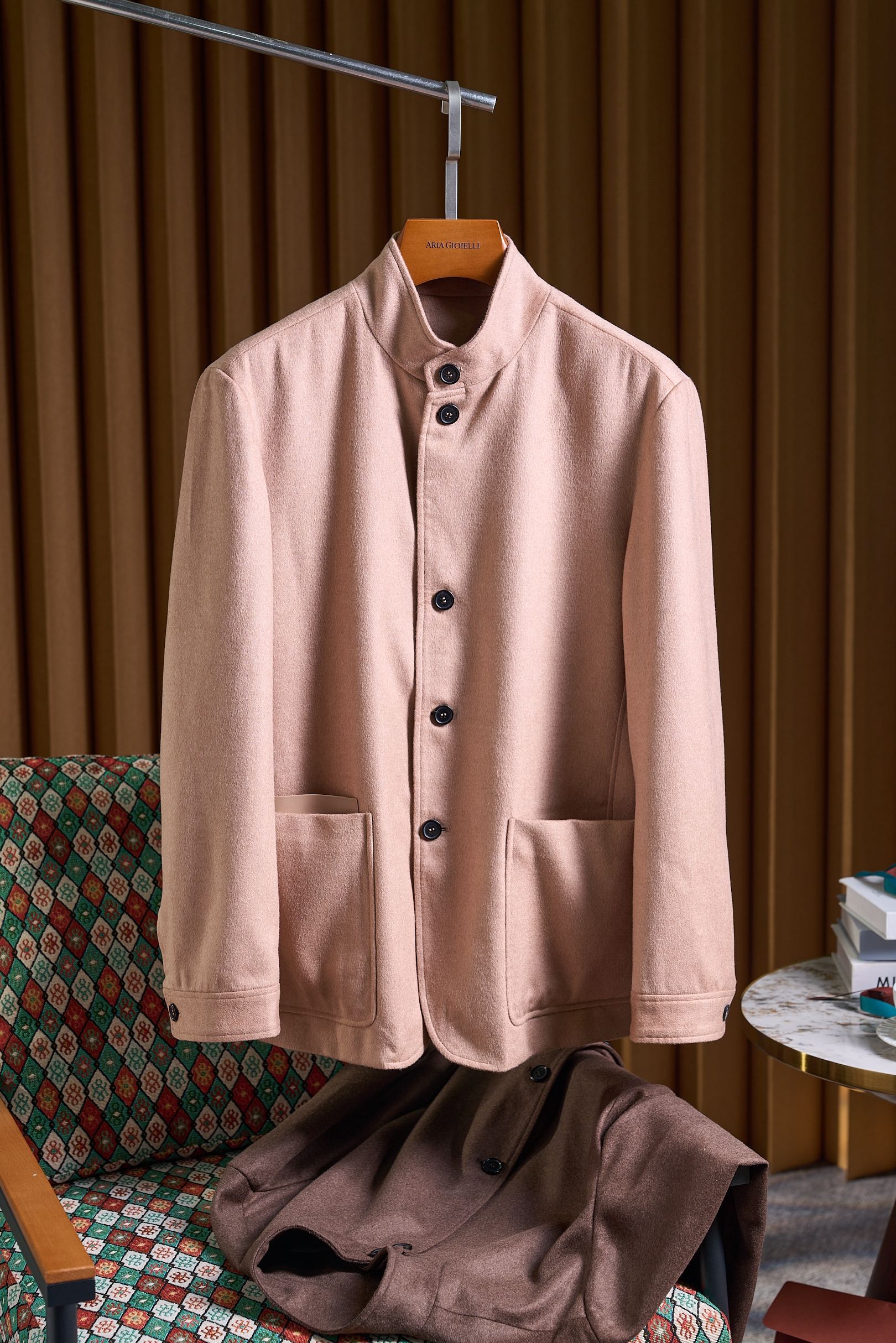 NO:598829,[The stand-up collar sets the tone and outlines elegance, and the Piaget jacket adds a calm background to the business gentleman] A jacket that is enough to outline an elegant silhouette unique to a gentleman. Every detail tells exquisiteness and taste. The classic silhouette is smoothly tailored to fit the curves and is loose and comfortable, allowing unrestricted movement and as chic as the wind. The straight shoulders support the aura, the soft body shows elegance, and the wide shoulders and narrow waist are easy to control.  The stand-up collar design is definitely a fashionable personality label. It is not as conventional as the traditional stand-up collar, but has a unique rebelliousness and uninhibitedness. The fabric is a highlight of this single suit jacket. It has a unique glossy texture, feels soft and delicate, like a cloud. It also has good recovery properties and always remains crisp and stylish.  The edges of the pockets are edged with fine leather, with smooth lines and no burrs, highlighting the high-quality production process. Moreover, the position and size of the pockets have been carefully designed to perfectly match the overall proportion of the jacket, making you more comfortable and natural to wear. Camel is warm and soft, like the warm sun in winter; brown is calm and restrained, like aged wine. Two classic colors, suitable for various occasions. Size 46 48 50 52 54,,piaget,jackets &  coats,jackets & coats,alexander wang19860909【立领定调,勾勒风雅,伯爵夹克外套为商务绅士增添沉稳底色】一款足以勾勒出独属于绅士的优雅轮廓.每一处细节都诉说着精致与品味. 经典版型流畅剪裁贴合曲线又宽松舒适,活动毫无束缚,潇洒得像风.挺括肩部撑起气场,柔和衣身尽显优雅,宽肩窄腰轻松拿捏. 而立领设计,绝对是时尚的个性标签.它不像传统立领那样中规中矩,而是带着一种独特的叛逆与不羁. 面料可是这款单西外套的一大亮点.它有着一种独特的光泽质感,触感柔软细腻,仿佛是云朵,它还具有良好的恢复性,始终保持挺括有型. 口袋的边缘采用了精致皮革的包边工艺,线条流畅,没有一丝毛边,彰显出高品质的制作工艺.而且,口袋的位置和大小都经过精心设计,与外套的整体比例完美契合,让你的穿着更加舒适自然. 驼色温暖柔和,像冬日暖阳；棕色沉稳内敛,如陈酿美酒.两种经典色,适配各种场合. 码数46 48 50 52 54,,piaget,jackets & coats,jackets & coats,alexander wang,Men's clothing