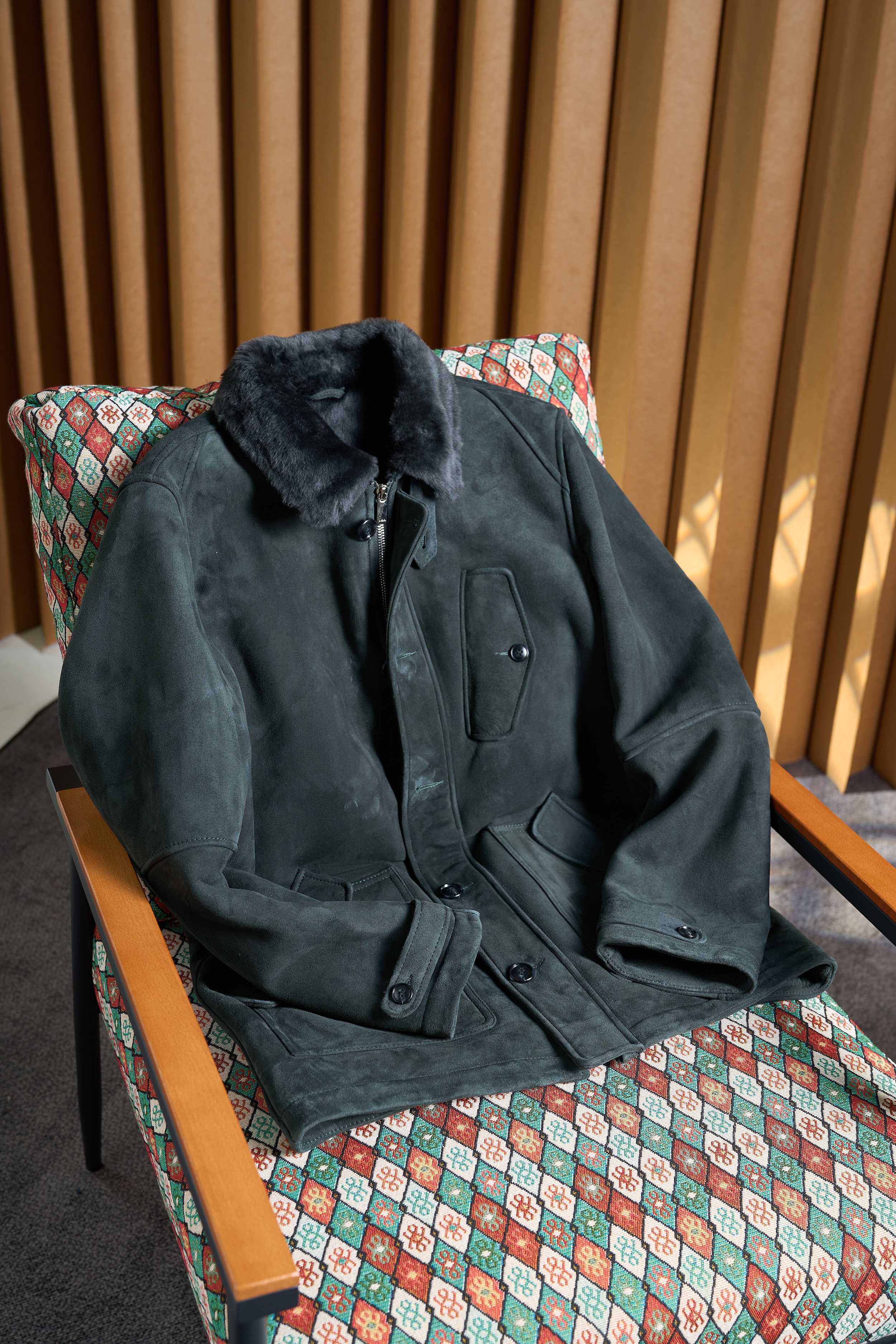 NO:598832,[The high-quality leather of the cyberpunk-style stand-up collar fur one-piece leather jacket has developed a mellow texture after years of precipitation, just like aged wine, the more you taste it, the better it tastes. The stand-up collar design is its 'time scarf', and the plush lining is soft and delicate, gently wrapping the neck.  The style is classic and retro, just like a gentleman's dress in the old days. The stitching of the pockets is neat and detailed, just like the lines on an ancient map. The tailoring smoothly fits the curves of the body, but remains moderately loose in key areas, allowing you to move without any sense of restraint. The multi-pocket design is both practical and beautiful, making it convenient for you to place various small items to meet your daily travel needs. The combination of metal zippers and buttons is full of texture, adding a toughness and handsomeness to the overall look. Size 48 50 52  54 56,,leather jacket,alexander wang19860909【赛博朋克式立领皮毛一体皮衣优质皮料经过岁月的沉淀,呈现出一种醇厚的质感,如同陈酿的美酒,越品越有味道. 立领设计是它的“时光围巾”,毛绒内衬柔软细腻,轻柔地包裹着颈部. 版型经典而复古,如同旧时光里的绅士礼服,口袋的缝线工整细密,如同古老地图上的线条.剪裁流畅贴合身体曲线,却又在关键部位保留了适度的宽松,让你在活动时毫无束缚感.多口袋的设计,既实用又美观,方便你放置各种小物件,满足日常出行的需求.金属拉链和纽扣的搭配,质感十足,为整体造型增添了一份硬朗与帅气. 码数 48 50 52 54 56,,leather jacket,alexander wang,Men's clothing