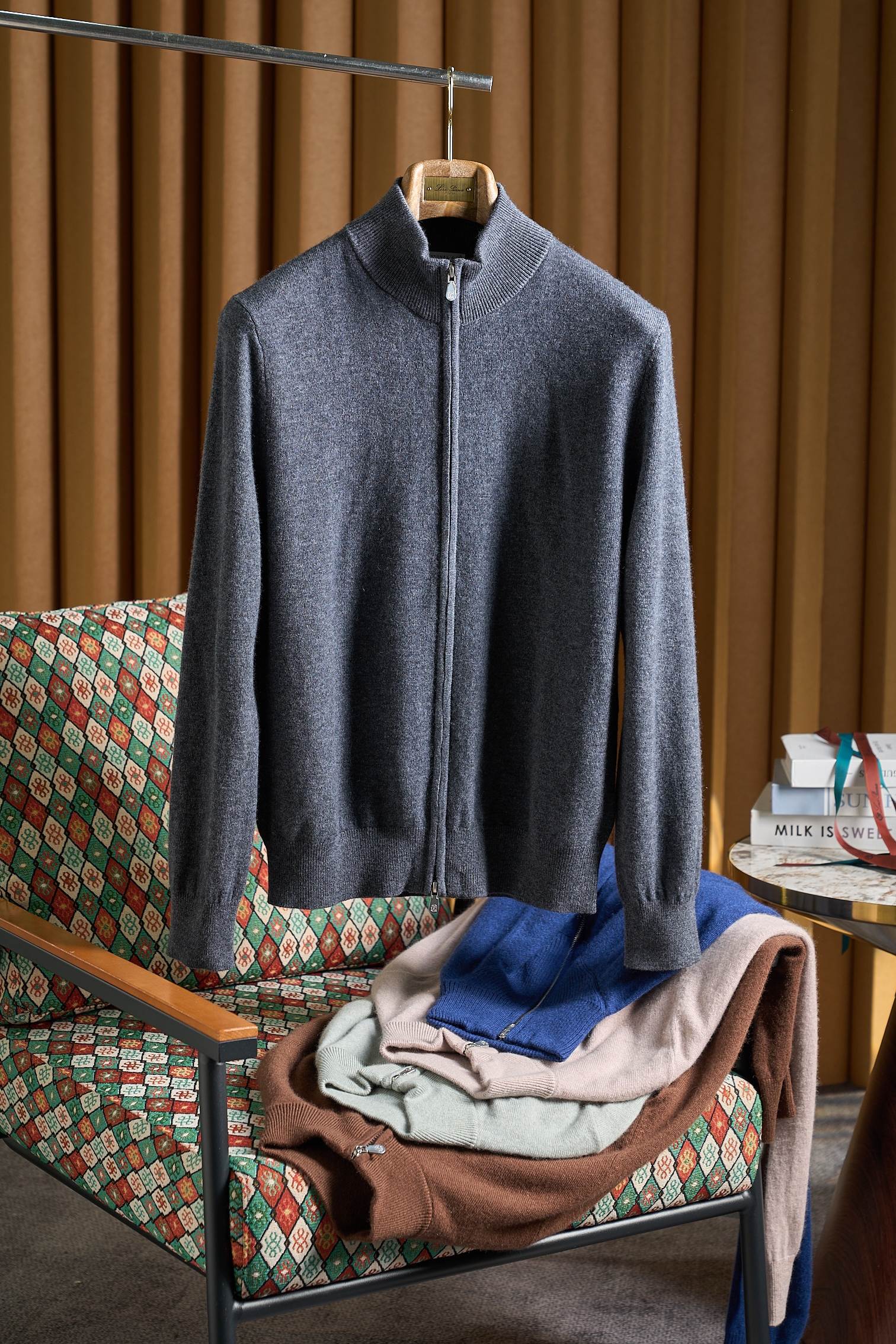 NO:596833,Encounter the Brunello Cucinelli cashmere cardigan and embrace the warmth of the clouds. In the fashion landscape of autumn and winter, there is always a single item that can touch your heart with its gentle power.  The moment your hands touch this cardigan, you feel as if you are touching the softness of clouds. 85 cashmere version 5 wool fabric is a precious gift given by nature. The cashmere fiber is as delicate as silk, light and fluffy, bringing an unparalleled skin-friendly touch, just like being gently wrapped by a ray of warm sunshine. Sensitive skin can also enjoy this comfort with peace of mind. It has excellent thermal insulation performance, and the fine fibers can effectively lock in body temperature and resist the cold chill of autumn and winter, allowing you to have a spring-like warm experience in cold seasons.  The details are full of ingenuity and quality. The exquisite zipper design is smooth and easy to pull, and the opening and closing are neat and convenient. The brand logo on the zipper head is low-key and exquisite, showing extraordinary taste. The knitted texture of the collar, cuffs and hem is tight and regular, which not only fits the body curve, plays a proper closing role, but also adds a sense of sophistication to the overall shape.  Color is the silent language of fashion. This cardigan comes in a variety of classic colors. The deep gray is like the quiet night sky, exuding a calm and restrained temperament; the elegant light gray green is like the morning mist, with freshness and softness; the warm brown is like the maple leaves in autumn, filled with  Rich retro style; soft rice is like the warm sunshine of spring, giving people a sense of warmth and comfort. Each color can meet the matching needs of different occasions, whether it is business travel, leisure gatherings or relaxing at home, it can be the finishing touch in your style.  Brunello Cucinelli cashmere cardigan is not only a piece of clothing, but also a symbol of life attitude. It represents the pursuit of quality life and the perfect balance of comfort and fashion. This autumn and winter, let this cashmere cardigan accompany you and write your own warm and fashionable chapter. Don't hesitate anymore, put it in your wardrobe and start an encounter with gentleness and fashion!  Size M-4XL, brunello cucinelli, alexander wang19860909邂逅Brunello Cucinelli羊绒开衫,拥抱云感温在秋冬的时尚版图里,总有一件单品能以温柔之力,击中你的心扉. 手触碰到这件开衫的瞬间,仿佛触碰到了云朵的柔软.85羊绒版本5羊毛面料,是大自然赋予的珍贵礼物.羊绒纤维细腻如丝,轻盈蓬松,带来无与伦比的亲肤触感,就像被一缕暖阳温柔包裹,敏感肌肤也能安心享受这份舒适.它的保暖性能极佳,细密的纤维能有效锁住体温,抵御秋冬的凛冽寒意,让你在寒冷季节也能拥有如春般的温暖体验. 细节之处,尽显匠心与品质.精致的拉链设计,顺滑易拉,开合间尽显利落与便捷.拉链头上的品牌标识,低调而精致,彰显着不凡的品味.领口、袖口和下摆的针织纹理紧密规整,不仅贴合身体曲线,起到恰到好处的收口作用,还为整体造型增添了一份精致感. 色彩,是时尚的无声语言.这款开衫推出了多种经典色调,深邃灰如静谧的夜空,散发着沉稳与内敛的气质；淡雅浅灰绿似清晨的薄雾,带着清新与柔和；温暖棕如秋日的枫叶,洋溢着浓郁的复古风情；柔和米仿佛春日的暖阳,给人温馨与舒适之感.每一种颜色都能满足不同场合的搭配需求,无论是商务出行、休闲聚会还是居家放松,它都能成为你造型中的点睛之笔. Brunello Cucinelli羊绒开衫,不仅仅是一件衣物,更是一种生活态度的象征.它代表着对品质生活的追求,对舒适与时尚的完美平衡.这个秋冬,让这件羊绒开衫陪伴你,书写属于你的温暖时尚篇章.别再犹豫,将它收入衣橱,开启一场与温柔和时尚的邂逅吧！ 码数M-4XL,,brunello cucinelli,alexander wang,Men's clothing