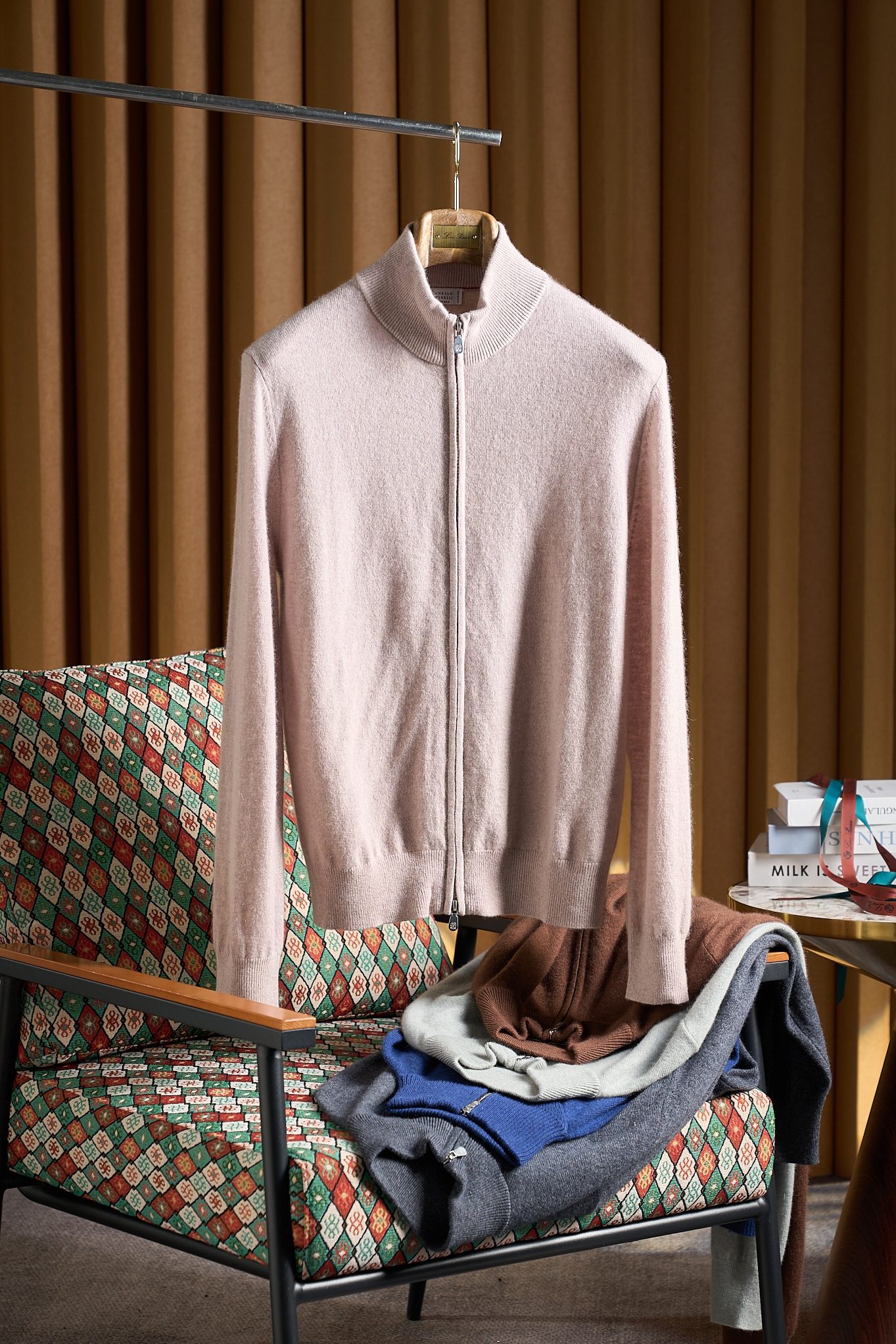 NO:596830,Encounter the Brunello Cucinelli cashmere cardigan and embrace the gentleness of the clouds. In the fashion landscape of autumn and winter, there is always a single item that can touch your heart with its gentle power.  The moment your hands touch this cardigan, you feel as if you are touching the softness of clouds. 85 cashmere version 5 wool fabric is a precious gift given by nature. The cashmere fiber is as delicate as silk, light and fluffy, bringing an unparalleled skin-friendly touch, just like being gently wrapped by a ray of warm sunshine. Sensitive skin can also enjoy this comfort with peace of mind. It has excellent thermal insulation performance, and the fine fibers can effectively lock in body temperature and resist the cold chill of autumn and winter, allowing you to have a spring-like warm experience in cold seasons.  The details are full of ingenuity and quality. The exquisite zipper design is smooth and easy to pull, and the opening and closing are neat and convenient. The brand logo on the zipper head is low-key and exquisite, showing extraordinary taste. The knitted texture of the collar, cuffs and hem is tight and regular, which not only fits the body curve, plays a proper closing role, but also adds a sense of sophistication to the overall shape.  Color is the silent language of fashion. This cardigan comes in a variety of classic colors. The deep gray is like the quiet night sky, exuding a calm and restrained temperament; the elegant light gray green is like the morning mist, with freshness and softness; the warm brown is like the maple leaves in autumn, filled with  Rich retro style; soft rice is like the warm sunshine of spring, giving people a sense of warmth and comfort. Each color can meet the matching needs of different occasions, whether it is business travel, leisure gatherings or relaxing at home, it can be the finishing touch in your style.  Brunello Cucinelli cashmere cardigan is not only a piece of clothing, but also a symbol of life attitude. It represents the pursuit of quality life and the perfect balance of comfort and fashion. This autumn and winter, let this cashmere cardigan accompany you and write your own warm and fashionable chapter. Don't hesitate anymore, put it in your wardrobe and start an encounter with gentleness and fashion!  Size M-4XL, brunello cucinelli, alexander wang19860909邂逅Brunello Cucinelli羊绒开衫,拥抱云感温柔在秋冬的时尚版图里,总有一件单品能以温柔之力,击中你的心扉. 手触碰到这件开衫的瞬间,仿佛触碰到了云朵的柔软.85羊绒版本5羊毛面料,是大自然赋予的珍贵礼物.羊绒纤维细腻如丝,轻盈蓬松,带来无与伦比的亲肤触感,就像被一缕暖阳温柔包裹,敏感肌肤也能安心享受这份舒适.它的保暖性能极佳,细密的纤维能有效锁住体温,抵御秋冬的凛冽寒意,让你在寒冷季节也能拥有如春般的温暖体验. 细节之处,尽显匠心与品质.精致的拉链设计,顺滑易拉,开合间尽显利落与便捷.拉链头上的品牌标识,低调而精致,彰显着不凡的品味.领口、袖口和下摆的针织纹理紧密规整,不仅贴合身体曲线,起到恰到好处的收口作用,还为整体造型增添了一份精致感. 色彩,是时尚的无声语言.这款开衫推出了多种经典色调,深邃灰如静谧的夜空,散发着沉稳与内敛的气质；淡雅浅灰绿似清晨的薄雾,带着清新与柔和；温暖棕如秋日的枫叶,洋溢着浓郁的复古风情；柔和米仿佛春日的暖阳,给人温馨与舒适之感.每一种颜色都能满足不同场合的搭配需求,无论是商务出行、休闲聚会还是居家放松,它都能成为你造型中的点睛之笔. Brunello Cucinelli羊绒开衫,不仅仅是一件衣物,更是一种生活态度的象征.它代表着对品质生活的追求,对舒适与时尚的完美平衡.这个秋冬,让这件羊绒开衫陪伴你,书写属于你的温暖时尚篇章.别再犹豫,将它收入衣橱,开启一场与温柔和时尚的邂逅吧！ 码数M-4XL,,brunello cucinelli,alexander wang,Men's clothing