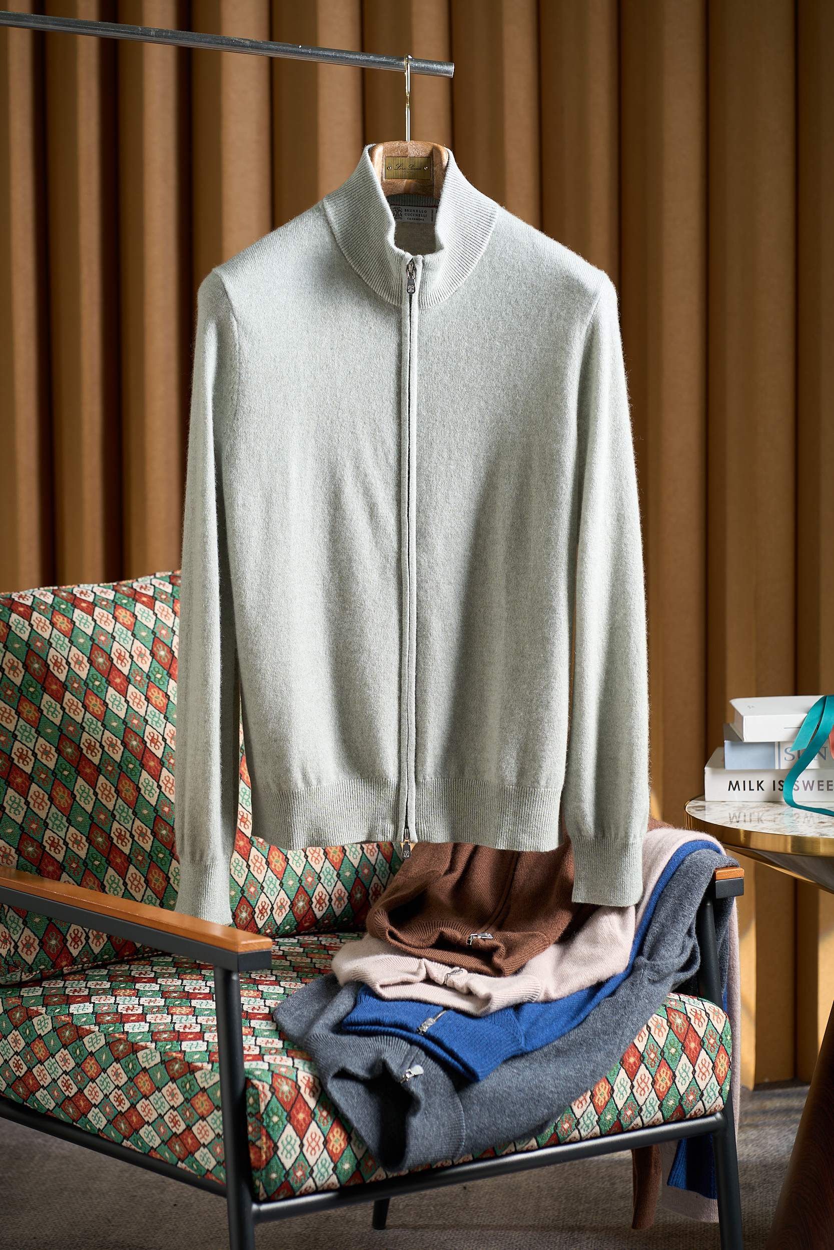 NO:598812,[Encounter the Brunello Cucinelli cashmere cardigan and embrace the gentleness of the clouds] In the fashion landscape of autumn and winter, there is always a single item that can touch your heart with its gentle power.  The moment your hands touch this cardigan, you feel as if you are touching the softness of clouds. 85 cashmere version 5 wool fabric is a precious gift given by nature. The cashmere fiber is as delicate as silk, light and fluffy, bringing an unparalleled skin-friendly touch, just like being gently wrapped by a ray of warm sunshine. Sensitive skin can also enjoy this comfort with peace of mind. It has excellent thermal insulation performance, and the fine fibers can effectively lock in body temperature and resist the cold chill of autumn and winter, allowing you to have a spring-like warm experience in cold seasons.  The details are full of ingenuity and quality. The exquisite zipper design is smooth and easy to pull, and the opening and closing are neat and convenient. The brand logo on the zipper head is low-key and exquisite, showing extraordinary taste. The knitted texture of the collar, cuffs and hem is tight and regular, which not only fits the body curve, plays a proper closing role, but also adds a sense of sophistication to the overall shape.  Color is the silent language of fashion. This cardigan comes in a variety of classic colors. The deep gray is like the quiet night sky, exuding a calm and restrained temperament; the elegant light gray green is like the morning mist, with freshness and softness; the warm brown is like the maple leaves in autumn, filled with  Rich retro style; soft rice is like the warm sunshine of spring, giving people a sense of warmth and comfort. Each color can meet the matching needs of different occasions, whether it is business travel, leisure gatherings or relaxing at home, it can be the finishing touch in your style.  Brunello Cucinelli cashmere cardigan is not only a piece of clothing, but also a symbol of life attitude. It represents the pursuit of quality life and the perfect balance of comfort and fashion. This autumn and winter, let this cashmere cardigan accompany you and write your own warm and fashionable chapter. Don't hesitate anymore, put it in your wardrobe and start an encounter with gentleness and fashion!  Size M-4XL, brunello cucinelli, alexander wang19860909【邂逅Brunello Cucinelli羊绒开衫,拥抱云感温柔】在秋冬的时尚版图里,总有一件单品能以温柔之力,击中你的心扉. 手触碰到这件开衫的瞬间,仿佛触碰到了云朵的柔软.85羊绒版本5羊毛面料,是大自然赋予的珍贵礼物.羊绒纤维细腻如丝,轻盈蓬松,带来无与伦比的亲肤触感,就像被一缕暖阳温柔包裹,敏感肌肤也能安心享受这份舒适.它的保暖性能极佳,细密的纤维能有效锁住体温,抵御秋冬的凛冽寒意,让你在寒冷季节也能拥有如春般的温暖体验. 细节之处,尽显匠心与品质.精致的拉链设计,顺滑易拉,开合间尽显利落与便捷.拉链头上的品牌标识,低调而精致,彰显着不凡的品味.领口、袖口和下摆的针织纹理紧密规整,不仅贴合身体曲线,起到恰到好处的收口作用,还为整体造型增添了一份精致感. 色彩,是时尚的无声语言.这款开衫推出了多种经典色调,深邃灰如静谧的夜空,散发着沉稳与内敛的气质；淡雅浅灰绿似清晨的薄雾,带着清新与柔和；温暖棕如秋日的枫叶,洋溢着浓郁的复古风情；柔和米仿佛春日的暖阳,给人温馨与舒适之感.每一种颜色都能满足不同场合的搭配需求,无论是商务出行、休闲聚会还是居家放松,它都能成为你造型中的点睛之笔. Brunello Cucinelli羊绒开衫,不仅仅是一件衣物,更是一种生活态度的象征.它代表着对品质生活的追求,对舒适与时尚的完美平衡.这个秋冬,让这件羊绒开衫陪伴你,书写属于你的温暖时尚篇章.别再犹豫,将它收入衣橱,开启一场与温柔和时尚的邂逅吧！ 码数M-4XL,,brunello cucinelli,alexander wang,Men's clothing
