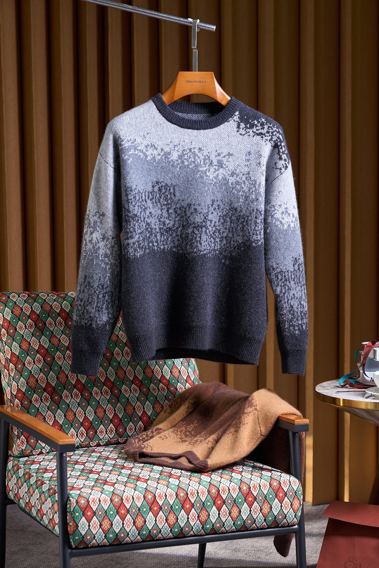 NO:598815,[LP Gradient Cashmere Sweater uses simplicity to control complexity in winter aesthetics] Gradient art, visual extension. This cashmere sweater uses a unique gradient color design to break the dullness of solid colors, with a natural transition from light to dark, creating a sense of visual flow, showing layers without losing overall coordination, and adapting to the needs of multiple scenes.  Select high-quality cashmere from Inner Mongolia, with a fiber fineness of less than 14.5 microns, which is gentle against the skin and does not stick to the body; the natural curl structure forms an air layer, which has a thermal insulation performance 30% better than that of ordinary wool, and is light and burdenless. The structural advantage is that the scale layer is densely covered, the temperature locking performance is increased by 40%, and the breathability is 2 times that of ordinary fabrics; the seamless one-piece body adopts seamless knitting technology to reduce friction and discomfort and improve wearing comfort;  The high-density weave has been treated with a special process to make the fabric tight and anti-pilling, durable and not easily deformed; the elastic rib cuffs and hem are designed with high elastic ribs, which fit the body shape and are windproof and warm. It can be matched with various scenes and has a customized style. It can be worn alone to show gradient layers, and it can be layered under a coat without looking bulky. It is suitable for business, leisure, light sports and other scenes, and interprets a low-key and high-end sense.  Choose a gradient cashmere sweater and use a classic item to unlock a new paradigm of winter texture. Size M-3XL, loro piana, alexander wang19860909【LP渐变羊绒衫以简驭繁的冬日美学】渐变艺术,视觉延伸. 这款羊绒衫以独特的渐变色彩设计打破纯色沉闷,上浅下深自然过渡,营造视觉流动感,既显层次又不失整体协调性,适配多场景穿搭需求. 甄选内蒙古优质山羊绒,纤维细度达14.5微米以下,轻柔贴肤不扎身；天然卷曲结构形成空气层,保暖性能优于普通羊毛30,轻盈无负担. 结构优势鳞片层密布,锁温性提升40,透气性达普通面料2倍；  无缝一体成型全身采用无缝针织技术,减少摩擦不适,提升穿着舒适度；  高密度织法经特殊工艺处理,面料紧实抗起球,耐穿不易变形；  弹性罗纹收口袖口与下摆采用高弹罗纹设计,贴合身形且防风保暖. 搭配场景一衣多型,风格自定 单穿可展渐变层次,叠穿于大衣内亦不显臃肿,适配商务、休闲、轻运动等多场景,诠释低调高级感. 选择渐变羊绒衫,以一件经典单品,解锁冬日质感穿搭新范式. 码数M-3XL,,loro piana,alexander wang,Men's clothing