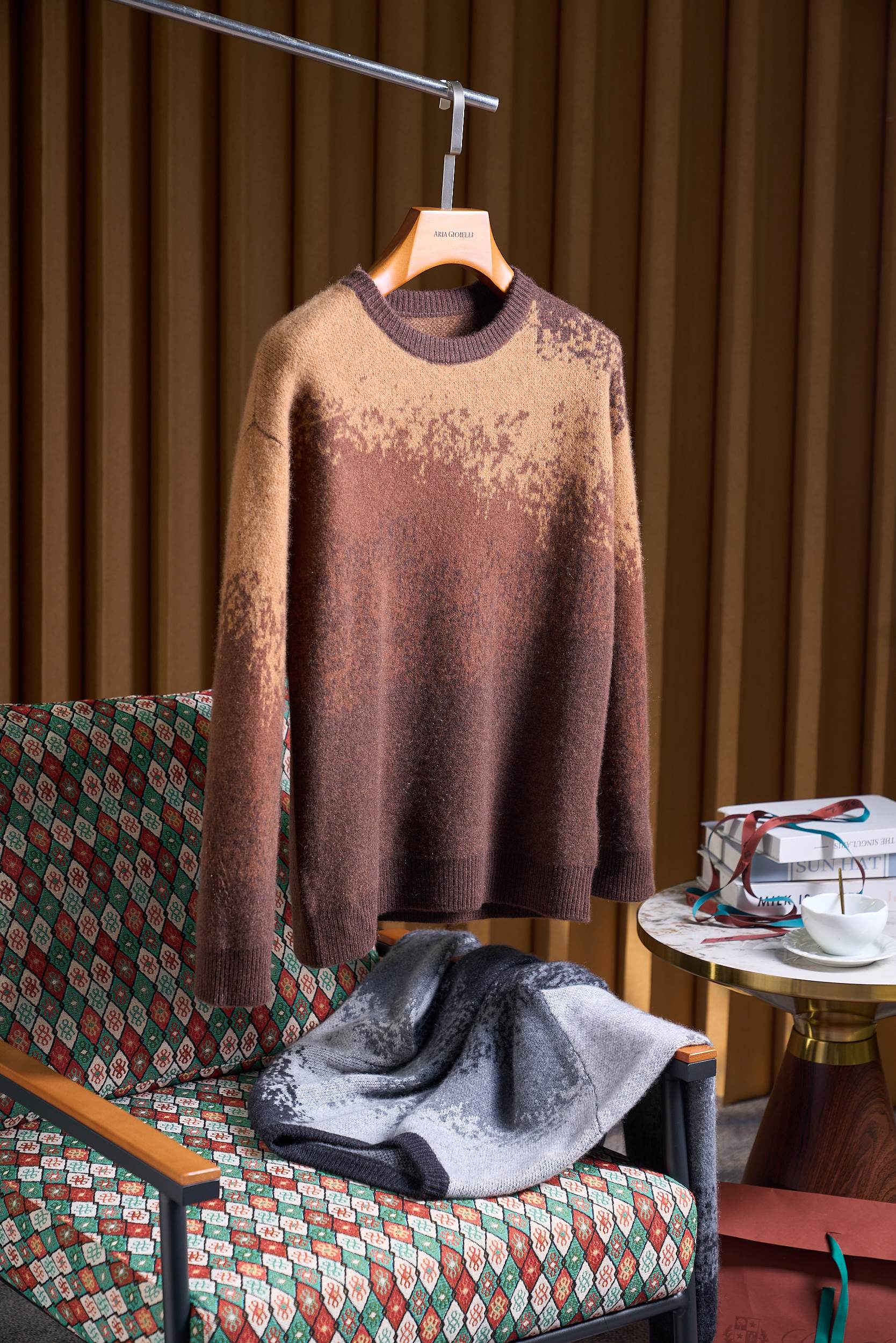 NO:596827,LP gradient cashmere sweater uses simplicity to control complexity in winter aesthetics] HY1260720 Gradient art, visual extension. This cashmere sweater uses a unique gradient color design to break the dullness of solid colors, with a natural transition from light to dark, creating a sense of visual flow, showing hierarchy without losing overall coordination, and adapting to the needs of multiple scenes.  Select high-quality cashmere from Inner Mongolia, with a fiber fineness of less than 14.5 microns, which is gentle against the skin and does not stick to the body; the natural curl structure forms an air layer, which has a thermal insulation performance 30% better than that of ordinary wool, and is light and burdenless. The structural advantage is that the scale layer is densely covered, the temperature locking performance is increased by 40%, and the breathability is 2 times that of ordinary fabrics; the seamless one-piece body adopts seamless knitting technology to reduce friction and discomfort and improve wearing comfort;  The high-density weave has been treated with a special process to make the fabric tight and anti-pilling, durable and not easily deformed; the elastic rib cuffs and hem are designed with high elastic ribs, which fit the body shape and are windproof and warm. It can be matched with various scenes and has a customized style. It can be worn alone to show gradient layers, and it can be layered under a coat without looking bulky. It is suitable for business, leisure, light sports and other scenes, and interprets a low-key and high-end sense.  Choose a gradient cashmere sweater and use a classic item to unlock a new paradigm of winter texture. Size M-3XL, loro piana, alexander wang19860909LP渐变羊绒衫以简驭繁的冬日美学】HY1260720渐变艺术,视觉延伸. 这款羊绒衫以独特的渐变色彩设计打破纯色沉闷,上浅下深自然过渡,营造视觉流动感,既显层次又不失整体协调性,适配多场景穿搭需求. 甄选内蒙古优质山羊绒,纤维细度达14.5微米以下,轻柔贴肤不扎身；天然卷曲结构形成空气层,保暖性能优于普通羊毛30,轻盈无负担. 结构优势鳞片层密布,锁温性提升40,透气性达普通面料2倍；  无缝一体成型全身采用无缝针织技术,减少摩擦不适,提升穿着舒适度；  高密度织法经特殊工艺处理,面料紧实抗起球,耐穿不易变形；  弹性罗纹收口袖口与下摆采用高弹罗纹设计,贴合身形且防风保暖. 搭配场景一衣多型,风格自定 单穿可展渐变层次,叠穿于大衣内亦不显臃肿,适配商务、休闲、轻运动等多场景,诠释低调高级感. 选择渐变羊绒衫,以一件经典单品,解锁冬日质感穿搭新范式. 码数M-3XL,,loro piana,alexander wang,Men's clothing