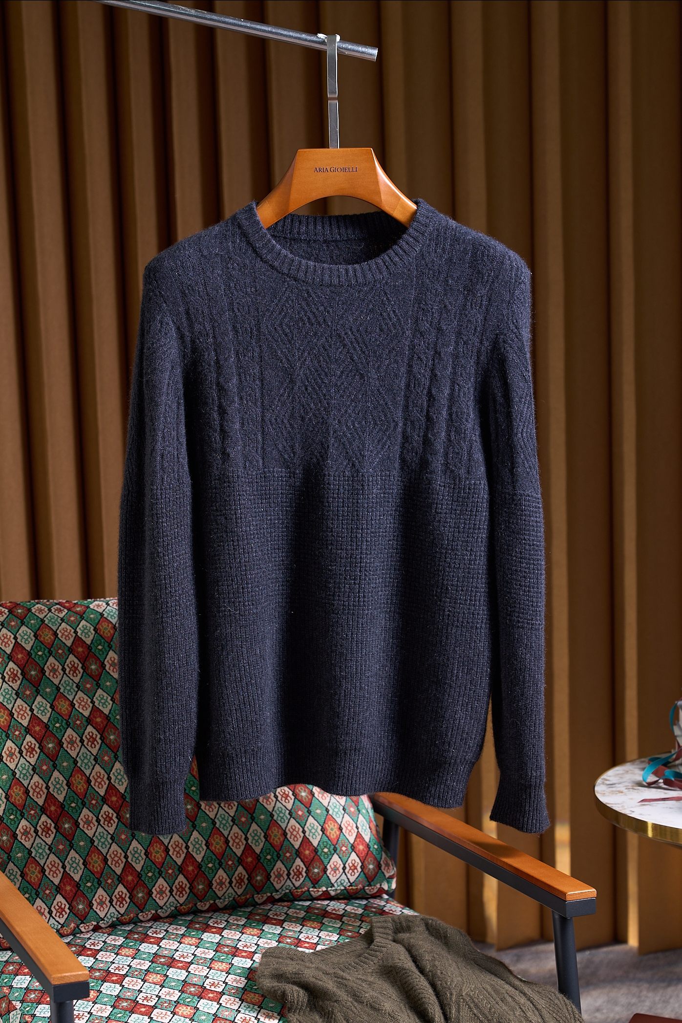 NO:598821,[The ultimate product reproduces the eternal '8' twisted prismatic texture, soft, delicate, skin-friendly and comfortable cashmere crew neck cashmere sweater] The pure cashmere crew neck sweater has a classic texture and a timeless texture. When time settles the aesthetic, the real premium product can always transcend the changing trends. This men's crew neck cashmere sweater cleverly combines the eternal '8' twisted pattern with the neat prismatic texture. It is not only a classic symbol tempered by time, but also a silent expression of quality life.  Selected pure cashmere raw materials, the fiber is as fine as a cloud to the touch, the velvet is soft and plump but not bloated. It feels boneless and comfortable to the skin the moment it is applied to the skin, saying goodbye to rough friction, allowing warmth and breathability. The three-dimensional texture of the '8' twist pattern is dark  Hidden ingenuity, the meaning is smooth and complete. The prismatic texture adds a sense of neat lines, breaking the monotony of solid colors and making it more crisp and stylish. It can be seamlessly adapted to the calm aura of business commuting or the relaxed state of daily leisure.  The round neck design is simple and elegant, regardless of the face shape or the wearing scene. The right curvature of the neckline modifies the neck line, taking into account both comfort and dignity. The delicate weaving method makes the texture clear and three-dimensional, not easy to deform and pill, and can withstand the test of time; the warm luster of natural cashmere, with the flow of light and shadow, presents a low-key texture, highlighting the unobtrusive taste of men.  Abandoning complicated designs and returning to the purity of the material itself and the classic texture, this cashmere sweater is not only a warm guard in winter, but also a textured item that will never fade in the wardrobe, making every wear a dual satisfaction of comfort and style. Size M-3XL,, alexander wang19860909【臻品再现永恒不变“8”字扭花棱形纹理绒软细腻亲肤舒适羊绒圆领羊绒衫】纯羊绒圆领衫以经典纹理,定格永恒质感. 当岁月沉淀审美,真正的臻品总能跨越潮流更迭.这款男士圆领羊绒衫,将永恒不变的“8”字扭花与利落棱形纹理巧妙融合,既是时光淬炼的经典符号,也是质感生活的无声表达. 精选纯羊绒原料,纤维细腻如云朵触感,绒软丰盈却不显臃肿,贴肤瞬间便感知无骨般的亲肤舒适,告别粗糙摩擦,让温暖与透气兼具.“8”字扭花的立体肌理暗藏巧思,寓意顺遂圆满,棱形纹理则增添利落线条感,打破纯色单调的同时,更显挺括有型,无论是商务通勤的沉稳气场,还是日常休闲的松弛状态,都能无缝适配. 圆领设计简约大气,不挑脸型与穿搭场景,恰到好处的领口弧度修饰颈部线条,兼顾舒适与体面.细腻的织法让纹理清晰立体,不易变形起球,经得住时间考验；天然羊绒的温润光泽,随着光影流转呈现低调质感,彰显男士不张扬的品味格调. 摒弃繁杂设计,回归材质本身的纯粹与纹理的经典,这款羊绒衫既是冬日里的温暖守护,也是衣橱中永不褪色的质感单品,让每一次穿着都成为对舒适与格调的双重满足. 码数M-3XL,,alexander wang,Men's clothing