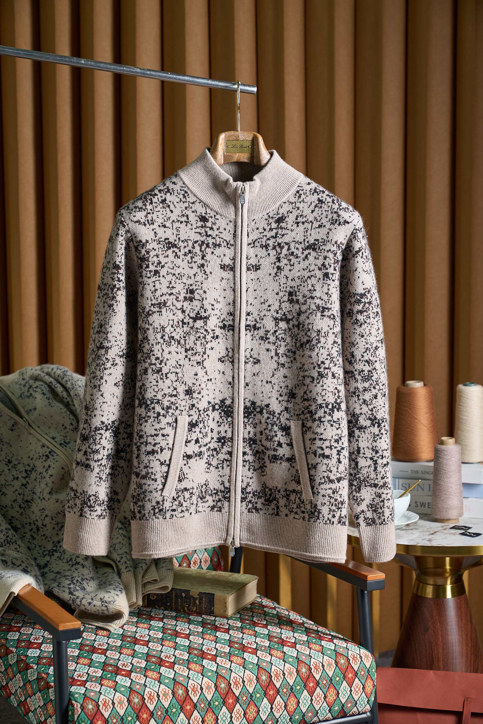 NO:598824,【The knitted cardigan jacket is here! High-density weaving containing 35% cashmere wool blended yarn, bustling starry sky spots jacquard pattern zipper cashmere cardigan】Men's zipper cashmere cardigan jacket High-density weaving starry sky spot jacquard pattern The knitted cardigan jacket that men want is here! This one is made of 35% cashmere and wool blended yarn. It feels soft and has a bit of texture. The high-density weaving process makes it crisp and not soft to wear. It is suitable for daily outings and commuting. It looks good and is easy to match. The fabric is really comfortable. The softness of cashmere is mixed with the solidness of wool. It can be worn close to the skin without scratching the skin. It can keep out the cold when worn in the morning and evening in spring and autumn. It can also keep warm when layered under a coat in winter. The high-density weaving method makes the clothes less prone to pilling and deformation. They can be worn casually and washed, and they can stay neat and tidy even after long-term wear without having to worry about taking care of them. The pattern design is particularly interesting. It is not a monotonous solid color, but a jacquard with spots like the bustling starry sky. It looks western but not exaggerated, and it does not look too fancy. It can be worn in daily wear. The texture of the jacquard is very clear, and it feels slightly concave and convex. It has more details than ordinary solid color cardigans, so it is not easy to clash when worn. It is low-key and has a little personality. The fit is a regular style that doesn't matter your figure. It's not too tight or too loose. It fits well whether you are a thin man or a slightly chubby man. The zipper design is much more convenient than buttons. It is quick to put on and take off when going out. When the cold wind is strong, it is pulled up to prevent wind and keep warm. When you don't want to zip it up, it looks good if it is half open, casual and neat. The collar, cuffs and hem are all elastic rib designs, which fit the body without being restrictive. Movements such as raising hands and bending over are not restricted. It is also comfortable for long periods of commuting. There are no unnecessary complicated decorations on the whole, just relying on the starry sky spotted jacquard and practical zippers. It can create a different feeling whether it is paired with a shirt, T-shirt, trousers or jeans. It is suitable for the workplace, shopping, and dating. Size M-3X L, jeans, jackets & coats,shirts,tees,t-shirt,alexander wang19860909【针织开衫外套来了哦！高密织含35羊绒羊毛混纺纱线繁华星空斑点提花图案拉链羊绒开衫】男士拉链羊绒开衫外套 高密织星空斑点提花款 男士们想要的针织开衫外套来啦！这款用35羊绒加羊毛混纺纱线做的,摸起来软乎乎还带点质感,高密编织的工艺,穿著挺括不软塌,日常出门、通勤穿都合适,好看又好搭. 面料是真的舒服,羊绒的软糯混着羊毛的扎实,贴身穿不扎皮肤,春秋早晚穿能挡凉,冬天叠在大衣里也保暖.高密织的做法,让衣服不容易起球、变形,平时随便穿随便洗,久穿也能保持整齐的样子,不用费心打理. 图案设计特别有意思,不是单调的纯色,是繁华星空一样的斑点提花,看着洋气但不夸张,不会显得太花哨,日常穿完全hold住.提花的纹路很清晰,摸起来有轻微的凹凸感,比普通纯色开衫多了点细节,穿出去不容易撞款,低调中透着小个性. 版型是不挑身材的常规款,不会太紧也不会太宽松,不管是瘦一点还是微胖的男士,穿著都合身.拉链设计比纽扣方便多了,出门穿脱快,冷风大的时候拉起来,防风又暖和；不想拉满的时候,半开着也好看,随性又利落. 领口、袖口和下摆都是弹性罗纹设计,贴合身体不勒人,抬手、弯腰这些动作都不受限制,通勤久坐也舒服.整体没有多余的复杂装饰,就靠星空斑点提花和实用拉链加分,不管搭配衬衫、T恤,还是配西裤、牛仔裤,都能搭出不一样的感觉,职场、逛街、约会穿都合适. 码数M-3X L,,jeans,jackets & coats,shirts,tees，t-shirt,alexander wang,Men's clothing