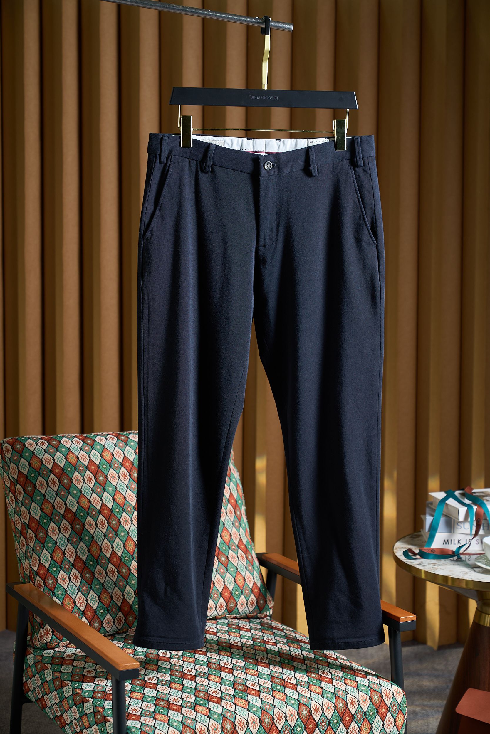 NO:598827,[BC micro-elastic men's high-end casual trousers top-quality fabric + exquisite tailoring, both comfort and style] Men's high-end casual trousers are the perfect balance of comfort and style. The fabric is selected, skin-friendly and breathable. It uses 75 high-quality cotton, which is soft and skin-friendly and has excellent breathability, allowing the skin to breathe freely; 3 Lysol adds a silky texture, and 22 Modal gives the fabric good elasticity and drape. It does not wrinkle after sitting for a long time and can move freely. Well-tailored tailoring modifies the body shape.  The classic straight silhouette has smooth and neat lines that are not flattering on your figure, and can easily modify your leg lines. The mid-waist design fits the waist curve and is comfortable, allowing you to maintain an elegant posture whether it is daily travel or business occasions. Craftsmanship in details and outstanding quality. Exquisite red topstitching decorates the waistband, adding details and breaking the monotony; Metal zippers and buttons are durable in texture and open and close smoothly; The back pockets are simple and practical in design, fitting the hip line, both beautiful and functional.  Details determine success or failure. A pair of high-quality casual pants must pay great attention to details. The detailed design is more in line with the brand's tone. The waistband is decorated with exquisite red topstitching. This bright red is like the finishing touch, adding details to the overall simple design, breaking the monotony and making you stand out in the crowd. Size 42-56 (30-38 without 37), alexander wang19860909【BC微弹男士高端休闲西裤顶级面料+精妙剪裁,舒适与型格兼得】男士高端休闲裤舒适与格调的完美平衡. 面料精选,亲肤透气 采用75优质棉,柔软亲肤且透气性极佳,让肌肤自由呼吸；3莱塞尔增添丝滑质感,22莫代尔赋予面料良好弹性与垂坠感,久坐不皱,活动自如. 剪裁考究,修饰身形 经典直筒版型,线条流畅利落,不挑身材,轻松修饰腿部线条.中腰设计贴合腰部曲线,舒适不勒,无论是日常出行还是商务场合,都能让你保持优雅姿态. 细节匠心,品质卓然  精致红色明线装饰腰头,增添细节亮点,打破单调；  金属拉链与纽扣,质感坚固耐用,开合顺滑；  后袋设计简约实用,贴合臀部线条,美观与功能性兼具. 细节决定成败,一条高品质的休闲裤,必然在细节处下足功夫.在细节设计上更符合品牌的调性,腰头处采用了精致的红色明线装饰,这一抹亮丽的红色如同点睛之笔,为整体简约的设计增添了细节亮点,打破了单调感,让你在人群中脱颖而出. 码数42-56（30-38无37）,,alexander wang,Men's clothing