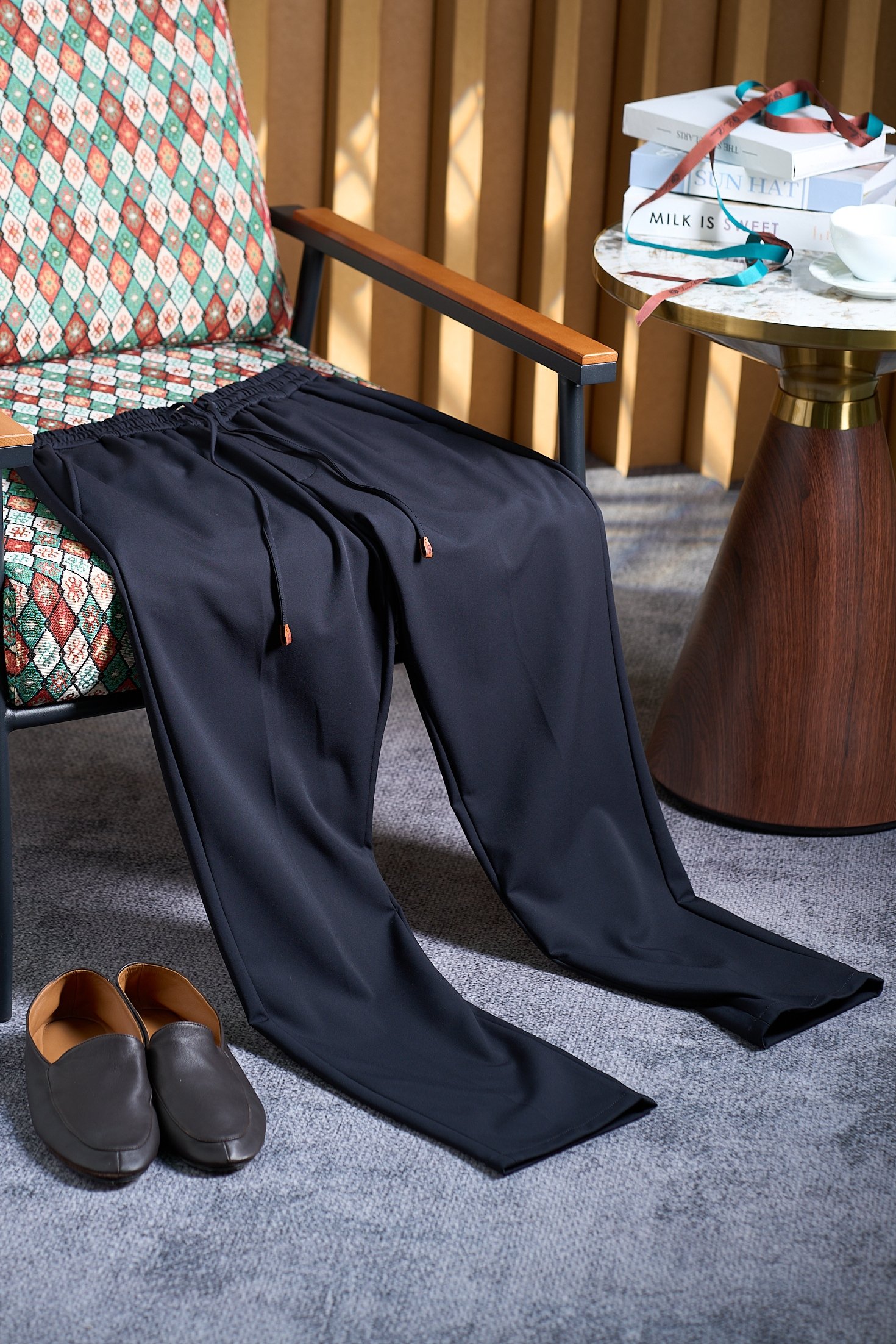 NO:598830,[Brioni is comfortable and casual, elegant and calm, and has a plaid inner layer of drawstring elasticated casual pants] In men's fashion wardrobe, a pair of trousers that can perfectly balance comfort and elegance is undoubtedly an excellent partner for daily wear. This casual trousers designed with drawstring elastic bands is tailor-made for men who pursue freedom and style. The drawstring elastic bands can be adjusted freely, providing unlimited comfort.  The drawstring elastic design is the core highlight of these pants. It breaks the shackles of traditional trousers' fixed waistline and gives the wearer a great deal of freedom to adjust. Whether you need to fine-tune your waistline due to changes in diet, or you need to adjust the tightness of your pants on different occasions, you can easily do so by simply pulling the drawstring.  Achieve. This design is not only easy to put on and take off, but also can closely fit the waist curve, avoiding the embarrassment and discomfort caused by inappropriate waist circumference. At the same time, the elasticity of the elastic band is just right, neither too tight to cause marks, nor too loose to affect the overall shape, allowing you to always maintain a comfortable and comfortable state during activities.  High-quality fabric technology empowers, tactile upgrade  We also put ingenuity into the selection of fabrics. The selected natural fibers and technical fabrics are cleverly combined, which not only has excellent breathability, allowing the skin to breathe freely, away from stuffy heat and humidity, but also has good elasticity. Whether you are striding through the city streets or  You can sit down and stand up freely to participate in business negotiations, and the pants can closely fit the body movements without any sense of restraint. In addition, the fabric has been treated with a special process and has first-class anti-wrinkle performance. Even after a busy day of running around, it can still remain smooth and crisp, allowing you to maintain an elegant image at all times.  Simple design details highlight quality, and the style is versatile. The overall design follows a simple and elegant style. The classic straight version is not flattering and can well modify the leg lines, making the legs look straighter and slender. The pockets on the trousers are designed to be practical and beautiful, and the side pockets are of appropriate depth for convenient placement of belongings. The back pockets play a very good decorative role and enhance the overall texture of the trousers. The trousers are neatly cut and have smooth lines, showing superb production craftsmanship. Size 48-56, alexander  wang19860909【布莱奥尼自在随型,优雅从容内层格纹抽绳松紧带休闲裤】在男士的时尚衣橱里,一条能完美兼顾舒适与优雅的裤子,无疑是日常穿搭的绝佳拍档.这款采用抽绳松紧带设计的休闲西裤,正是为追求自在与格调的男士量身打造. 抽绳松紧带自由调节,舒适无界 抽绳松紧带设计是这款裤子的核心亮点.它打破了传统西裤固定腰围的束缚,赋予穿着者极大的自由调节空间.无论你是因饮食变化导致腰围微调,还是在不同场合需要调整裤子的松紧度,只需轻轻拉动抽绳,就能轻松实现.这种设计不仅穿脱方便,更能紧密贴合腰部曲线,避免因腰围不合而带来的尴尬与不适.同时,松紧带的弹性恰到好处,既不会过紧勒出痕迹,也不会过松影响整体造型,让你在活动中始终保持舒适自在的状态. 优质面料科技赋能,触感升级 在面料的选择上,我们同样倾注匠心.精选天然纤维与科技面料巧妙融合,不仅具备出色的透气性,能让肌肤自由呼吸,远离闷热与潮湿,还拥有良好的弹性.无论你是大步流星地穿梭于城市街道,还是自如地坐下起身参与商务洽谈,裤子都能紧密贴合身体动作,毫无束缚感.此外,面料经过特殊工艺处理,抗皱性能一流,即使经过一天的忙碌奔波,依然能保持平整挺括,让你时刻保持优雅形象. 简约设计细节彰显品质,风格百搭不挑 整体设计遵循简约大气的风格,经典的直筒版型不挑身材,能够很好地修饰腿部线条,让双腿看起来更加笔直修长.裤身的口袋设计实用又美观,侧边口袋深度适宜,方便放置随身物品；后袋则起到了很好的装饰作用,提升了裤子的整体质感.裤脚的剪裁利落工整,线条流畅,展现出精湛的制作工艺. 码数48-56,,alexander wang,Men's clothing
