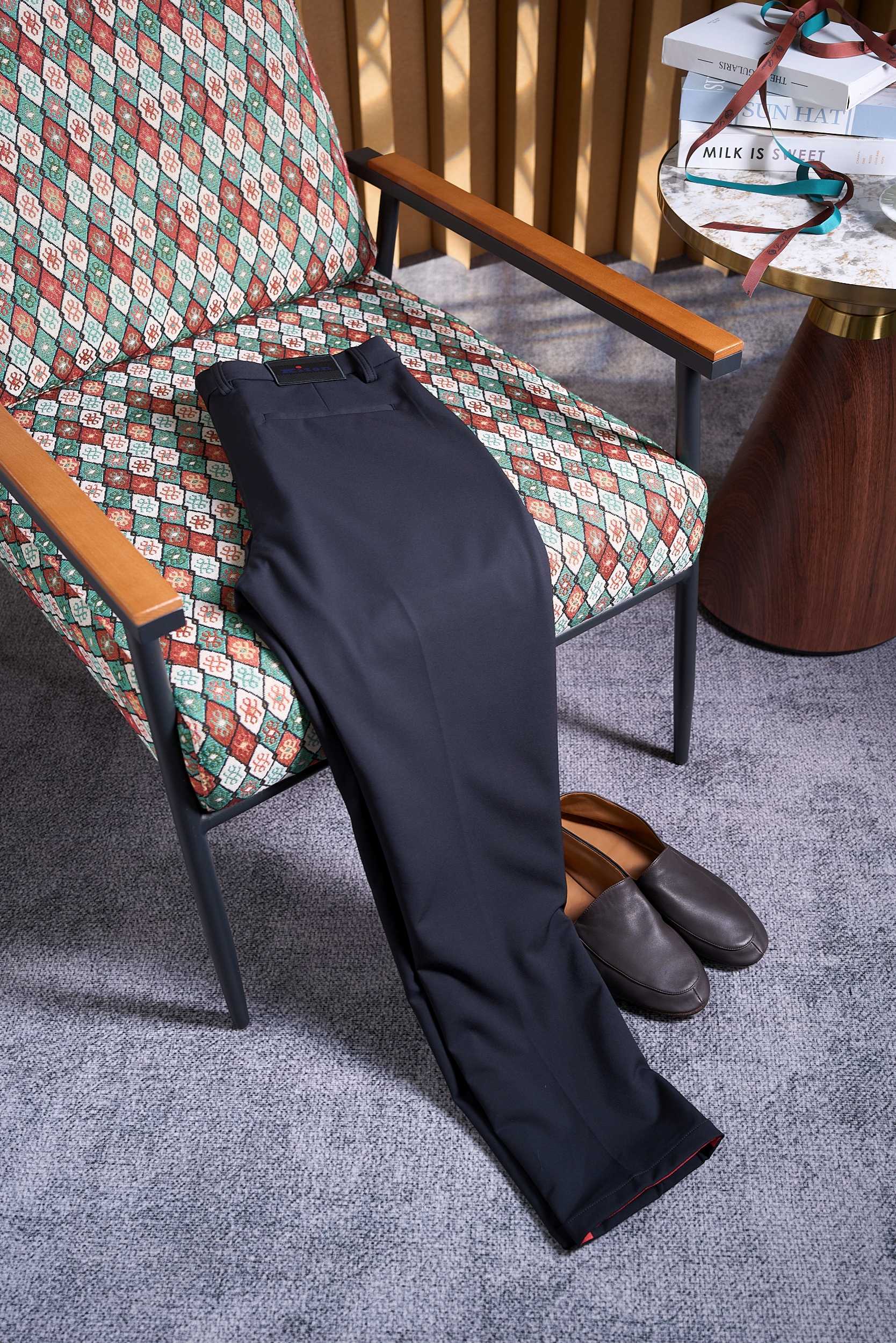 NO:598833,[Walking through time, Kiton men's high-end casual trousers, demonstrating leisure and elegance] The gentleman's choice, enjoy the freedom of high-end casual trousers. In the men's wardrobe, there is always a need for a pair of trousers that can cope with various occasions. They must have the decency of formal trousers and the comfort of casual trousers. The casual trousers brought to you today are such an ideal choice. The fabric technology is integrated with nature, and comfort is within reach.  The choice of fabrics for these trousers is exquisite. It cleverly combines natural fibers and technical fabrics, and has excellent breathability, allowing the skin to breathe freely, and you will not feel stuffy or uncomfortable even if you wear it for a long time. At the same time, the fabric has good elasticity, whether you are walking quickly, or sitting down and standing up freely, it can closely fit your body movements without any sense of restraint. Moreover, its anti-wrinkle performance is first-class, and it has been treated with a special process. Even after a busy day, it can still stay smooth and crisp, allowing you to maintain an elegant image at all times.  The design is simple but shows ingenuity, and the details show quality. The overall design follows a simple and elegant style. The classic straight version is not flattering and can well modify the leg lines, making the legs look straighter and slender. The elastic waistband with drawstring design is a highlight. It is not only easy to put on and take off, but can also be freely adjusted according to personal waistline to ensure a comfortable wearing experience. The leather decoration on the drawstring adds a sense of sophistication and fashion to the pants.  The pockets on the trousers are designed to be practical and beautiful, and the side pockets are of suitable depth, making it convenient to place personal belongings; the back pockets play a very good decorative role, improving the overall texture of the trousers. The trousers are neatly cut, with smooth lines, showing superb production craftsmanship. With multiple scene adaptations, the style can be switched at will.  These casual trousers have a high degree of matching flexibility. Paired with a simple shirt and leather shoes, you can easily create a business casual style, suitable for offices, business meetings and other occasions; put on a loose T-shirt and sneakers, and it instantly transforms into a casual and trendy style, making you the center of attention whether it is a weekend outing or a party with friends; paired with a sweater and loafers, you can create a literary gentleman style, showing your unique taste and temperament.  This high-end casual trousers, with its high-quality fabric, exquisite design and strong matchability, has become an indispensable item in men's wardrobe. Choosing them means choosing a comfortable, elegant and fashionable lifestyle. Don't hesitate anymore and buy a pair for yourself!  ,,loafers,sneakers,shirts,tees,t-shirt,alexander wang19860909【于时光中漫步kiton男士高端休闲西裤,演绎闲适优雅情】绅士之选,畅享自在高端休闲西裤来袭 在男士的衣橱里,总需要一条能应对多种场合的裤子,既要有正式西裤的得体,又兼具休闲裤的舒适自在.今天为大家带来的这款休闲西裤,便是这样的理想之选. 面料科技融合自然,舒适触手可及 这款西裤在面料的选择上堪称精妙.它将天然纤维与科技面料巧妙融合,具备出色的透气性,能让肌肤自由呼吸,即使长时间穿着也不会感到闷热与不适.同时,面料拥有良好的弹性,无论你是大步流星地行走,还是自如地坐下起身,它都能紧密贴合身体动作,毫无束缚感.而且,其抗皱性能一流,经过特殊工艺处理,即使经过一天的忙碌奔波,依然能保持平整挺括,让你时刻保持优雅形象. 设计简约中见匠心,细节处显品质 整体设计遵循简约大气的风格,经典的直筒版型不挑身材,能够很好地修饰腿部线条,让双腿看起来更加笔直修长.松紧腰头搭配抽绳设计是一大亮点,不仅穿脱方便,还能根据个人腰围自由调节,确保舒适的穿着体验.抽绳上的皮质装饰,为裤子增添了一份精致感与时尚感. 裤身的口袋设计实用又美观,侧边口袋深度适宜,方便放置随身物品；后袋则起到了很好的装饰作用,提升了裤子的整体质感.裤脚的剪裁利落工整,线条流畅,展现出精湛的制作工艺. 搭配多元场景适配,风格随心切换 这条休闲西裤具有极高的搭配灵活性.搭配一件简约的衬衫和皮鞋,便能轻松打造出商务休闲风,适合办公室、商务会议等场合；换上一件宽松的T恤和运动鞋,又瞬间变身休闲潮流风,无论是周末出游还是与朋友聚会,都能让你成为焦点；搭配一件针织衫和乐福鞋,则营造出文艺绅士风,尽显你的独特品味与气质. 这款高端休闲西裤,以其优质的面料、精妙的设计和强大的搭配性,成为了男士衣橱中不可或缺的单品.选择它,就是选择一种自在、优雅、时尚的生活方式.别再犹豫,赶快为自己添置一条吧！,,loafers,sneakers,shirts,tees，t-shirt,alexander wang,Men's clothing