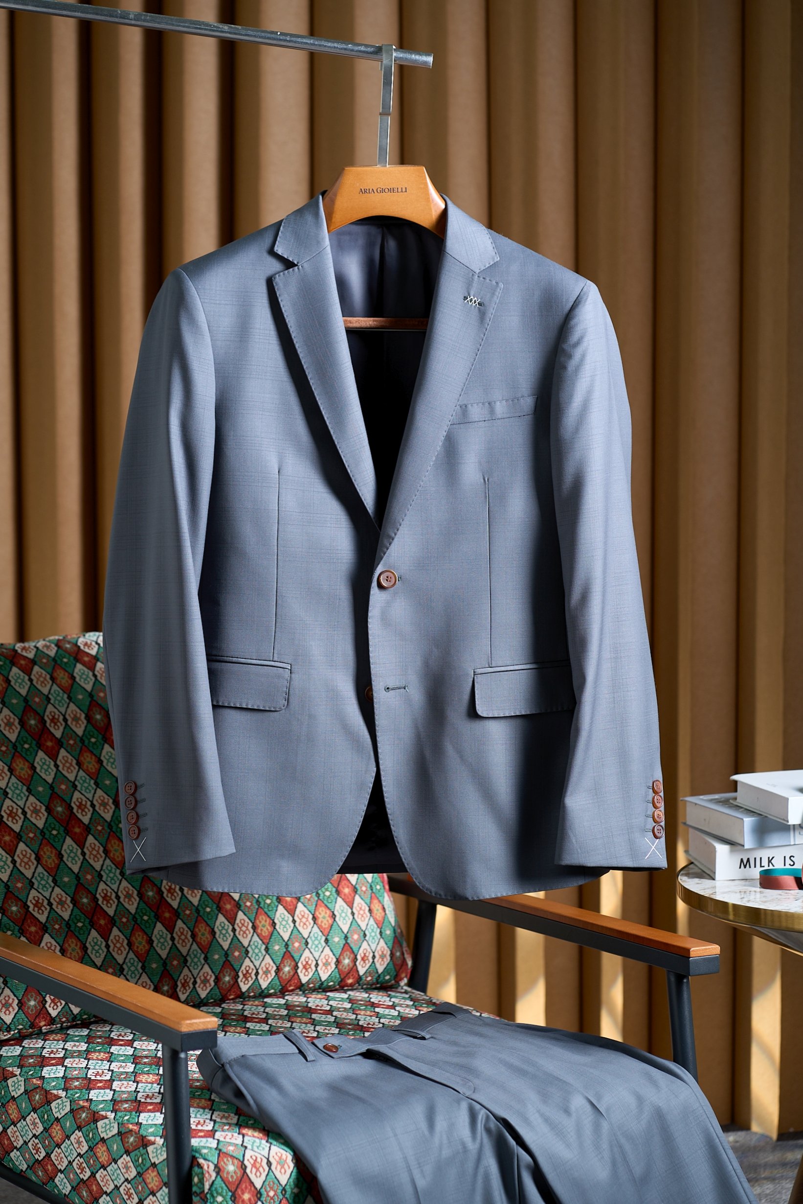 NO:648981,Collection of luxury Prince of Wales check jacquard dark pattern EZ home fabric for commuting, four-season flat lapel design, yellow horn buckle embellished suit suit, collection-level luxury suit, Prince of Wales check commuter gentleman aesthetics.  When EZ's high-end fabrics meet the century-old classic Prince of Wales pattern, a collection-level commuter suit that spans four seasons is born. High-count jacquard dark pattern fabrics are selected, with a texture as delicate as velvet. When the light flows, the dark pattern of the plaid is looming. It hides a luxurious texture in a low-key manner, and it can still remain crisp and stylish after being tempered by time.  The notch lapel design is a timeless classic in commuting scenes. The collar shape with precise angles modifies the neck line, taking into account both the sense of business formality and the sense of daily relaxation. Whether it is a calm confrontation at the negotiation table or a graceful transaction at a business banquet, it can be controlled calmly. The finishing touch is the horn buckle, which has a unique natural texture. The warm luster and the plaid fabric create a textural collision, breaking the dullness of solid-color suits and injecting low-key recognition into gentleman's outfits.  The core highlight is the fabric properties that are suitable for all seasons. The breathable and moisture-absorbing fiber structure makes commuting refreshing and burden-free in spring. It can also keep dry when worn with thin inner layers in summer. It can be layered with knitted sweaters in autumn to show the sense of layering. It still maintains a crisp silhouette when worn with sweaters in winter.  .The entire suit adopts three-dimensional tailoring technology to modify the shoulder line and waist and abdominal curves. It can show a natural drape without the need for deliberate care. Every stitch has high-end genes. It is not only a reliable partner for daily commuting, but also a luxury item worth collecting.  Size M-3XL,,sweaters,business suit,alexander wang19860909典藏奢品威尔士亲王格提花暗纹EZ家面料通勤四季款平驳领设计黄牛角扣点缀套西西装典藏级奢品套西,威尔士亲王格的通勤绅士美学. 当EZ家高定面料邂逅百年经典威尔士亲王格,一件跨越四季的典藏级通勤套西由此诞生.精选高支数提花暗纹面料,肌理细腻如丝绒触感,光线流转间,格纹暗纹若隐若现,低调中暗藏奢级质感,历经时光淬炼仍能保持挺括有型. 平驳领设计是通勤场景的永恒经典,角度精准的领型修饰颈部线条,兼顾商务正式感与日常松弛感,无论是谈判桌前的沉稳交锋,还是商务宴请的得体周旋,皆能从容驾驭.点睛之笔的黄牛角扣,天然纹理独一无二,温润光泽与格纹面料形成质感碰撞,打破纯色西装的沉闷,为绅士穿搭注入低调辨识度. 四季适配的面料特性的是核心亮点,透气吸湿的纤维结构,让春日通勤清爽无负担,夏日搭配薄内搭亦能保持干爽,秋日叠穿针织衫尽显层次感,冬日内搭毛衣仍不失挺括轮廓.整套西装采用立体剪裁工艺,修饰肩线与腰腹曲线,无需刻意打理便能呈现自然垂坠感,每一处针脚都暗藏高定基因,既是日常通勤的可靠伙伴,亦是值得收藏的奢品单品. 码数M-3XL,,sweaters,business suit,alexander wang,Men's clothing