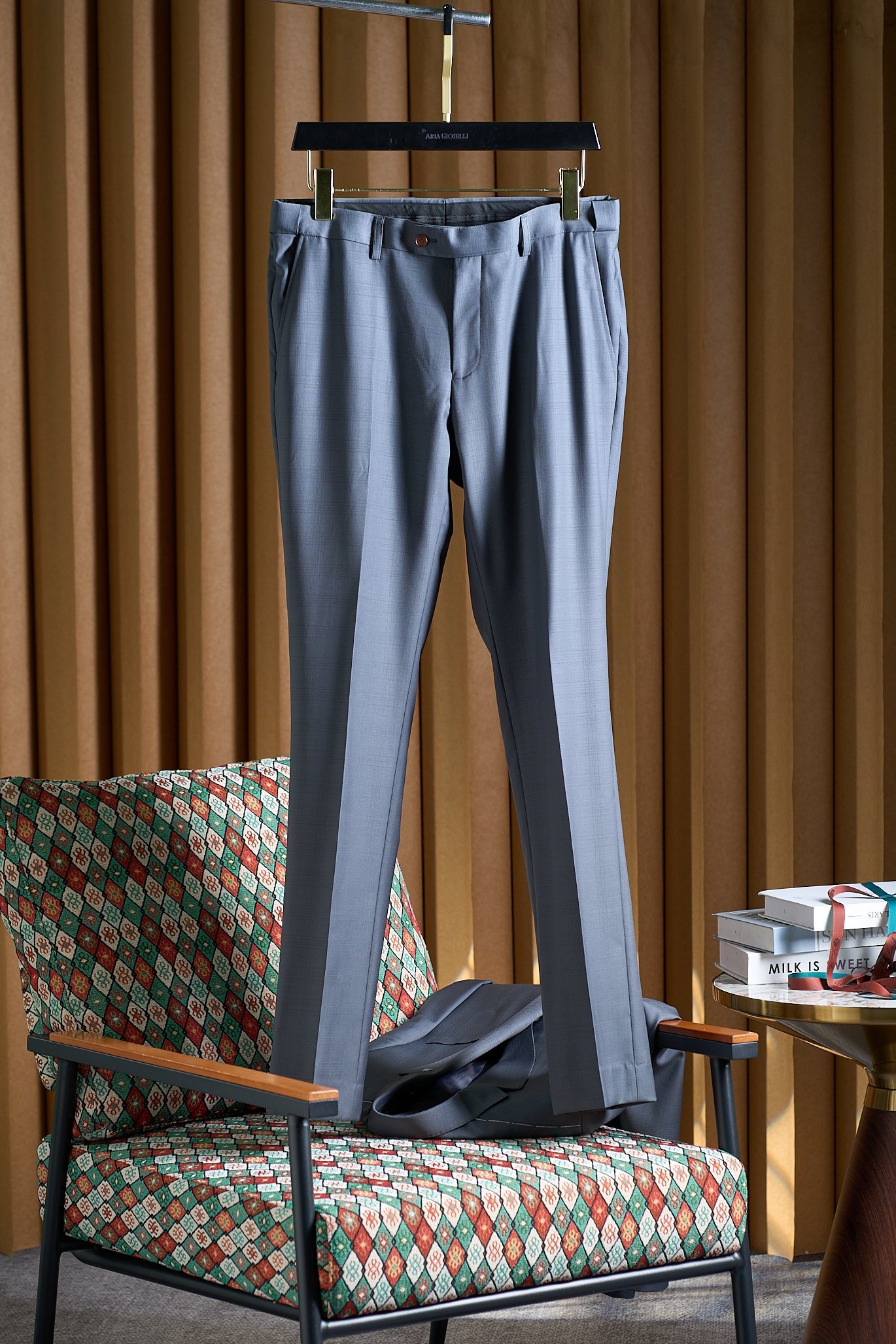 NO:598836,[Collection of luxury Prince of Wales check jacquard dark pattern EZ home fabric commuting four-season flat lapel design yellow horn buckle embellished suit] Collection of luxury suit, Prince of Wales check commuter gentleman aesthetics.  When EZ's high-end fabrics meet the century-old classic Prince of Wales pattern, a collection-level commuter suit that spans four seasons is born. High-count jacquard dark pattern fabrics are selected, with a texture as delicate as velvet. When the light flows, the dark pattern of the plaid is looming. It hides a luxurious texture in a low-key manner, and it can still remain crisp and stylish after being tempered by time.  The notch lapel design is a timeless classic in commuting scenes. The collar shape with precise angles modifies the neck line, taking into account both the sense of business formality and the sense of daily relaxation. Whether it is a calm confrontation at the negotiation table or a graceful transaction at a business banquet, it can be controlled calmly. The finishing touch is the horn buckle, which has a unique natural texture. The warm luster and the plaid fabric create a textural collision, breaking the dullness of solid-color suits and injecting low-key recognition into gentleman's outfits.  The core highlight is the fabric properties that are suitable for all seasons. The breathable and moisture-absorbing fiber structure makes commuting refreshing and burden-free in spring. It can also keep dry when worn with thin inner layers in summer. It can be layered with knitted sweaters in autumn to show the sense of layering. It still maintains a crisp silhouette when worn with sweaters in winter.  .The entire suit adopts three-dimensional tailoring technology to modify the shoulder line and waist and abdominal curves. It can show a natural drape without the need for deliberate care. Every stitch has high-end genes. It is not only a reliable partner for daily commuting, but also a luxury item worth collecting.  Size M-3XL,,sweaters,business suit,alexander wang19860909【典藏奢品威尔士亲王格提花暗纹EZ家面料通勤四季款平驳领设计黄牛角扣点缀套西西装】 典藏级奢品套西,威尔士亲王格的通勤绅士美学. 当EZ家高定面料邂逅百年经典威尔士亲王格,一件跨越四季的典藏级通勤套西由此诞生.精选高支数提花暗纹面料,肌理细腻如丝绒触感,光线流转间,格纹暗纹若隐若现,低调中暗藏奢级质感,历经时光淬炼仍能保持挺括有型. 平驳领设计是通勤场景的永恒经典,角度精准的领型修饰颈部线条,兼顾商务正式感与日常松弛感,无论是谈判桌前的沉稳交锋,还是商务宴请的得体周旋,皆能从容驾驭.点睛之笔的黄牛角扣,天然纹理独一无二,温润光泽与格纹面料形成质感碰撞,打破纯色西装的沉闷,为绅士穿搭注入低调辨识度. 四季适配的面料特性的是核心亮点,透气吸湿的纤维结构,让春日通勤清爽无负担,夏日搭配薄内搭亦能保持干爽,秋日叠穿针织衫尽显层次感,冬日内搭毛衣仍不失挺括轮廓.整套西装采用立体剪裁工艺,修饰肩线与腰腹曲线,无需刻意打理便能呈现自然垂坠感,每一处针脚都暗藏高定基因,既是日常通勤的可靠伙伴,亦是值得收藏的奢品单品. 码数M-3XL,,sweaters,business suit,alexander wang,Men's clothing